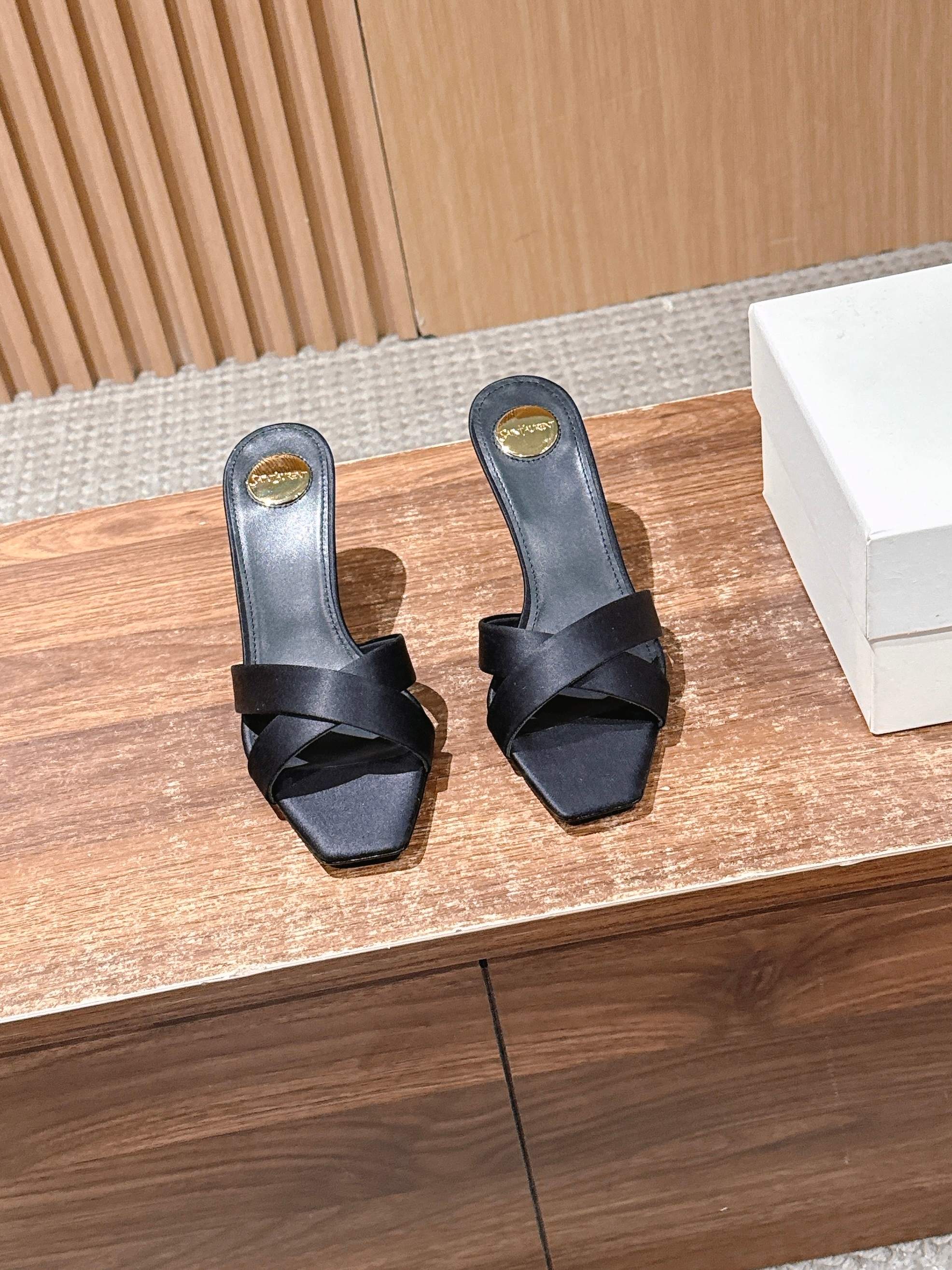 NO:723844,Saint Laurent Yves Saint Laurent satin high-heeled sandals, ysl opyum series high-heeled sandals, black silk satin + metal letter heel, perfect French elegance! The square toe design is retro and chic, and the cross straps modify the foot shape, elongating the leg line and being comfortable. The satin is silky to the touch and full of luster. It goes well with skirts or formal occasions. It can easily enhance the sense of luxury. It is a must-have item that is both fashionable and practical!  Size35-39 (40/41 customized, non-refundable), high heels and slippers, saint laurent, saint laurent, saint laurent, high heels, slippers, skirts, real silk19860909Saint Laurent 圣罗兰缎面高跟凉拖 ysl opyum系列高跟凉拖,黑色真丝缎面+金属字母跟,法式优雅气质满分!方头设计复古别致,交叉带修饰脚型,拉长腿部线条又舒适.缎面触感丝滑,光泽感十足,搭配裙装或正式场合都很出彩,轻松提升造型高级感,是时尚与实用兼具的必备单品! Size35-39（40/41定制不退换）,高跟鞋拖鞋,saint laurent,saint laurent,saint laurent,high heels,slippers,skirts,real silk,Women's Shoes