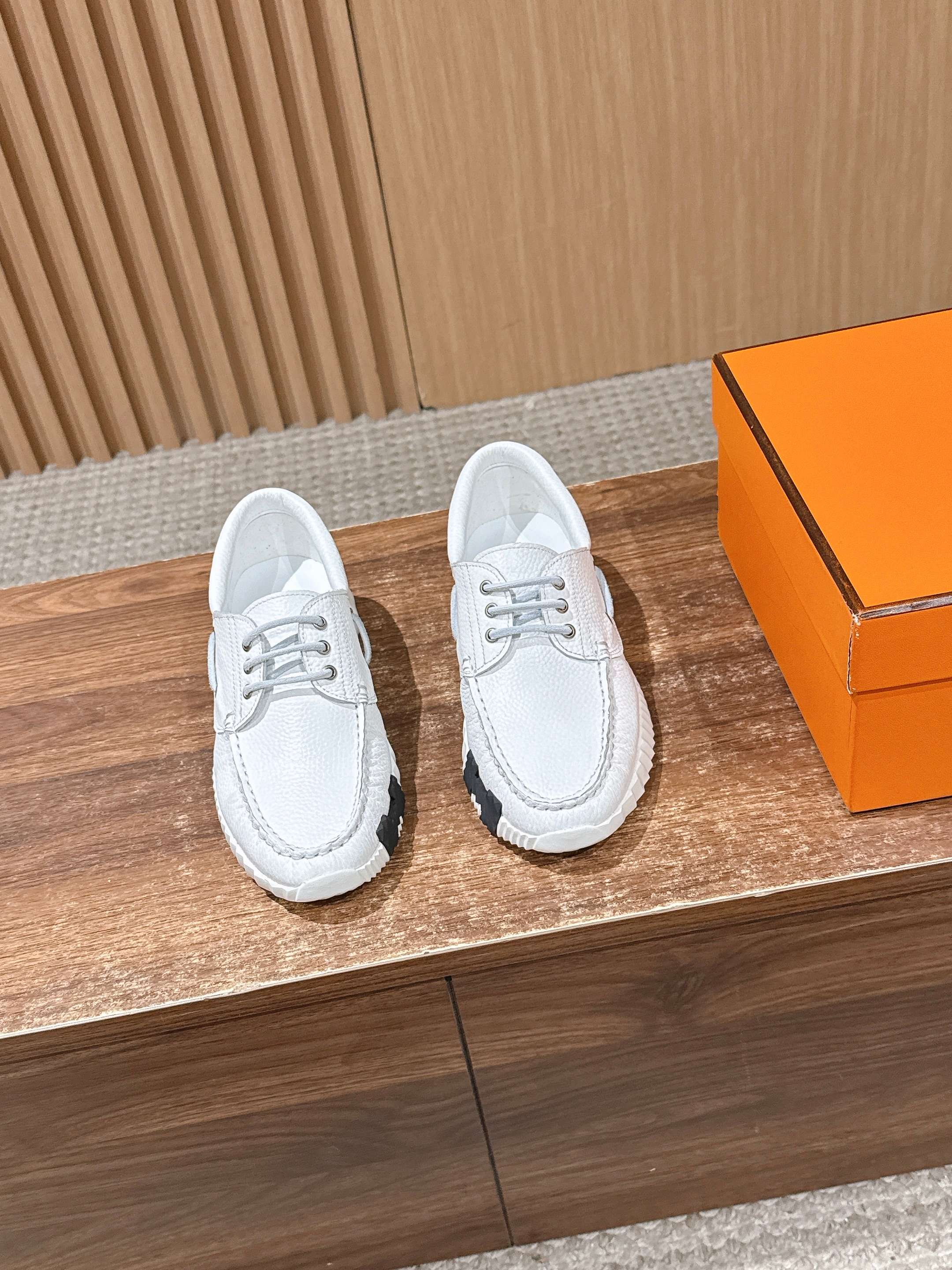 NO:723769,Men +10 Hermes Ketch couple's casual sports loafers. Wow!  This pair of lace-up low-top shoes is the perfect combination of sports and fashion!  The suede calfskin material has a great texture, feels soft, and is very breathable. The low-top design makes the ankles very slender and there is no burden when walking. The lace-up style allows you to adjust the tightness by yourself, which is super considerate. Whether it is a long stride when running or a casual stroll on the street, it can be perfectly adapted. And it is also a couple style. Wear it with your significant other and walk on the road, and the rate of turning heads will definitely be high!  Hurry and have this sweetness and comfort with your TA~ Size female size 35-39/40, male size 39-44/45, casual shoes/sports shoes, hermes, hermes, loafers, sneakers, cowhide19860909男＋10 Hermes Ketch 爱马仕情侣休闲运动乐福鞋 哇塞！这双系带低帮鞋简直是运动与时尚的完美结合呀！绒面小牛皮的材质,质感超棒,摸起来软软的,还特别透气呢.低帮的设计,显得脚踝特别纤细,走路也毫无负担. 系带的款式,可以自己调节松紧,超级贴心.不管是跑步时的大步流星,还是休闲时的漫步街头,它都能完美适配.而且还是情侣款哦,和另一半一起穿上,走在路上,回头率绝对超高！快和你的那个TA一起拥有这份甜蜜与舒适吧~ Size女码35-39/40订 男码39-44/45订,休闲鞋/运动鞋,hermes,hermes,loafers,sneakers,cowhide,Women's Shoes