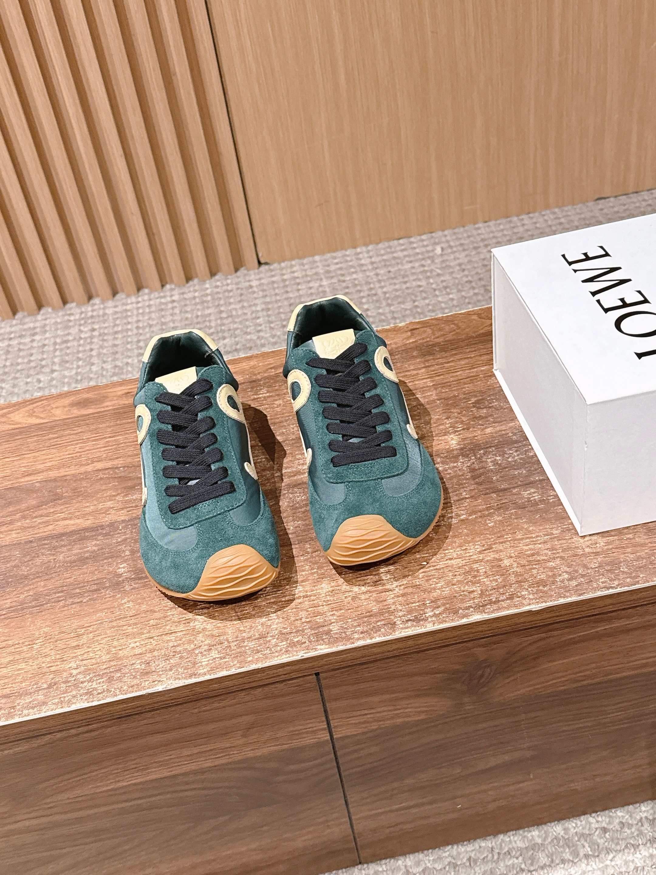 NO:723796,LOEWE's new big-toe sports shoes, Ballet Runner 2.0 ballet Forrest shoes, have a more interesting toe design and a novel heel design that is soft and comfortable. This Forrest Gump shoe will be rated as the most comfortable Heelys shoe of the year, as if you are walking on flat ground!  It is recommended to choose the correct size for sports shoes. The shoes are simple and neat low-top shoes with the initials of the brand logo on the side. The most important point is that you will fall in love with these shoes and you will never choose other sports styles. Material introduction: The upper is made of imported cowhide + calfskin + windbreaker cloth (it tests the stitching skills), and the original custom-made abrasive outsole!  Completely packaged, comfortable, simple and versatile Forrest Gump shoes, the design is inspired by ballet shoes and the shoe style of the 1970s, a little retro!  !  Original box packaging!  Size35-45M,casual shoes/sports shoes,loewe,loewe,sneakers,cowhide19860909LOEWE#罗意威新款大头运动鞋Ballet Runner2.0芭蕾阿甘鞋,鞋头的设计更有趣味性,脚后跟设计新颖 柔软舒适,这款阿甘鞋会被评为年度最舒适的暴走鞋 ,如履平地 ！运动鞋建议正码  鞋子呈简约利落的低帮鞋型,侧面有品牌Logo的首字母,最重要的一点 ,穿上这款鞋就一定会爱上,而且再也无心选备其他运动风了. 材质介绍 : 鞋面由进口牛绒+小牛皮+风衣布 拼接而成 (很考验针车走线的技术哟) ,原版定制磨具大底！ 配齐包装  舒适 简约 百搭 暴走阿甘鞋 ,设计灵感来源于芭蕾舞鞋和20世纪70年代的鞋履风格,有些小复古 ！！原盒包装！Size35-45M,休闲鞋/运动鞋,loewe,loewe,sneakers,cowhide,Women's Shoes