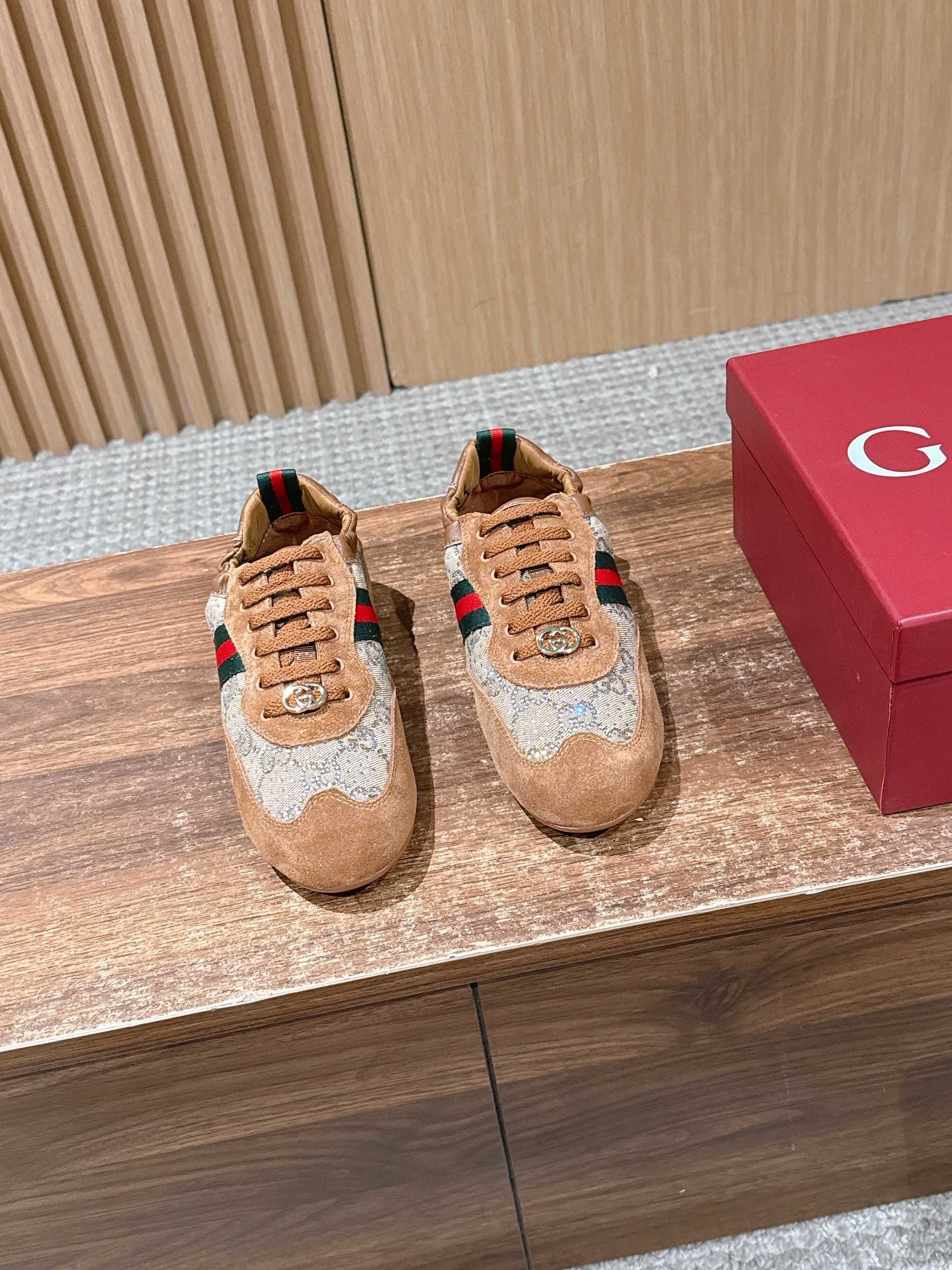 NO:723775,Men's GUCCI new diamond-faced moral training thin-soled sneakers. The lightweight design reinterprets sports style. The neat silhouette adds a sense of freedom and shows exquisite texture when moving. The webbing details are like an endless ribbon running through the entire design, and the side stitching details add the finishing touch. Suede material splicing fabric upper with hot diamonds  Size35-45 (40 for women and 45 for men, custom-made and non-returnable), casual shoes/sports shoes, gucci, gucci, sneakers, chamois leather19860909男 GUCCI 古驰新款钻面德训薄底 运动鞋 轻盈设计焕新诠释运动风尚.利落廓形更添自在本色,行动间彰显精致质感.织带细节宛如一道延绵不绝的饰带贯穿于整个设计,侧边缝线细节增添点睛之笔. 麂皮材质拼接布面烫钻鞋面 Size35-45（女40男45定做不退换）,休闲鞋/运动鞋,gucci,gucci,sneakers,chamois leather,Women's Shoes