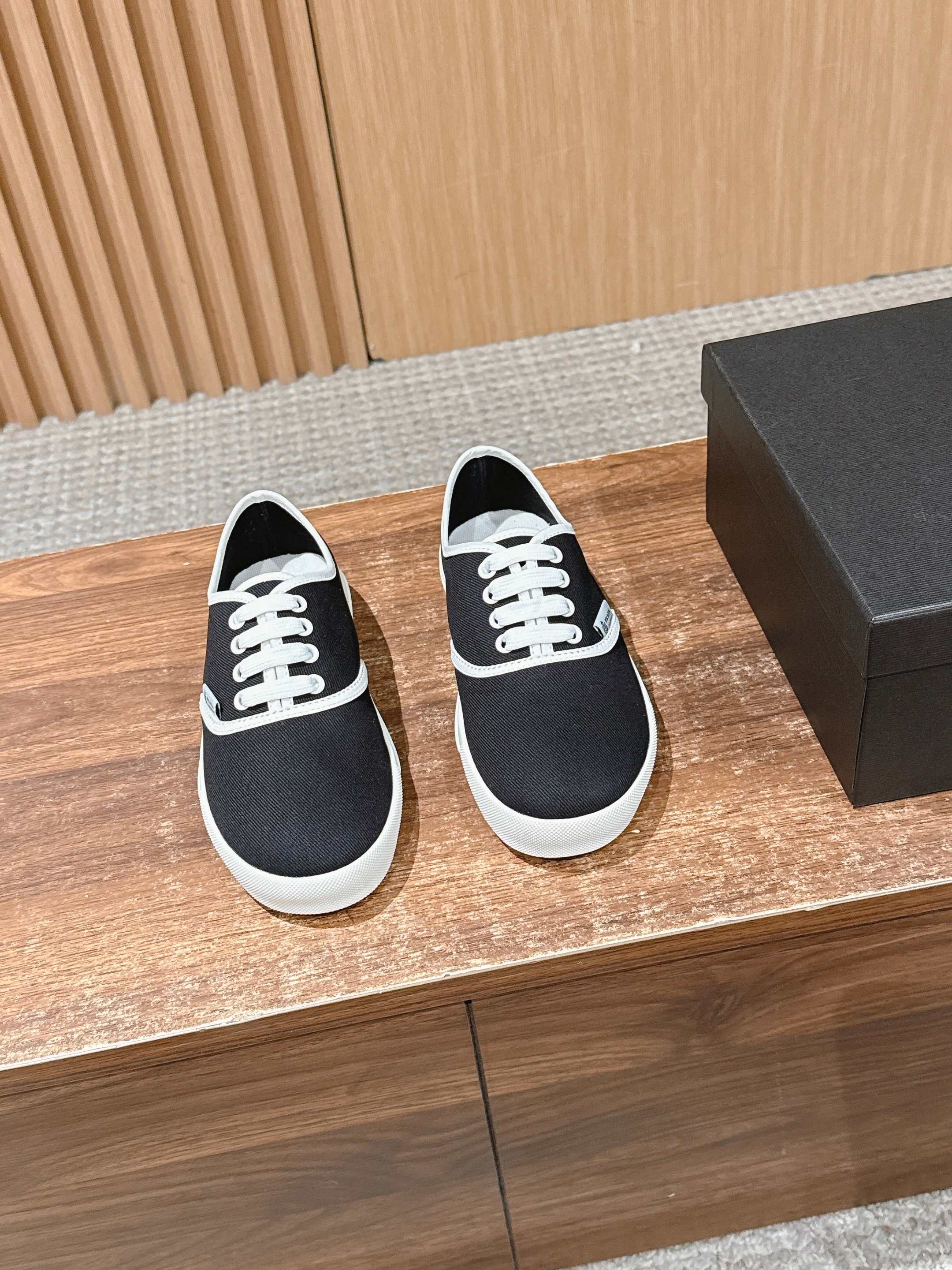 NO:723786,PRADA Prada catwalk thin-soled lace-up canvas shoes, casual sports shoes. This ultra-light sports shoe is made of recycled nylon and suede leather to create a three-dimensional shoe shape. The mixed materials highlight Prada's sports style and exquisite craftsmanship. The flat sole is reminiscent of classic ballet flats, and the side elastic design is easy to put on and take off. Exquisite packaging at the delivery counter. Fabric: Original custom-made imported high-density canvas. Custom-made imported breathable mesh lining. Original open-molded non-slip rubber sole.  Bottom thickness 2CM Size: Women's 35-39/40 customized, casual shoes/sports shoes, prada, prada, flats, sneakers19860909PRADA 普拉达走秀款薄底系带帆布鞋 休闲运动鞋 这款至臻轻盈的运动鞋以再生尼龙与绒面皮革打造立体鞋形,混搭材质彰显了Prada的运动风尚与精湛工艺灵魂.平底让人联想起经典芭蕾平底鞋,侧帮弹力设计方便穿脱. 配送专柜精美包装 面料:原版定制进口高密度帆布 内里定制进口透气网里 鞋底原版开模防滑橡胶材质 底厚2CM Size : 女款35-39/40订制,休闲鞋/运动鞋,prada,prada,flats,sneakers,Women's Shoes