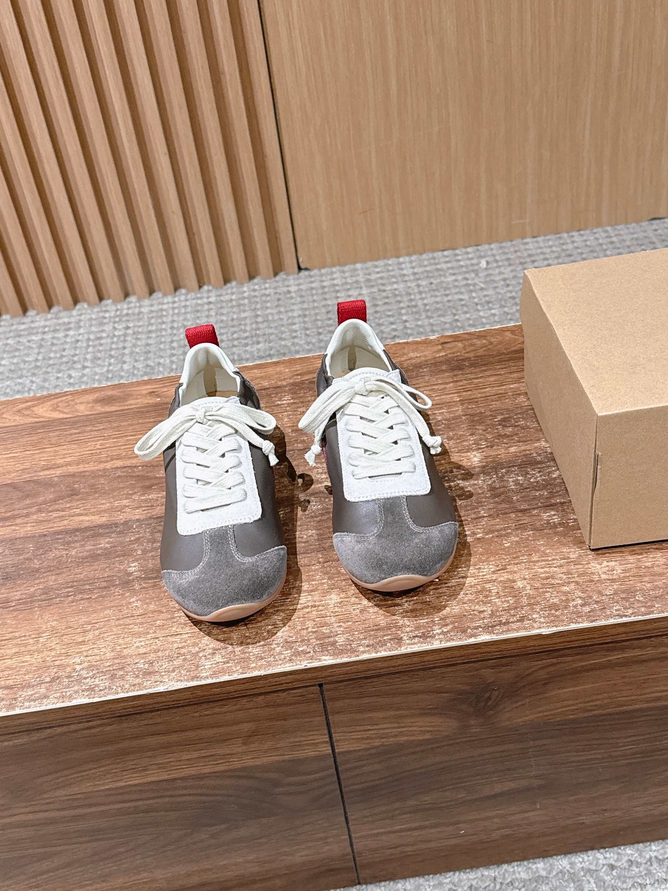 NO:723806,UMA WANG/26ss new retro lace-up moral training shoes and casual shoes are lined with fine lambskin, which is skin-friendly and breathable. The upper stitching and distressed effects are all hand-processed, and the stitching is delicate and has a natural hand-made temperature, which reflects the craftsmanship standards of high-end designer brands.  It adopts a rubber outsole, which is soft and non-slip, and fits the foot when walking, taking into account the retro style and comfort. The low saturation color matching is very adaptable. It can be paired with suits and dresses to create a formal look, and can also be combined with jeans and sweaters to create a casual daily style. Size35-45 (45 for women, 45 for men, custom-made and non-refundable), casual shoes/sports shoes, sneakers, hoodie, sweatshirts, skirts, jeans, business suit, sheepskin19860909UMA WANG/26ss新款复古绑带德训鞋休闲鞋 内衬为细腻小羊皮,触感亲肤且透气性佳.鞋面拼接缝线、做旧效果均为手工处理,针脚细腻且带有自然的手工温度,体现了高端设计师品牌的工艺标准. 采用橡胶大底,柔软且防滑,行走时贴合脚感,兼顾了复古造型与舒适度.低饱和度配色适配性极强,既能搭配西装、连衣裙打造正式造型,也能与牛仔裤、卫衣组合出随性日常风格. Size35-45（女40男45定制不退换）,休闲鞋/运动鞋,sneakers,hoodie,sweatshirts,skirts,jeans,business suit,sheepskin,Women's Shoes