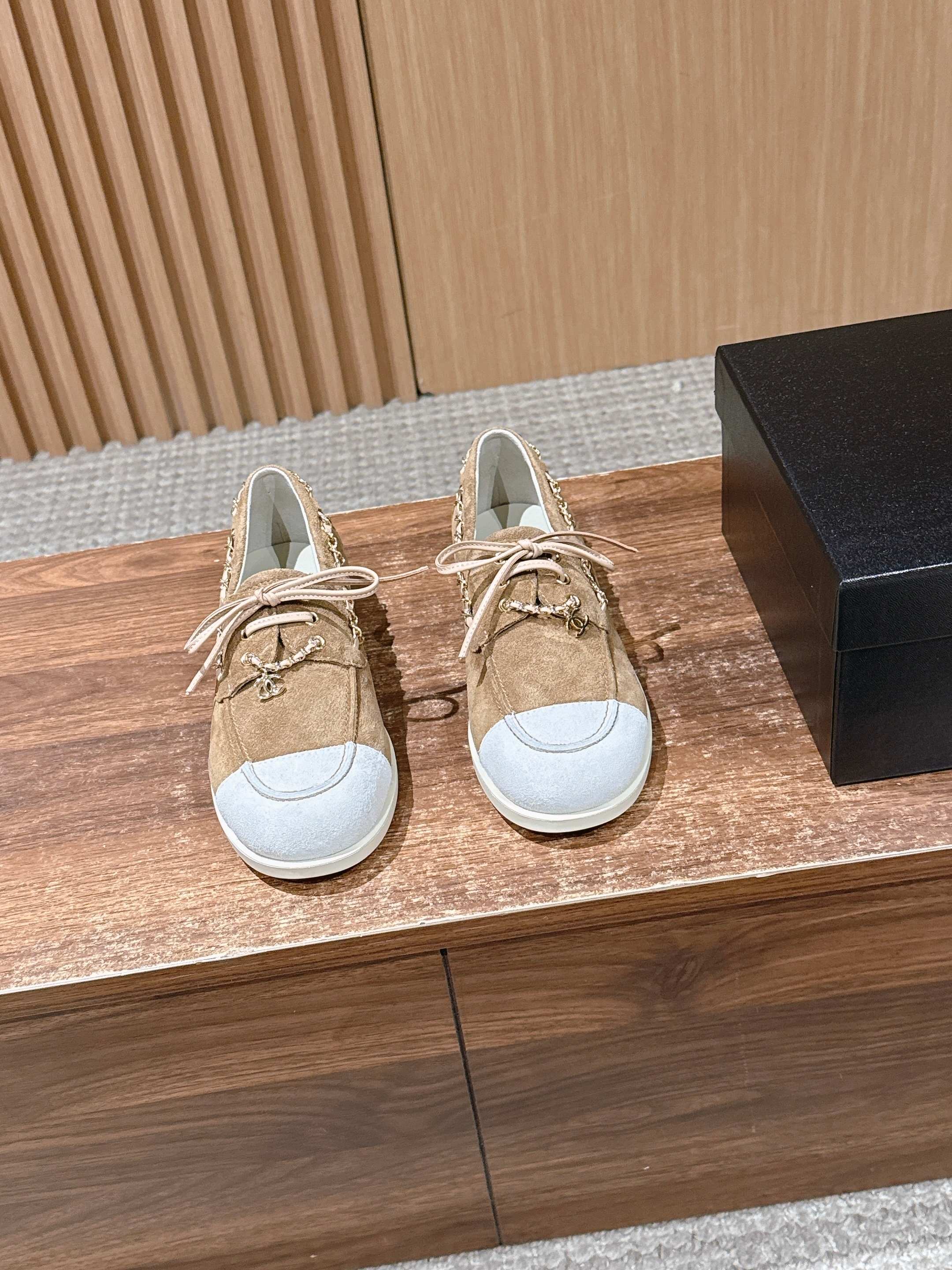 NO:723811,CHANEL Chanel 26C early spring new color-blocked suede loafers. The soles are super soft. They are extremely comfortable shoes that don’t hurt when you walk thousands of steps every day. Xiaoxiang’s flat casual shoes can be said to be the most designed shoes in recent years. The clever choice of leather chain is unique and chic. I fell in love with it at first sight. The suede color-blocked shoes are versatile for daily use. The most important thing is that they use soft soles. They are super comfortable and easy to wear. You will be surprised as soon as you try them on your feet.  It is a rare shoe that combines comfort, style and versatility so well. The upper is cow suede, the lining is sheepskin, the sole is molded and wear-resistant, and the rubber outsole is Size 35-39 (customized for 40 hours, non-refundable), casual shoes/sports shoes, chanel, chanel, loafers, sneakers, sheepskin, chamois leather19860909CHANEL 香奈儿26C早春新款拼色麂皮乐福鞋 鞋底超软 无比舒适的豆豆鞋 日行万步脚不疼 小香这双平底休闲鞋 可以说是这几年最具设计感的鞋子了 巧妙选用皮穿链条个性别致 一眼就爱上 麂皮拼色 日常又百搭 最最主要是选用了柔软的鞋底 超级舒服好穿 只要上脚试穿都会很惊喜 是难得将舒适 洋气 百搭融合得这么好的一款鞋 鞋面牛反绒 内里羊皮 鞋底开模耐磨生胶大底 Size35-39(40定制不退换),休闲鞋/运动鞋,chanel,chanel,loafers,sneakers,sheepskin,chamois leather,Women's Shoes