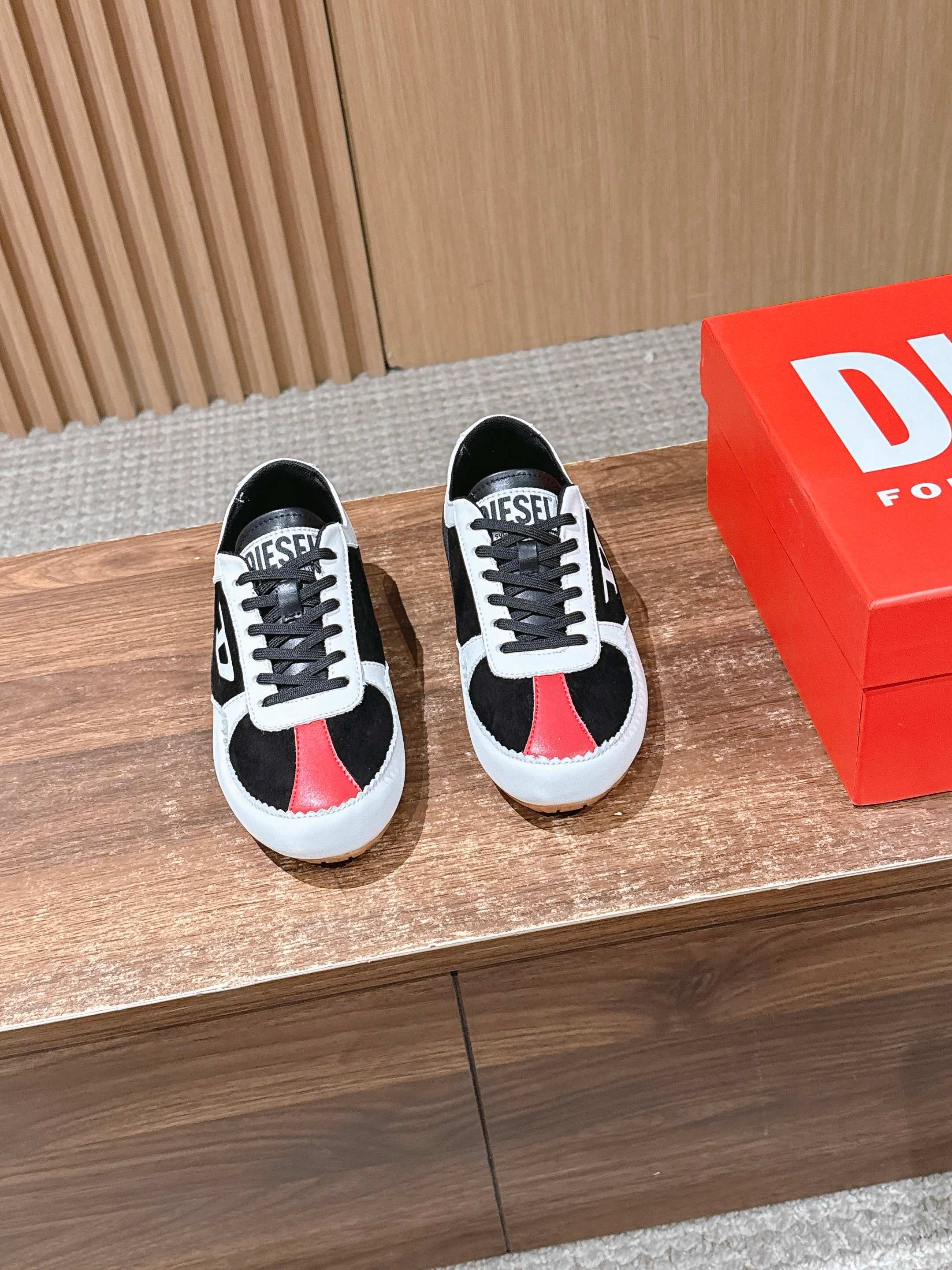 NO:723823,DIESEL 26ss lace-up splicing casual shoes Forrest Gump shoes are both casual and convenient. The low-top model uses black and pink contrast shoelaces to add a sweet and cool style; the overall lines are neat and retro sports style, suitable for daily casual wear. The touch is delicate and has a matte texture. The splicing process of different styles makes the shoe body richer in layers;  Diesel's iconic letter logo and D-shaped logo are printed on the tongue and side of the shoe. The shoe box uses the brand's classic orange as the main visual and is printed with the brand slogan. The highly recognizable logo strengthens the brand's street trend tone. Upper cowhide leather lining sheepskin outsole rubber outsole size 35-40 (40 size customization is non-returnable) Heel height 2cm, casual shoes/sports shoes, sneakers, cowhide, sheepskin19860909DIESEL 迪赛26ss绑带拼接休闲鞋阿甘鞋 兼具休闲与便捷性,低帮款以黑粉撞色鞋带增添甜酷风格；整体线条偏利落的复古运动风,适配日常休闲穿搭.触感细腻且自带哑光质感,不同款式的拼接工艺让鞋身层次更丰富； 鞋舌、鞋侧均印有Diesel标志性的字母Logo与D形徽标,鞋盒以品牌经典橙色为主视觉并印品牌标语,高辨识度的标识强化了品牌街头潮流的调性. 鞋面牛皮 内里羊皮 大底橡胶大底 size35-40码（40码定制不退换） 跟高2cm,休闲鞋/运动鞋,sneakers,cowhide,sheepskin,Women's Shoes