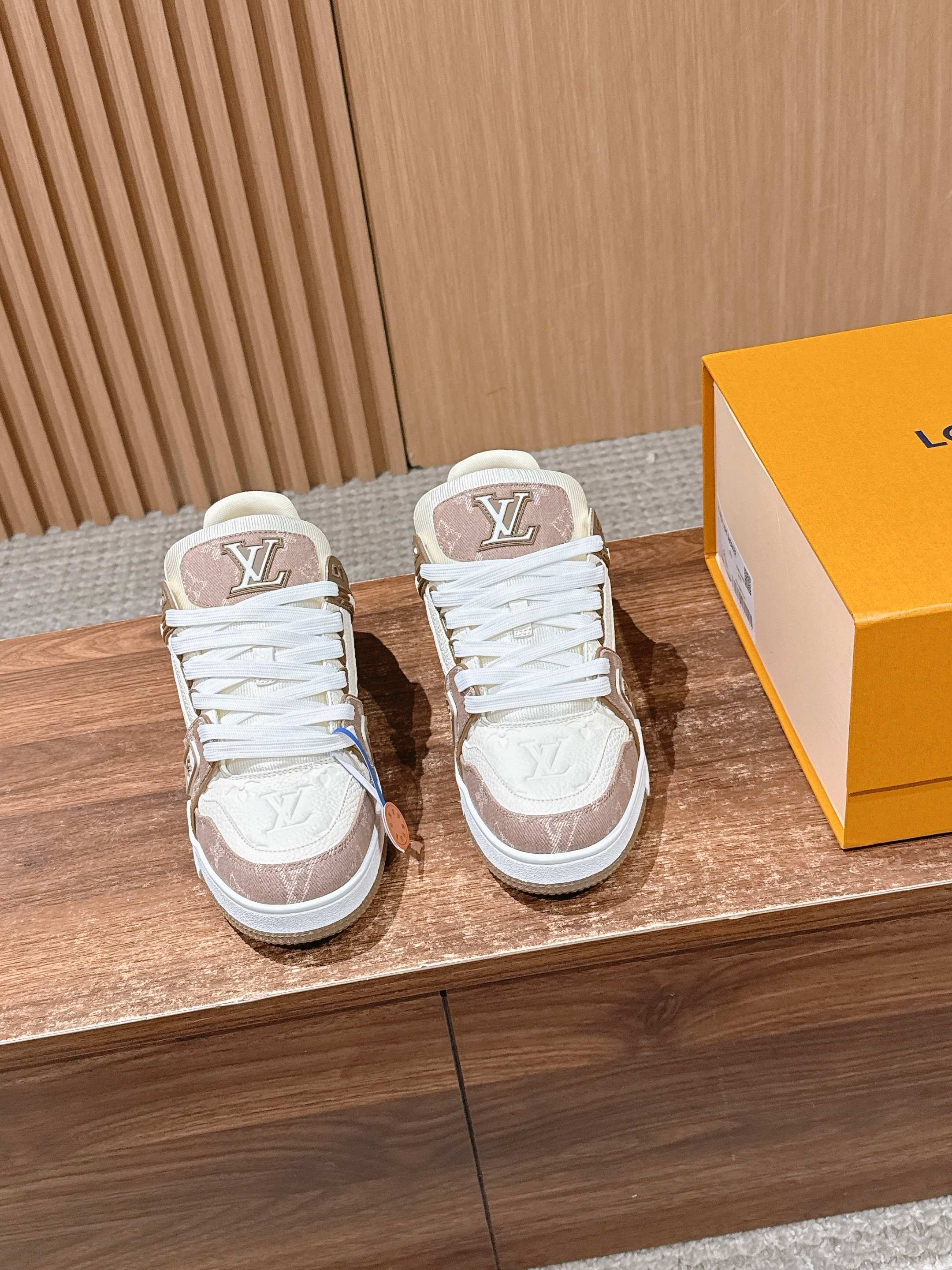 NO:723826,#couplecodeLouisVuitton #LouisVuitton casual sneakers, skate shoes, classic returns, don’t want to miss any of them!  The entire body of the shoe is covered with a small LV Monogram logo. There are many classic LV Trainer colors. Although this season's design is similar in shape, there are still many highlights in the details! Each pair of sewing takes 7 hours. The tongue, side and back are decorated with LV letters, and the side is decorated with the Vuitton logo.  The outsole is decorated with Monogram flowers. Let’s talk about the craftsmanship. The embossing on the side uses high-temperature hydraulic integrated technology, which has a strong three-dimensional effect. The toe logo forms a central axis with the upper and tongue. The stitching of the outsole is also the same as ZP. The last two stitches must be heavy stitches to prevent off-line. These subtle differences reflect the quality. Size Women’s size 35-39 (40 customization is not returnable)  Men's size 39-46 (45/46 customized, non-refundable), casual shoes/sports shoes, louis vuitton, louis vuitton, louis vuitton, sneakers19860909#情侣码 Louis Vuitton #路易威登休闲运动鞋 滑板鞋 经典回归每一个都不想错过！整个鞋身都有LVMonogram小标识覆盖 LV Trainer经典配色有很多,这一季的设计虽然在造型上比较类似,但是在细节上还是有很多亮点哒! 每双缝纫工时7小时 鞋舌、侧面和后部饰有 LV 字母 侧面饰有 Vuitton 标识 外底饰有Monogram花卉,说下工艺,侧面的压纹采用的是高温液压一体式的技术,立体感超强,鞋头logo与鞋面和鞋舌呈一条中轴线,大底车线也是跟ZP一样的工艺收针的后两针一定是重针,防止脱线,这些细微的差别体现出品质. Size 女码35-39（40定制不退换） 男码39-46（45/46定制不退换）,休闲鞋/运动鞋,louis vuitton,louis vuitton,louis vuitton,sneakers,Women's Shoes