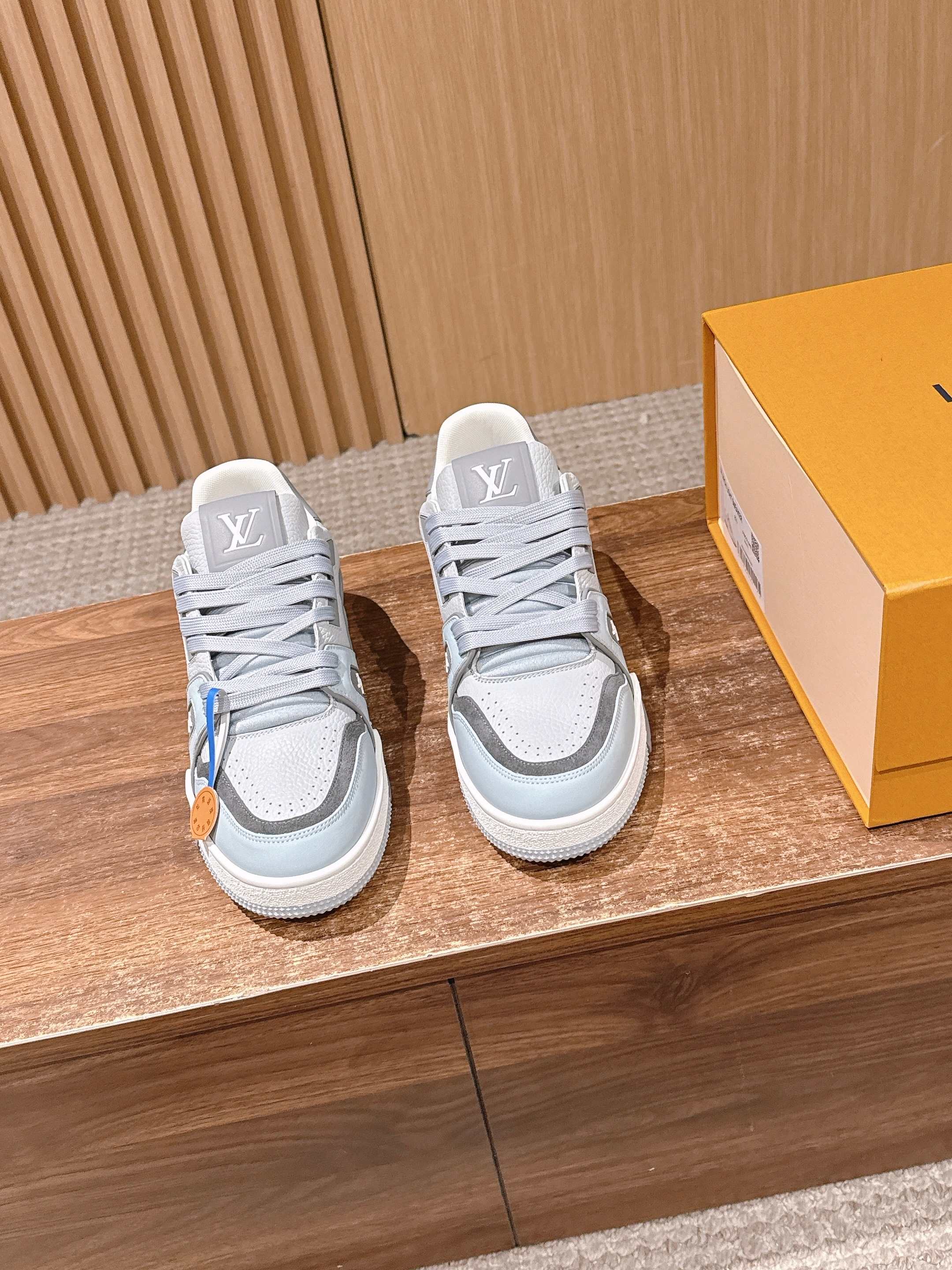 NO:723829,#男码 Louis Vuitton #Louis Vuitton casual sports shoes, skate shoes, classic returns, don’t want to miss any of them!  The entire body of the shoe is covered with a small LV Monogram logo. There are many classic LV Trainer colors. Although this season's design is similar in shape, there are still many highlights in the details! Each pair of sewing takes 7 hours. The tongue, side and back are decorated with LV letters, and the side is decorated with the Vuitton logo.  The outsole is decorated with Monogram flowers. Let’s talk about the craftsmanship. The embossing on the side uses high-temperature hydraulic integrated technology, which has a strong three-dimensional effect. The toe logo forms a central axis with the upper and tongue. The outsole stitching is also the same as ZP. The last two stitches must be heavy stitches to prevent off-line. These subtle differences reflect the quality. Size Men’s size 39-46 (45/46 customization is not returnable), casual shoes/sports shoes, louis vuitton, louis  vuitton,louis vuitton,sneakers19860909#限男码 Louis Vuitton #路易威登休闲运动鞋 滑板鞋 经典回归每一个都不想错过！整个鞋身都有LVMonogram小标识覆盖 LV Trainer经典配色有很多,这一季的设计虽然在造型上比较类似,但是在细节上还是有很多亮点哒! 每双缝纫工时7小时 鞋舌、侧面和后部饰有 LV 字母 侧面饰有 Vuitton 标识 外底饰有Monogram花卉,说下工艺,侧面的压纹采用的是高温液压一体式的技术,立体感超强,鞋头logo与鞋面和鞋舌呈一条中轴线,大底车线也是跟ZP一样的工艺收针的后两针一定是重针,防止脱线,这些细微的差别体现出品质. Size男码39-46（45/46定制不退换）,休闲鞋/运动鞋,louis vuitton,louis vuitton,louis vuitton,sneakers,Women's Shoes