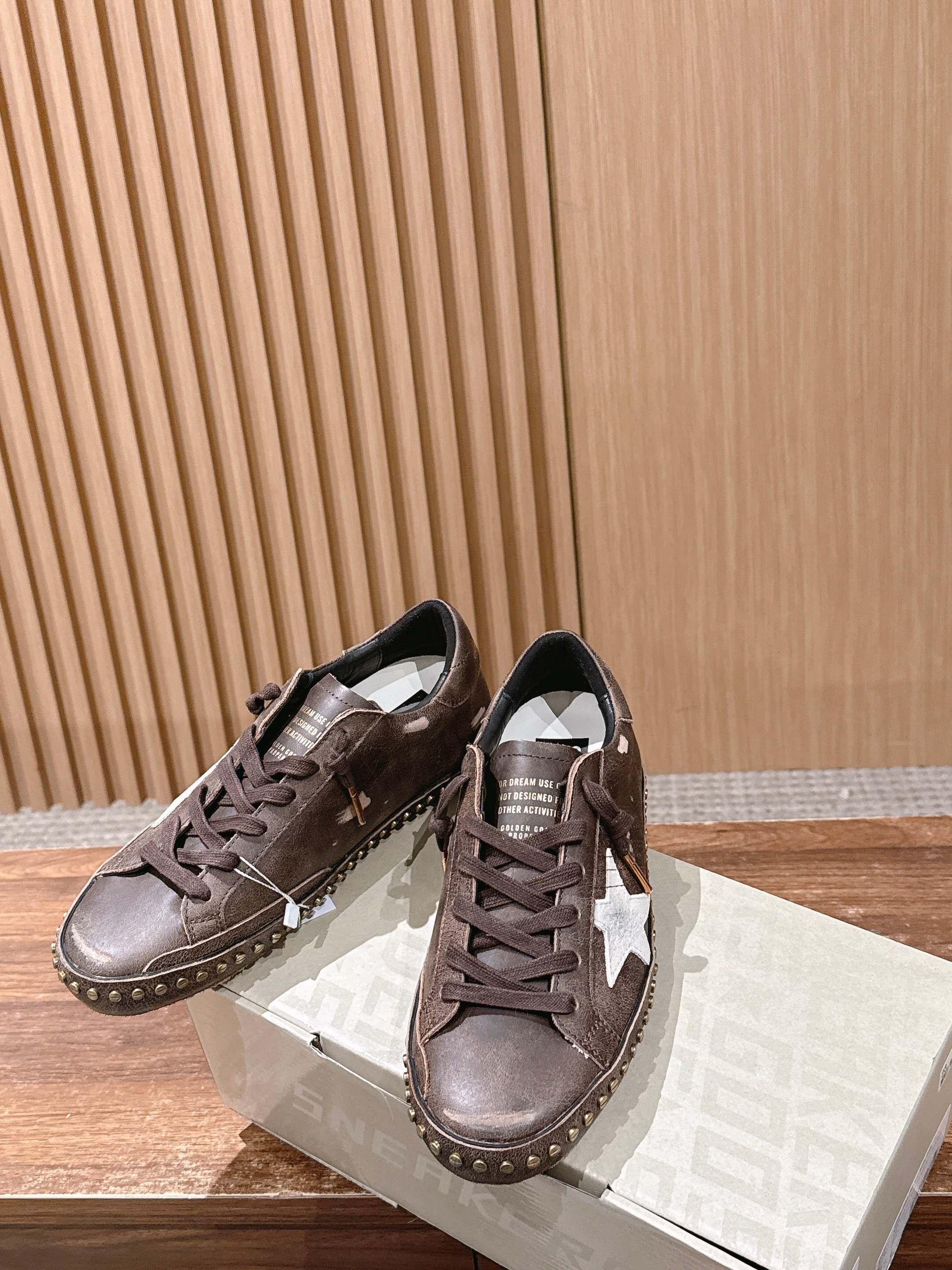 Golden Goose#沙漠西部牛仔风 脏脏鞋那可是无人不知、无人不晓的时尚单品，简直就是各路明星、网红、大咖们的最爱