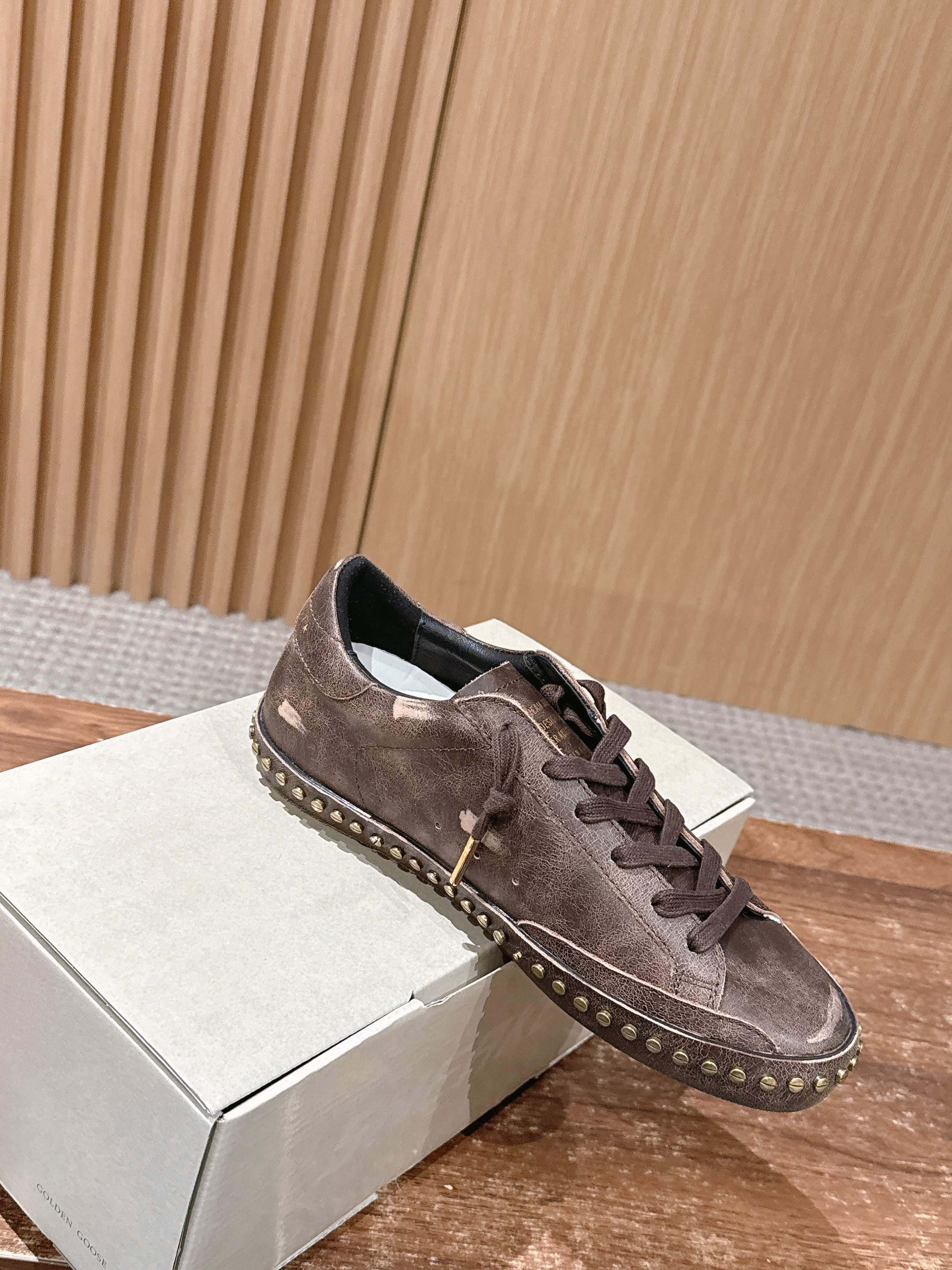 Golden Goose#沙漠西部牛仔风 脏脏鞋那可是无人不知、无人不晓的时尚单品，简直就是各路明星、网红、大咖们的最爱