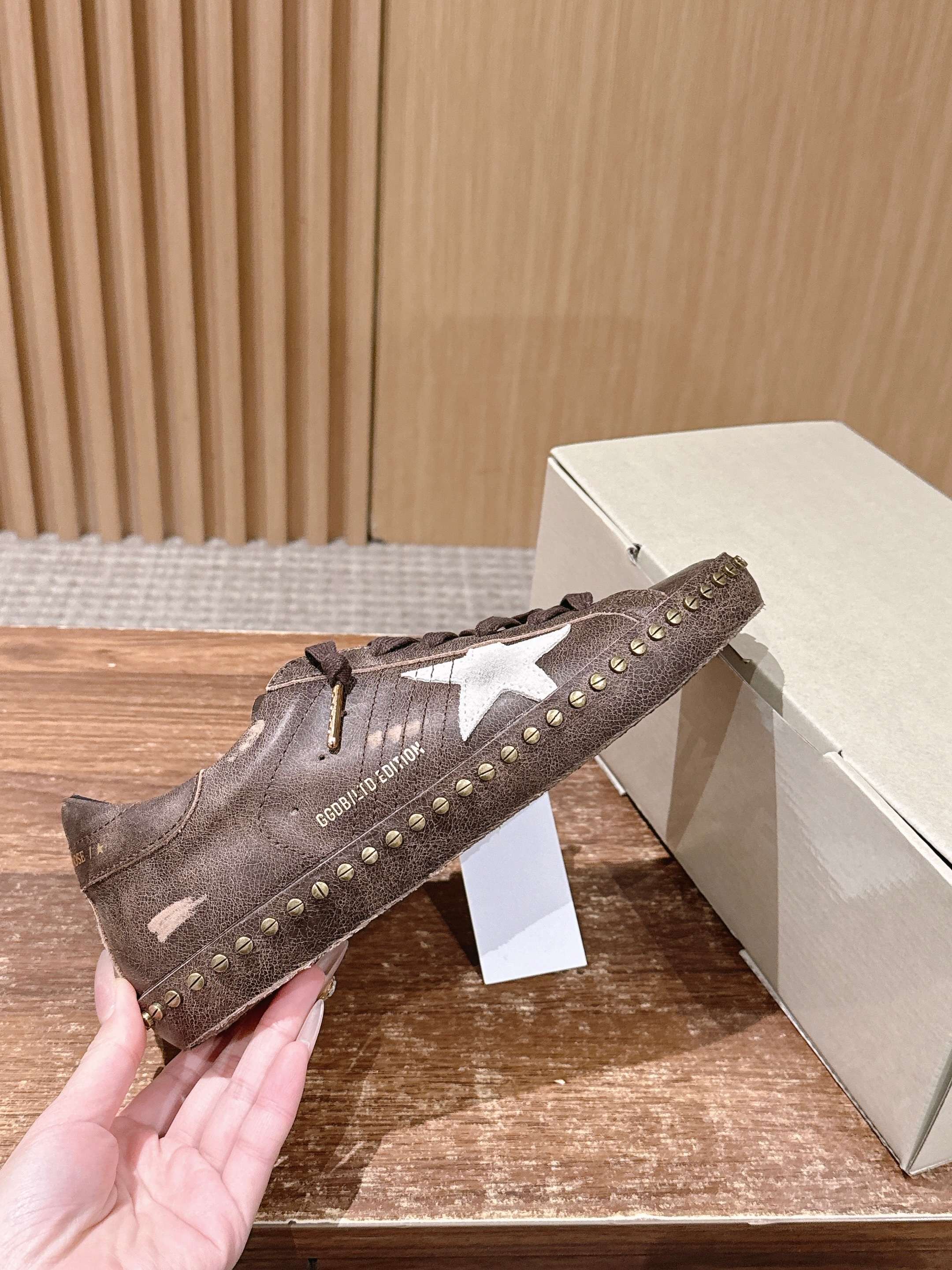 Golden Goose#沙漠西部牛仔风 脏脏鞋那可是无人不知、无人不晓的时尚单品，简直就是各路明星、网红、大咖们的最爱