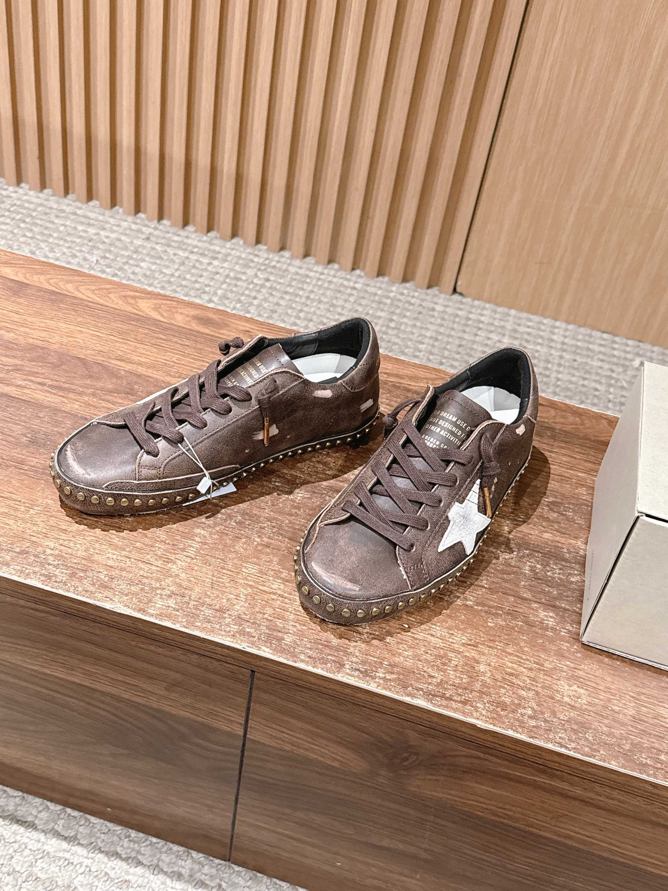 Golden Goose#沙漠西部牛仔风 脏脏鞋那可是无人不知、无人不晓的时尚单品，简直就是各路明星、网红、大咖们的最爱
