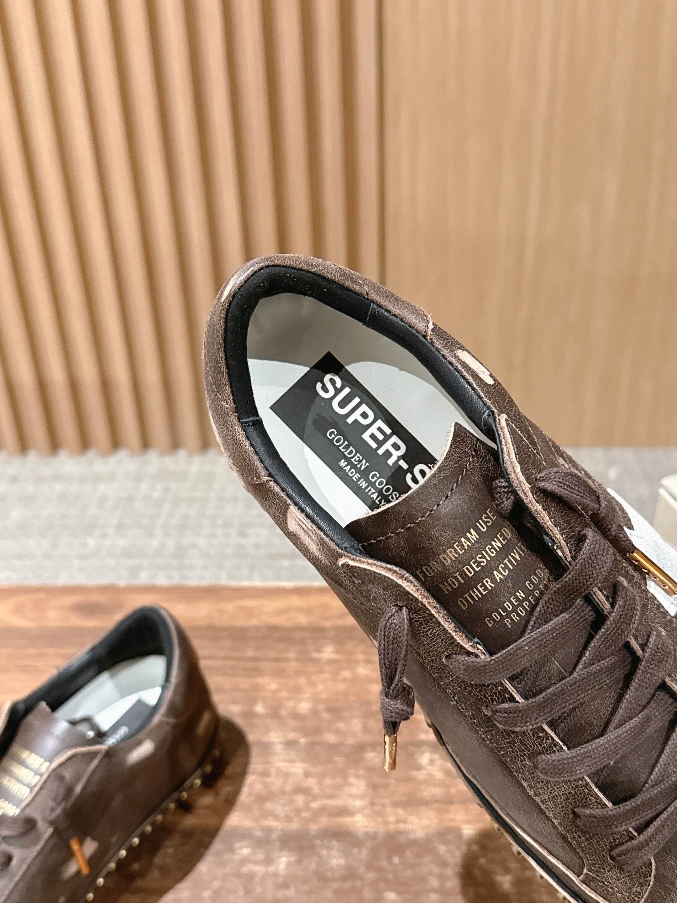 Golden Goose#沙漠西部牛仔风 脏脏鞋那可是无人不知、无人不晓的时尚单品，简直就是各路明星、网红、大咖们的最爱