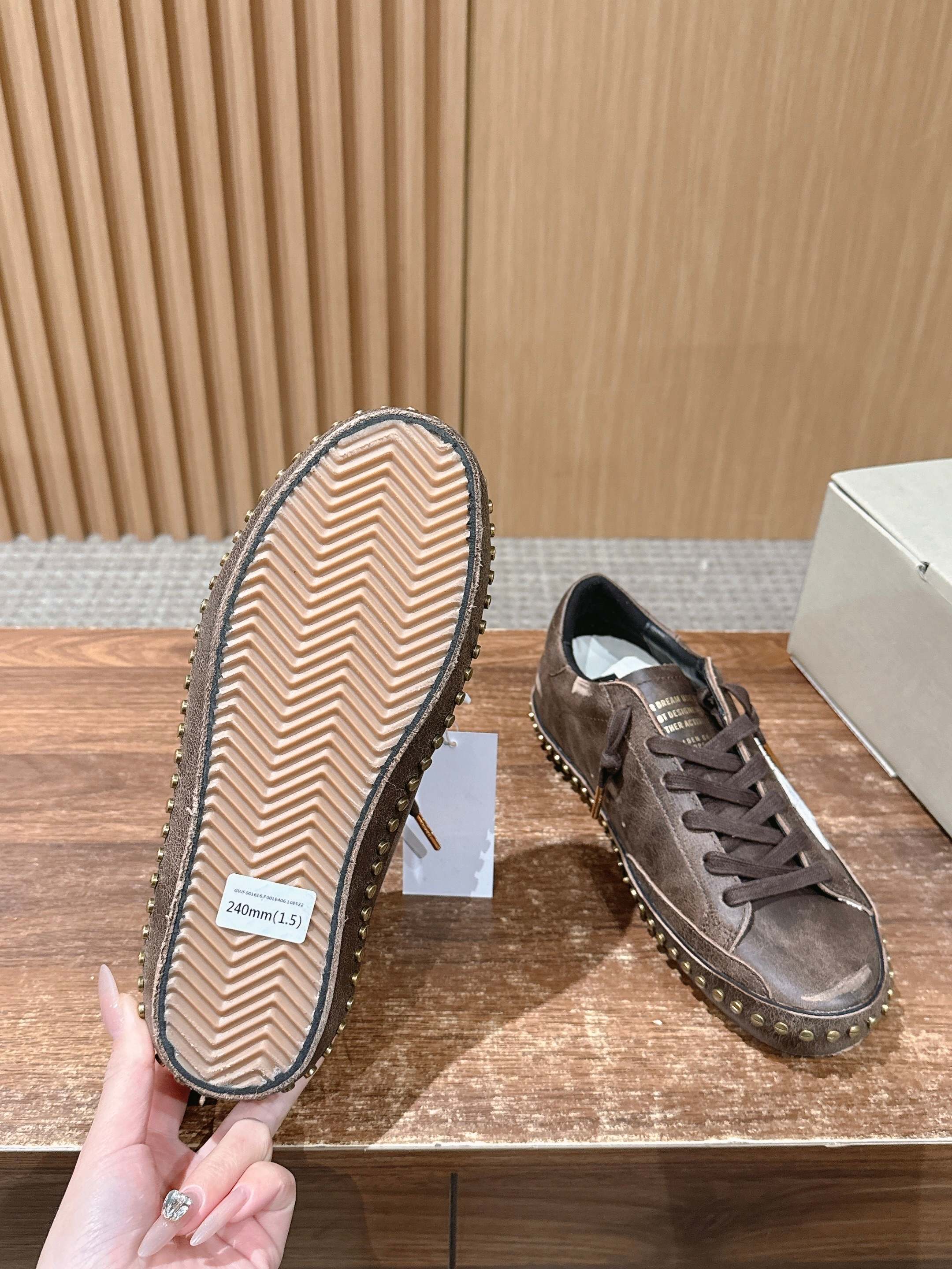 Golden Goose#沙漠西部牛仔风 脏脏鞋那可是无人不知、无人不晓的时尚单品，简直就是各路明星、网红、大咖们的最爱