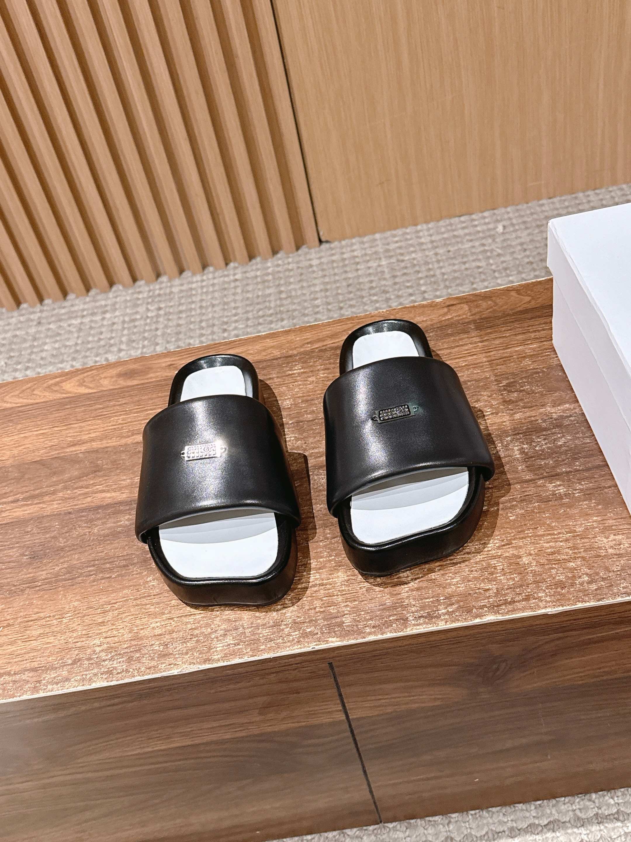 NO:723815,Maison Margiela 26ss new thick-soled flat-toe leather slippers adopt a classic single wide-band design with no unnecessary decoration and clean lines, suitable for a variety of wearing styles. They are easy to put on and take off, and the flat-soled design improves daily wearing comfort. The 'MM6' brand logo is printed on the upper strap, and the iconic elements enhance brand recognition.  The upper is made of fine leather fabric, which is soft to the touch and has a certain degree of stiffness. The sole is made of non-slip and wear-resistant rubber material, taking into account both texture and practicality. The footbed is designed according to ergonomics, with a curvature that fits the sole of the foot, making it less likely to tire your feet after long-term wear. Sheepskin upper, sheepskin lining, outsole, rubber outsole, 3cm height increase, Size 35-40 (40 size customization is non-refundable), slippers, masion margiela, masion  margiela,slippers,sheepskin19860909Maison Margiela 马吉拉26ss新款厚底平头皮革拖鞋 采用经典的单条宽带设计,无多余装饰,线条利落,适配多种穿搭风格.穿脱便捷,平底设计提升日常穿着舒适度.鞋面带处印有“MM6”品牌标识,标志性元素强化品牌辨识度. 鞋面选用细腻的皮质面料,触感柔软且具备一定挺括度,鞋底为防滑耐磨的橡胶材质,兼顾质感与实用性.鞋床根据人体工学设计,弧度贴合足底,长时间穿着不易累脚. 鞋面羊皮 内里羊皮 大底橡胶大底 增高3cm Size35-40码（40码定制不退换）,拖鞋,masion margiela,masion margiela,slippers,sheepskin,Women's Shoes