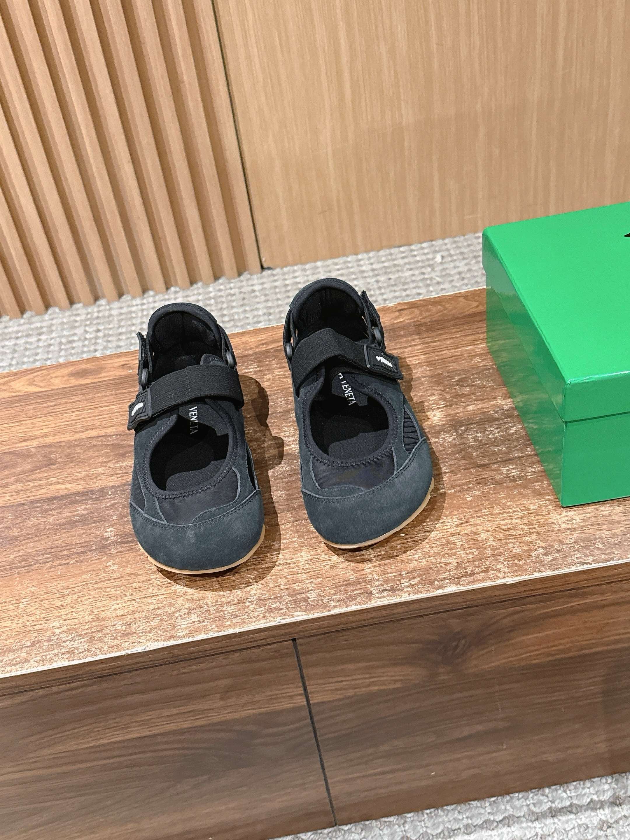 NO:723810,Bottega Veneta's 26ss early spring new round-toe Velcro Mary Jane casual shoes combine the soft silhouette of ballet flats with the strap design of Mary Jane shoes and the rubber soles of sports shoes to create a cross-border style of 'ballet sports shoes', breaking the boundaries between elegance and leisure.  Velcro straps replace traditional buckles, making it easier to put on and take off; there are no redundant decorations on the shoe body, only the brand logo is marked on the tongue, continuing BV's minimalist and low-key design language. Under the classic minimalist framework, incorporating sports and leisure elements, it is BV's modern reshaping of retro ballet shoes, reflecting the brand's innovative exploration of materials and styles. Upper cow suede/cloth Lined sheepskin outsole Original molded outsole Size35-39 (customized in size 40, non-returnable), Mary Jane, Bottega  veneta,bottega veneta,bottega veneta,mary jane,flats,sneakers,sheepskin19860909Bottega Veneta 葆蝶家26ss早春新款圆头魔术贴玛丽珍休闲鞋 将芭蕾平底鞋的柔美轮廓与玛丽珍鞋的绑带设计、运动鞋的橡胶鞋底结合,打造出“芭蕾运动鞋”的跨界风格,打破优雅与休闲的边界. 魔术贴绑带替代传统搭扣,穿脱更便捷；鞋身无多余装饰,仅在鞋舌处标注品牌标识,延续BV极简低调的设计语言.在经典极简框架下,融入运动休闲元素,是BV对复古芭蕾鞋的现代重塑,体现品牌对材质与版型的创新探索. 鞋面牛反绒/布 内里羊皮 大底原版开模大底 Size35-39（40码定制不退换）,玛丽珍,bottega veneta,bottega veneta,bottega veneta,mary jane,flats,sneakers,sheepskin,Women's Shoes