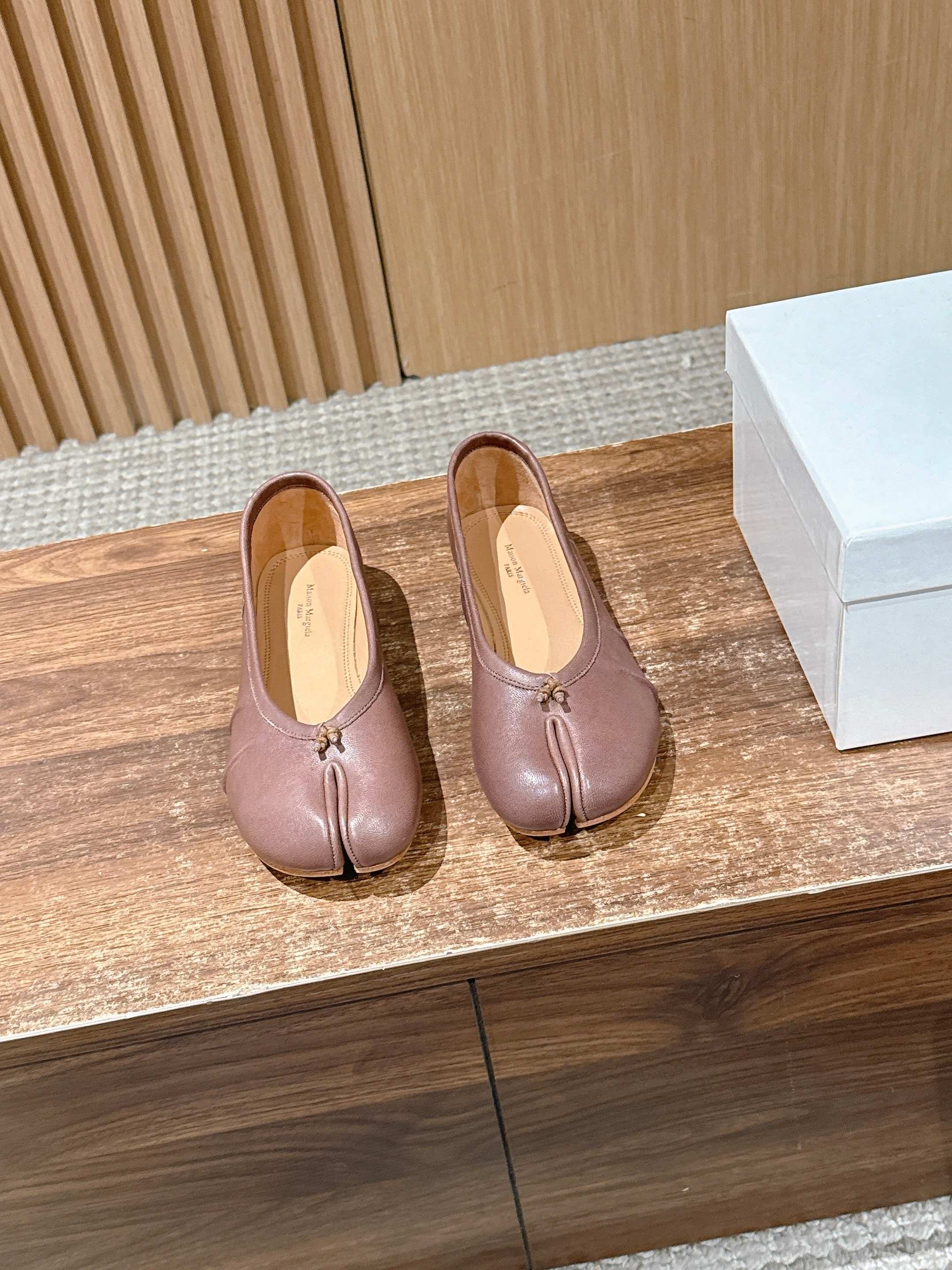 NO:723800,Maison Margiela Margiela pleated split-toe shoes Tabi split-toe ballet strappy shoes  Since Margiela's split-toe shoes were unveiled at the big show, they have firmly ranked among the brand's classic works. This split-toe pig's trotter shoe is the most iconic item. With Vetements and other sports brands replicating it in homage, split-toe shoes have returned to the mainstream in recent years and have become a symbol of fashion people and a trendy person.  As one of the entry-level items in the fashion industry, it can be said that everyone has a pair. The aesthetics need to be impacted. If you don’t like it, you can try it and you will find it really fragrant, because it is really fashionable and comfortable. It is made in three colors, black, white and milk tea, which are also the most versatile colors and full of high-end sense!  They say they have big pig's trotters, but the upper feet are very delicate and pedicured. They are very wrapping. The more you look at this series, the better it looks! Although it is a split-toe design, it does not affect the comfort at all. It is a very creative shoe. It is precisely because of this small design that it makes you the most beautiful woman on that street. The split-toe process is very complicated! It has no lining so that it does not feel foreign when worn. Then it is sewn by sewing. The seams after sewing will be raised and need to be flattened with a hammer.  It is not easy to scratch your toes if it is struck smoothly. The gap between the toes is also very small. It doesn't matter if it is one millimeter more or less. Otherwise, it will be as funny as lobster claws and will tire your feet when worn. The small lace embellishment on the toe box also adds a touch of charm to the whole shoe.  The legs are rough and delicate, like a ballet dancer's shoes, gentle and wild, with a freshness. We are already a brand new upgraded version of the second generation of Tabi. The upper is made of imported vegetable tanned sheepskin, which is more flexible and textured than the first generation cowhide.  , the skin texture is clear and full, and it also won’t get folded. Our second generation Tabi has improved the shoe collar and adopts a reverse hemming method.  The shoe mouth is more stylish and comfortable, and the lining is made of water-dyed cowhide. People who have worn more expensive shoes should know that water-dyed cowhide is very sweat-absorbent and breathable. If you drop a drop of water and try it, you will know that it is very sweat-absorbent. Half of the outsole is 3 mm genuine leather.  Half 3mm rubber heels are time-consuming and labor-intensive. It’s not that big manufacturers can’t make this kind of detail. In short, these shoes are either salty or sweet. In terms of matching, this style is also very informal. Whether it’s pants or skirts, it can be held perfectly!  If you like it, hurry up and get it~ Upper: Vegetable-tanned sheepskin material, water-dyed calfskin lining, genuine leather outsole [Note★ Don’t step on the ground when trying it on!  】 Size35-39 (40 is custom-made and cannot be returned or exchanged), split-toe shoes, masion margiela, skirts, cowhide, sheepskin, Leather soles19860909Maison Margiela 马吉拉皱褶分趾鞋 Tabi分趾芭蕾舞绑带单鞋 马吉拉的分趾款鞋在大秀上亮相以来,稳居品牌经典作品行业列,该款分趾猪蹄鞋最具标志性的单品,随着Vetements还有其他运动品牌的复刻敬意,这几年分趾鞋又重归主流成为潮人的标志,也是潮人作为时尚界的入门单品之一,可以说是人手一双.审美是需要冲击的,不喜欢的可以尝试入手会觉得真香款,因为它真的太时髦舒适了,总共做了三个颜色,黑.白.奶茶色,也是最百搭的颜色,满满的高级感！都说它是大猪蹄子,可是上脚却是十分的秀气修脚,包裹性非常强,越看越好看系列!虽然是分趾是设计,可是丝毫不影响舒适感的一款鞋子,非常有创意,恰恰是因为这个小小的设计,让你成为那条街最靓的女.分趾位的工艺非常复杂!它没有内里是为了穿着毫无异物感然后车缝起来,车缝好的合缝处会凸起还需要用锤平机来敲打平顺才不易刮脚趾.趾缝的缝隙度也是极为将就,多一毫米或者少一毫米都不行,不然就像龙虾钳一样搞笑,穿着也会累脚.鞋头的系绳小点缀也给整鞋加了鸡腿,从粗狂中显露细腻,像芭蕾舞者的舞蹈鞋似的小温柔,狂野中带着小清新.我们已经是全新升级版Tabi二代,鞋面采用进口植鞣羊皮比一代牛皮更柔韧有质感 ,皮纹清晰饱满 ,同样也不会起死折印,我们的Tabi二代改进了鞋口 采用反口镶边做法 鞋口更有型更舒服,内里是水染牛皮内里,穿过贵一点的鞋子的人应该就知道水染牛皮里非常吸汗透气,你们滴一滴水下去试试就知道很吸汗了.大底一半3毫米真皮大底加一半3毫米橡胶鞋跟,费时费力费工,不是大厂做不了这种细节.总之这双鞋可盐可甜,搭配方面这个款式也是十分的不讲究,裤子也好,裙子也好,都能完美的hold住！喜欢的赶紧下手吧~ 鞋面: 植鞣羊皮材质 水染小牛皮内里 真皮大底【注意★试穿不要踩地！】 Size35-39（40定做不退换）,分趾鞋,masion margiela,skirts,cowhide,sheepskin,Leather soles,Women's Shoes