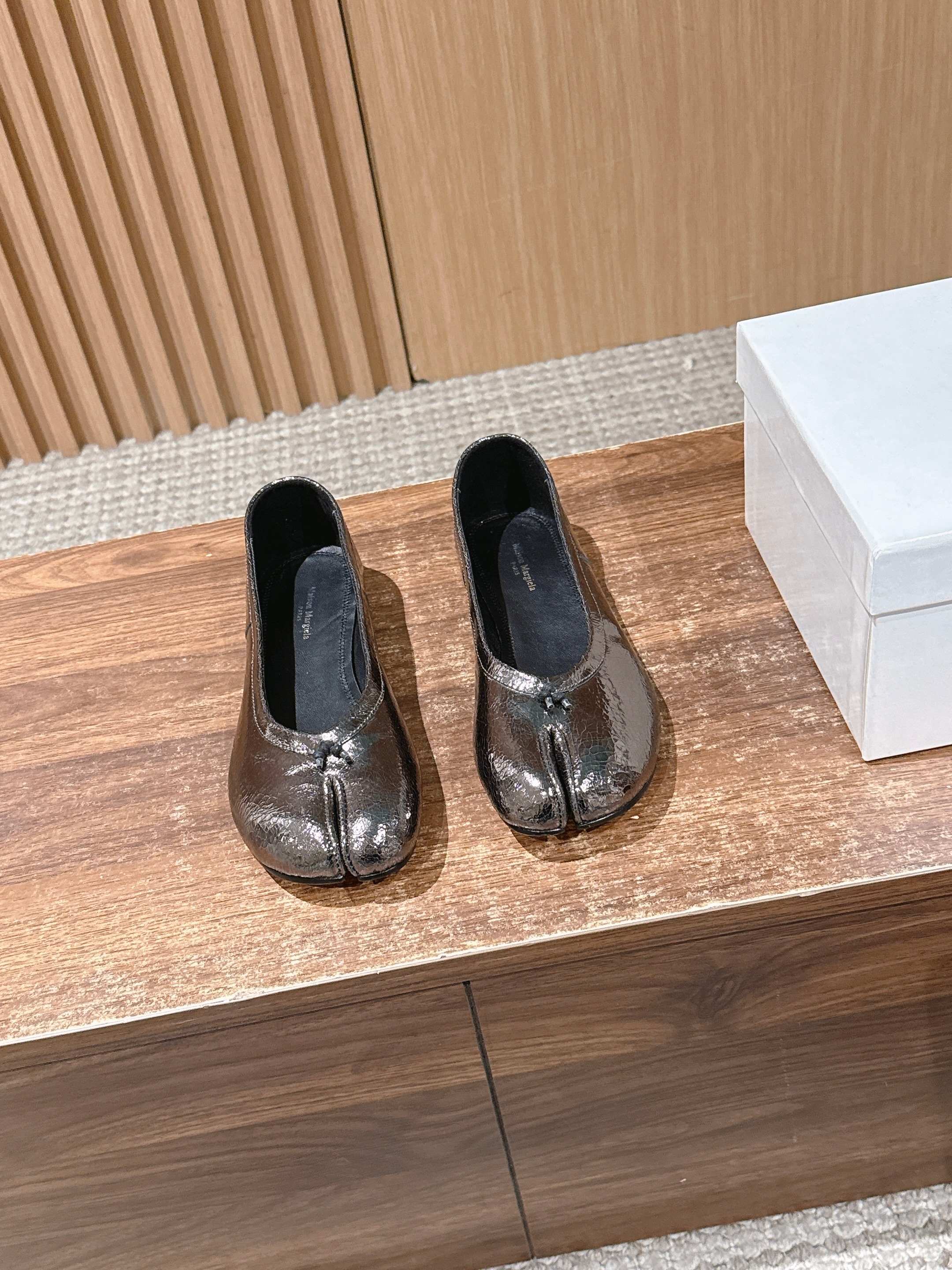 NO:723805,Maison Margiela MM6 classic Tabi split-toe shoes. Pig's trotter split-toe shoes engraved with the word 'fashionable'. This time they have been upgraded on the original basis. The position of the split-toe slit is really a detail of the craftsmanship. A lot of time has been spent to ensure the comfort of the shoes. The upper foot is comfortable and versatile. There is no need for a running-in period. It is still made of imported all-sheep leather material. One word: 'soft'. The delicate texture is visible to the naked eye. You don't want to take it off at all.  Wearing it barefoot will not feel like a foreign body. Hurry up and get a pair. Italian leather outsole has very good anti-slip and wear resistance. Size35-39 (customized for 40, non-returnable), split-toe shoes, masion margiela, masion margiela, sheepskin, Leather soles19860909Maison Margiela MM6 马吉拉经典Tabi分趾单鞋 刻着“时髦”两字的猪蹄分趾鞋 这次在原来的基础上又做了升级 分趾开衩位置真的是考究工艺的细节点 花费了超多时间去保证鞋子的舒适度 上脚既舒适又百搭 完全无需磨合期 依旧采用进口全羊皮材质 一个字“软” 肉眼可见的细腻质感 穿上完全不想脱下来 光脚穿也不会有异物感 赶紧人手一双吧 意大利真皮大底 防滑和耐磨性都非常好 Size35-39（40定做不退换）,分趾鞋,masion margiela,masion margiela,sheepskin,Leather soles,Women's Shoes