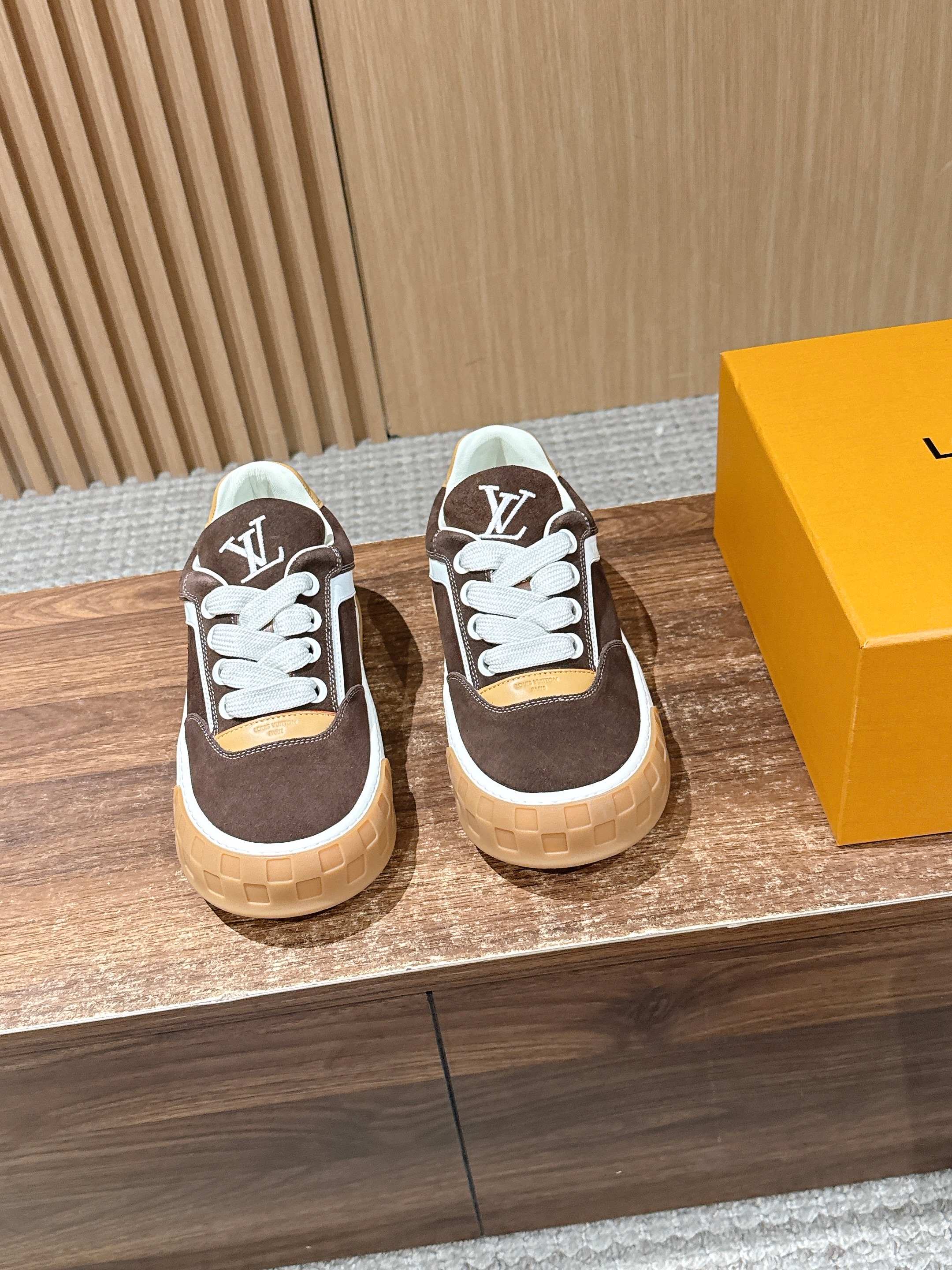 NO:723774,Louis Vuitton #Donkey brand new thick-soled presbyopic casual shoes and sports shoes. Wide fabric laces + thick-soled rubber outsoles. Damier checkerboard on the toe and Monogram flowers on the outsole. Retro and brand-recognizable; low-top version, blending the retro feel and modern trends. It is a casual and versatile luxury sports shoe; suede material, sheepskin lining, original molded outsole  Size35-45 (female 40/male 45/46 customized, non-refundable), casual shoes/sports shoes, louis vuitton, louis vuitton, sneakers, sheepskin, chamois leather19860909Louis Vuitton #驴牌新款厚底老花休闲鞋运动鞋 宽幅织物鞋带+厚底橡胶外底,鞋头有Damier棋盘格、外底点缀Monogram花卉,复古又有品牌辨识度；低帮版型,融合年代复古感与现代潮流,属于休闲百搭的奢侈运动鞋； 麂皮材质 羊皮内里 原版开模大底 Size35-45（女40/男45/46定制不退换）,休闲鞋/运动鞋,louis vuitton,louis vuitton,sneakers,sheepskin,chamois leather,Women's Shoes