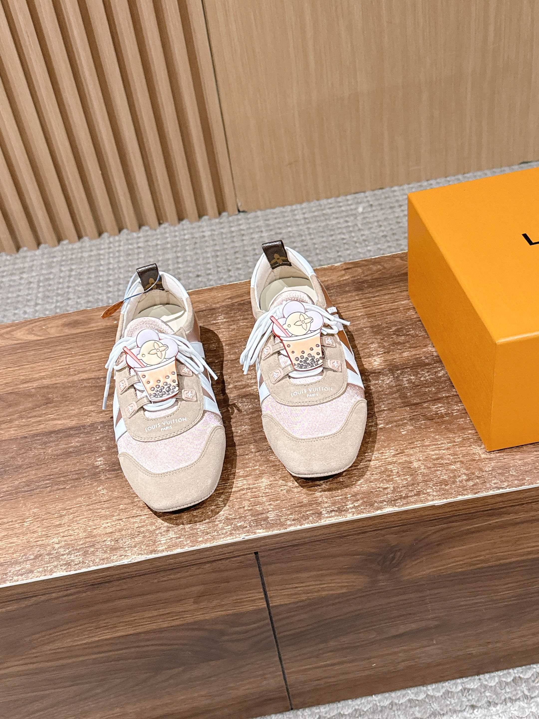 NO:723794,[Fasteners] LOUIS VUITTON donkey brand sneakers have been very popular recently! Brand spokesperson Song Qian, Zhou Dongyu, brand ambassador Zhong Chuxi, Ouyang Nana, Jin Chen, actors Zhuang Dafei, Xu Ruohan, Shen Yujie, Zhang Chuwen, and track and field athlete Wu Yanni have all stepped up to perform the dynamic sports trend. This pair of shoes combines the design of sports shoes with modern ballet flat shoes, with smooth lines and full of lightness and movement. Function and fashion are perfectly combined to perfectly interpret the minimalist sports style. Whether it is daily casual or elaborate dressing, it can be easily adapted, Sacchetto The flexible soles made with craftsmanship bring you a great feeling on your feet. The shoe body is equipped with Louis Vuitton's iconic elements such as the Monogram pattern, which instantly adds style and attracts countless eyes. Want to make your outfit more exciting? You’re right to choose it! Size female size 35-42 (40/41/42 customized, non-refundable) Male size +50 39-45 (44/45 customized, non-refundable), casual shoes/sports shoes, louis vuitton, louis vuitton, louis vuitton, flats, sneakers19860909【扣件】LOUIS VUITTON 驴牌运动鞋近来热度居高不下！品牌代言人宋茜周冬雨,品牌大使钟楚曦欧阳娜娜金晨,演员庄达菲徐若晗沈羽洁张楚文,田径运动员吴艳妮纷纷上身,演绎活力运动风潮  这双鞋将运动鞋与现代芭蕾平底鞋的设计相融合,线条流畅,尽显轻盈动感.功能与时尚完美结合,完美诠释极简运动风.无论是日常休闲,还是精心装扮,它都能轻松适配,Sacchetto 工艺打造的柔韧鞋底,带来超棒脚感.  鞋身带有 Monogram 图案等路易威登标志性元素,格调瞬间拉满,吸睛无数.想让穿搭更出彩？选它准没错！ Size女码35-42（40/41/42定做不退换） 男码＋50 39-45（44/45定做不退换）,休闲鞋/运动鞋,louis vuitton,louis vuitton,louis vuitton,flats,sneakers,Women's Shoes