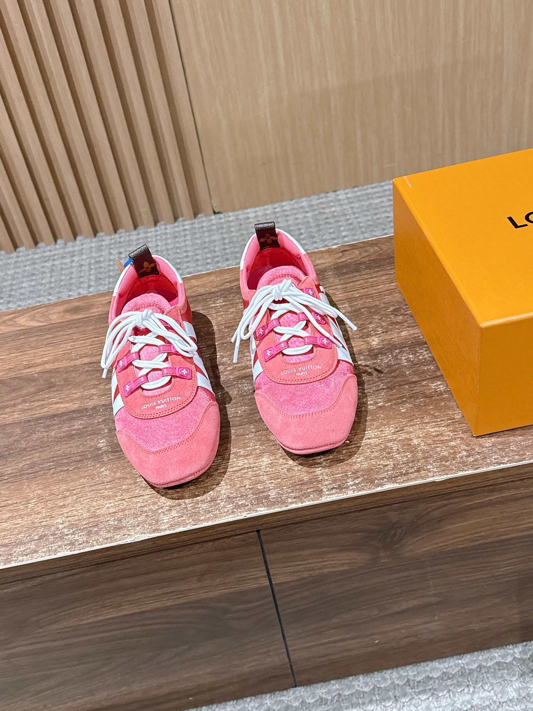 NO:723799,LOUIS VUITTON donkey brand sneakers have been very popular recently! Brand spokesperson Song Qian, Zhou Dongyu, brand ambassador Zhong Chuxi, Ouyang Nana, Jin Chen, actors Zhuang Dafei, Xu Ruohan, Shen Yujie, Zhang Chuwen, and track and field athlete Wu Yanni have all stepped up to perform the dynamic sports trend. This pair of shoes combines the design of sports shoes with modern ballet flat shoes, with smooth lines and full of lightness and movement. Function and fashion are perfectly combined to perfectly interpret the minimalist sports style. Whether it is daily casual or elaborate dressing, it can be easily adapted, Sacchetto The flexible soles made with craftsmanship bring you a great feeling on your feet. The shoe body is equipped with Louis Vuitton's iconic elements such as the Monogram pattern, which instantly adds style and attracts countless eyes. Want to make your outfit more exciting? You’re right to choose it! Size female size 35-42 (40/41/42 customized, non-refundable) Male size +50 39-45 (44/45 customized, non-refundable), casual shoes/sports shoes, louis vuitton, louis vuitton, louis vuitton, flats, sneakers19860909LOUIS VUITTON 驴牌运动鞋近来热度居高不下！品牌代言人宋茜周冬雨,品牌大使钟楚曦欧阳娜娜金晨,演员庄达菲徐若晗沈羽洁张楚文,田径运动员吴艳妮纷纷上身,演绎活力运动风潮  这双鞋将运动鞋与现代芭蕾平底鞋的设计相融合,线条流畅,尽显轻盈动感.功能与时尚完美结合,完美诠释极简运动风.无论是日常休闲,还是精心装扮,它都能轻松适配,Sacchetto 工艺打造的柔韧鞋底,带来超棒脚感.  鞋身带有 Monogram 图案等路易威登标志性元素,格调瞬间拉满,吸睛无数.想让穿搭更出彩？选它准没错！ Size女码35-42（40/41/42定做不退换） 男码＋50 39-45（44/45定做不退换）,休闲鞋/运动鞋,louis vuitton,louis vuitton,louis vuitton,flats,sneakers,Women's Shoes