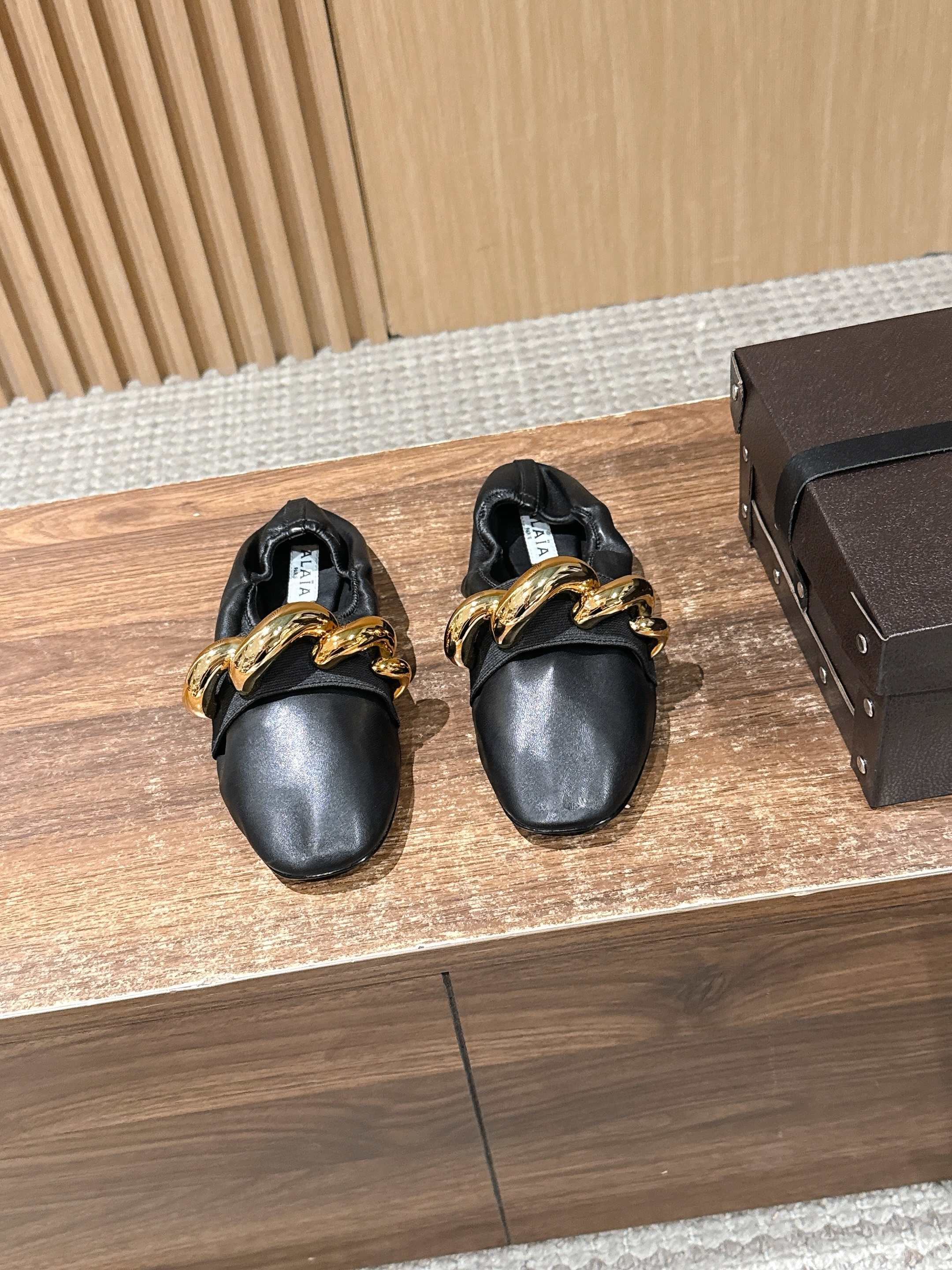 NO:723813,ALAA 26ss early spring new chain decorated flat shoes. The upper is made of soft lambskin, which is delicate and elastic. The natural pleated design of the shoe body brings a lazy and casual temperament. The metal chain is made of thick golden brass, and the surface is polished to give it a strong luster, which is in sharp contrast to the soft leather.  The double-layer interlaced metal chain on the upper is the brand's iconic element, both recognizable and decorative; the lace-less slip-on design is easy to put on and take off, and the tailoring that fits the foot ensures stability when walking. Sheepskin upper, sheepskin lining, genuine leather outsole, increased by 1cm, size 35-41 (customized sizes 40 and 41 are not returnable), casual shoes/sports shoes, flats, sneakers, sheepskin, Leather soles19860909ALAA 阿莱亚26ss早春新款链条装饰平底鞋单鞋 鞋面采用柔软的小羊皮,触感细腻且富有弹性,鞋身自然褶皱的设计自带慵懒随性的气质；金属链条选用厚重的金色黄铜材质,表面经过抛光处理,光泽感强烈,与柔软皮革形成鲜明对比. 鞋面上的双层交错金属链条是品牌标志性元素,兼具辨识度与装饰性；无鞋带的套脚设计穿脱便捷,贴合脚面的剪裁保证了行走时的稳定性. 鞋面羊皮 内里羊皮 大底真皮大底 增高1cm size35-41码（40、41码定制不退换）,休闲鞋/运动鞋,flats,sneakers,sheepskin,Leather soles,Women's Shoes