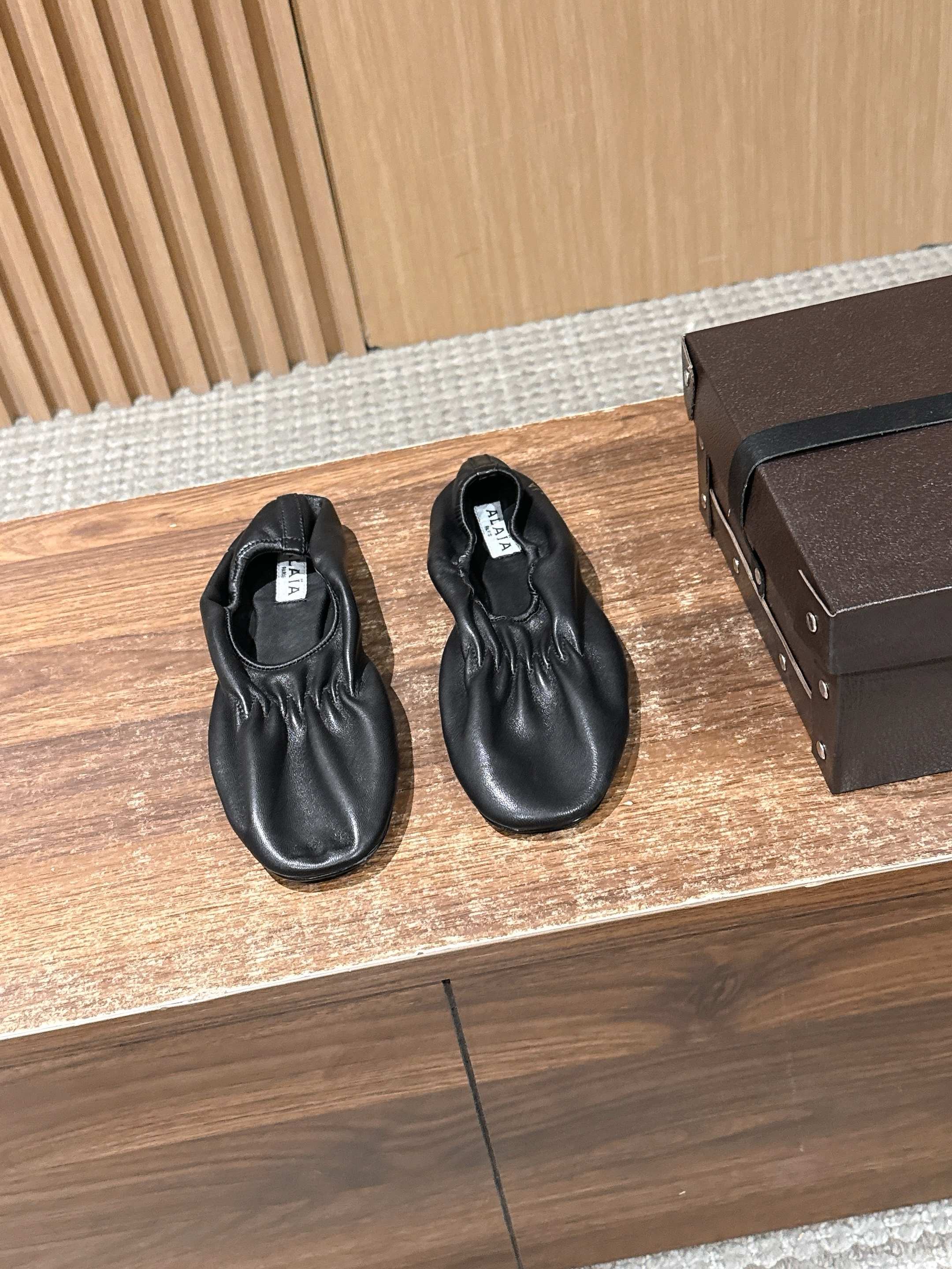 NO:723768,ALAA 26ss new elastic pleated flat shoes for early spring. The upper is made of top-grade lambskin, which feels as soft and delicate as clouds. It has natural pleated texture. It will gradually adapt to the shape of the foot as you wear it, making it more comfortable as you wear it.  The toe adopts a slightly pointed oval cut, which visually modifies the foot shape without appearing bloated; the elastic pleat design of the shoe mouth is both elastic and wrapping, which can fit the ankle and adapt to different foot shapes; there is no unnecessary decoration on the whole, only the brand logo is used as the logo, showing minimalist luxury. Sheepskin upper, sheepskin lining, leather outsole, 1cm higher  size 35-41 (customized sizes 40 and 41 are non-refundable), casual shoes/sports shoes, flats, sneakers, sheepskin, Leather soles19860909ALAA 阿莱亚26ss早春新款松紧褶皱平底鞋单鞋 鞋面采用顶级小羊皮,触感如云朵般柔软细腻,自带自然的褶皱肌理,随着穿着会逐渐贴合脚型,越穿越贴合舒适. 鞋头采用微尖的椭圆剪裁,视觉上修饰脚型且不显臃肿；鞋口的松紧褶皱设计兼具弹性与包裹感,既能贴合脚踝,又能适应不同脚型；整体无多余装饰,仅以品牌 Logo 作为标识,尽显极简奢华. 鞋面羊皮 内里羊皮 大底真皮大底 增高1cm size35-41码（40、41码定制不退换）,休闲鞋/运动鞋,flats,sneakers,sheepskin,Leather soles,Women's Shoes