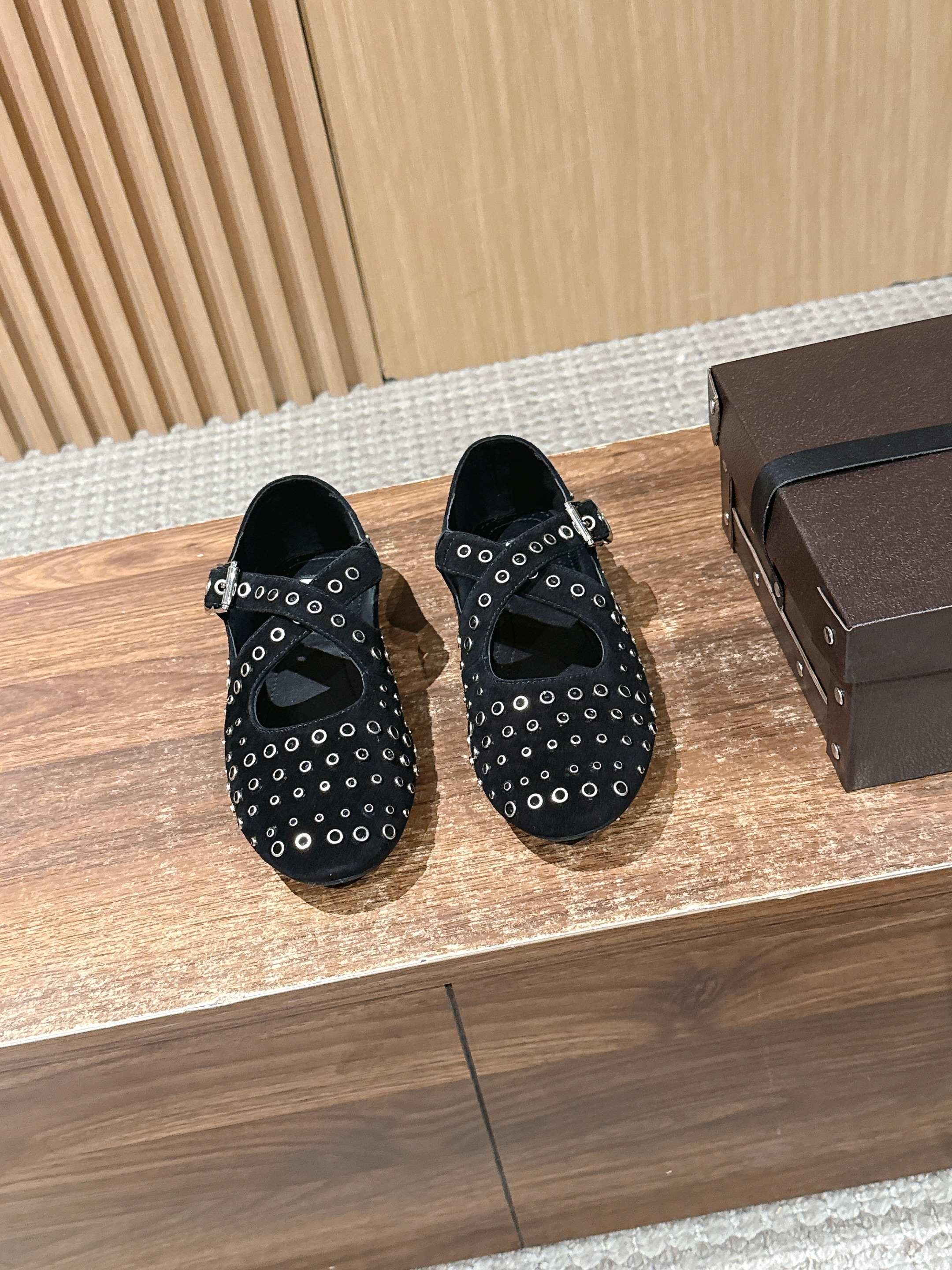 NO:723789,ALAA Alaya 26ss early spring new flat-soled round hollow cross-strap Mary Jane shoes. The upper adopts a hollow design to form a dense circular hole texture, which is both decorative and breathable. It is ALAA's most recognizable design element. The arrangement and size of the hollow holes are precisely designed and the edges are delicately processed, reflecting ALAA's exquisite level of leather craftsmanship. At the same time, the shoe body lines are simple and smooth, contrasting with the hollow details.  The overall fusion of French retro and modern simplicity, with hollow elements adding a sense of sophistication, Mary Jane shoes have a sweet and elegant temperament, suitable for casual and mature styles. Upper cow suede, lining sheepskin outsole original molded outsole increased by 2cm size 35-41 (customized sizes 40 and 41 are not returnable), single shoes, mary jane, sheepskin19860909ALAA 阿莱亚26ss早春新款平底圆形镂空交叉绑带玛丽珍鞋单鞋 鞋面采用镂空设计,形成密集的圆形孔洞纹理,兼具装饰性与透气性,是ALAA极具辨识度的设计元素.镂空孔洞的排列与大小经过精准设计,边缘处理细腻,体现ALAA在皮革工艺上的精湛水准,同时鞋身线条简约流畅,与镂空细节形成对比. 整体融合法式复古与现代简约,镂空元素增添精致感,玛丽珍鞋型自带甜美优雅气质,适配休闲与轻熟风穿搭. 鞋面牛反绒 内里羊皮 大底原版开模大底 增高2cm size35-41码（40、41码定制不退换）,单鞋,mary jane,sheepskin,Women's Shoes