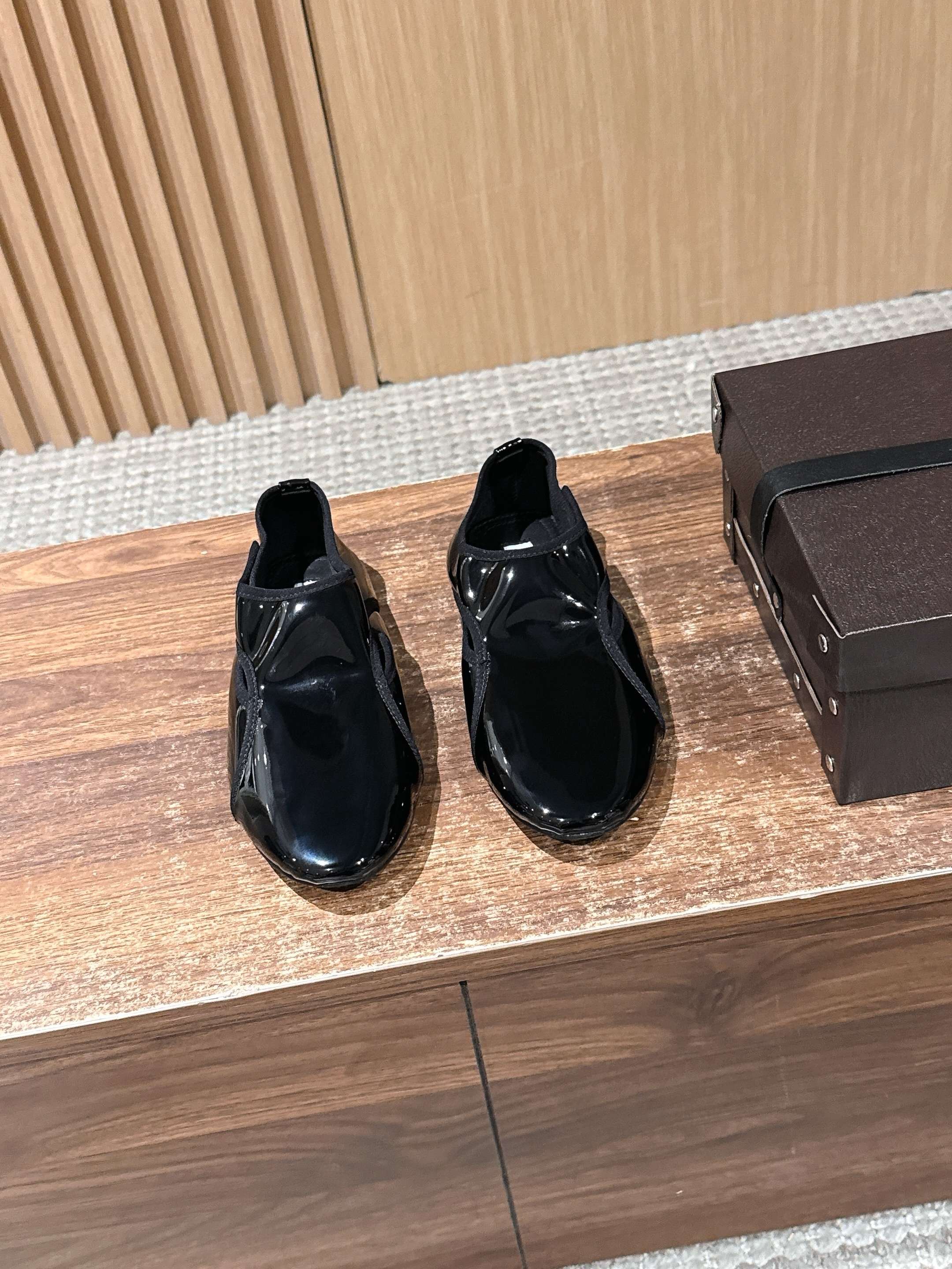 NO:723784,ALAA 26ss early spring new flat-bottomed round-toe hollow ballet shoes. The toe adopts a slightly pointed oval cut, which visually modifies the foot shape and does not appear bloated. The lace-less slip-on design is easy to put on and take off, and the cut close to the foot ensures walking stability. There is no unnecessary decoration on the whole, and only the brand logo is used as a logo, showing minimalist luxury.  Completely flat design with soft insole, it is as light as bare feet when walking, and it is not easy to fatigue when worn for a long time; the shoe body can be easily folded and stored, making it an ideal choice for traveling and shopping; a variety of materials are suitable for all seasons, patent leather is suitable for autumn and winter, lambskin and printed styles are more suitable for spring and summer. Upper cow patent leather Lining sheepskin outsole Original molded outsole Increased by 1cm Size 35-41 (40 and 41 sizes are customized and non-returnable)19860909ALAA 阿莱亚26ss早春新款平底圆头镂空单鞋芭蕾舞鞋 鞋头采用微尖的椭圆剪裁,视觉上修饰脚型且不显臃肿；无鞋带的套脚设计穿脱便捷,贴合脚面的剪裁保证行走稳定性；整体无多余装饰,仅以品牌Logo作为标识,尽显极简奢华. 完全平底的设计搭配柔软鞋垫,行走时如同赤脚般轻盈,长时间穿着也不易疲劳；鞋身可轻松折叠收纳,是旅行、逛街的理想选择；多种材质适配四季,漆皮款适合秋冬,小羊皮与印花款则更适合春夏. 鞋面牛漆皮 内里羊皮 大底原版开模大底 增高1cm size35-41码（40、41码定制不退换）,单鞋,sheepskin,Women's Shoes