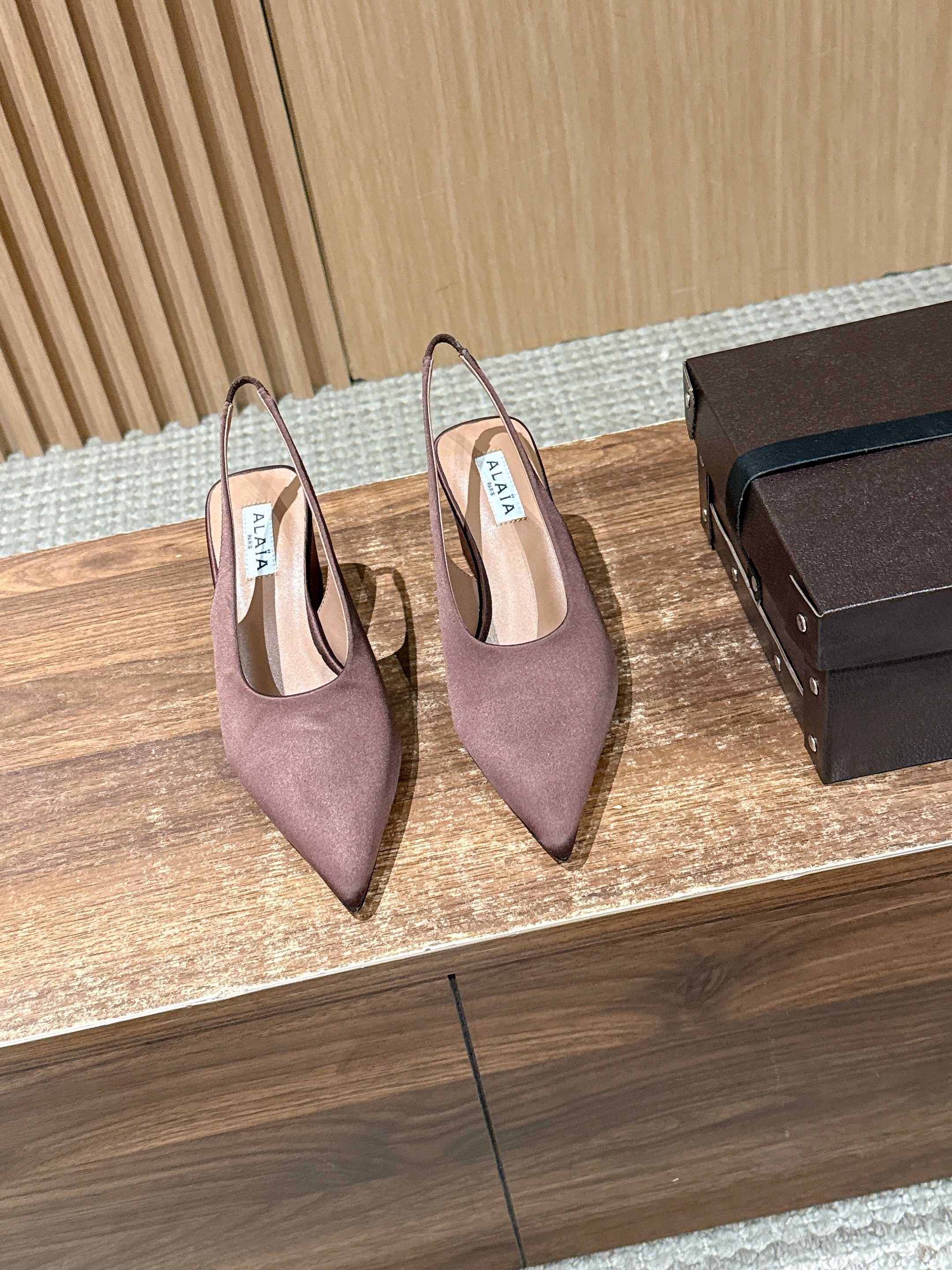 NO:723779,ALAA's 2026 spring and summer new style, super elegant wedge-heeled silk shoes, a pointed-toe slipper that has become very popular recently. This pair of shoes is really relaxing!  Super comfortable on the feet. A wearable and fashionable pair with different styles. You can easily control different styles. Whether it is jeans, suit pants, or pleated skirts, it can upgrade your outfit to fashion. The original fabric is custom-made and imported silk. The lining is imported sheepskin. The outsole is imported genuine leather outsole from Italy. The heel height is 6.5mm. Size #35-40 (40 orders are not returnable), sandals, sandals, skirts, jeans, business suit, sheepskin, real silk, Leather.  soles19860909ALAA 阿莱亚2026春夏季新款 超有气质的 坡跟 真丝鞋 最近超火的一款尖头拖 这双鞋真的松弛感拉满！ 上脚超级舒适 好穿又时髦的一双配上不同款式,不同风格都能轻松驾驭,无论牛仔裤,西装裤,还是百褶裙,都能将你的穿搭提升到时尚 面料原版订制进口真丝 内里进口羊皮 大底意大利进口真皮大底 跟高6.5mm Size#35-40（40订做不退换）,凉鞋,sandals,skirts,jeans,business suit,sheepskin,real silk,Leather soles,Women's Shoes