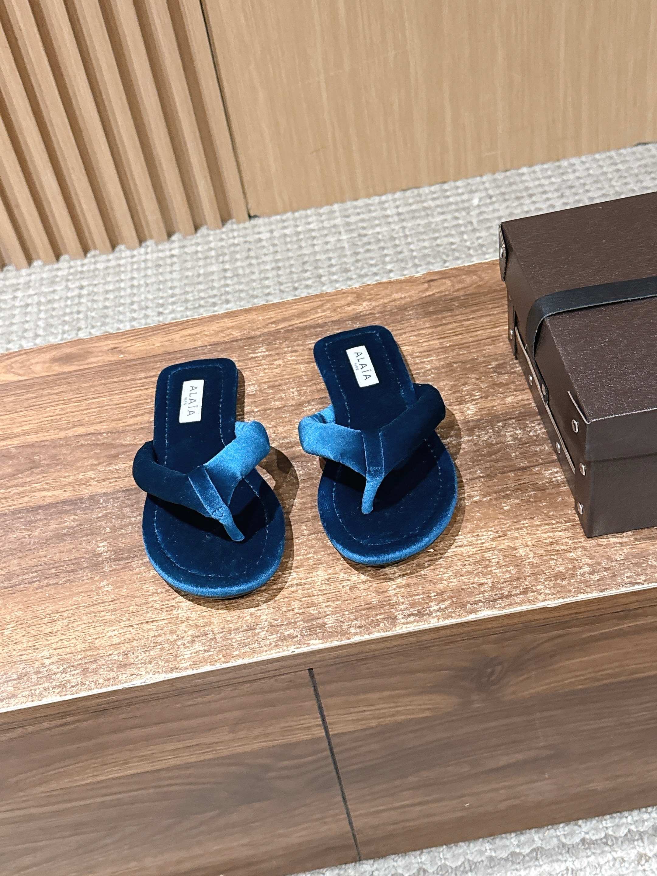 NO:723773,ALAA 26ss early spring new velvet flip-flop Mule flat flip flops are based on classic flip-flops. The shoe shape is neat and pure without unnecessary decoration. It only relies on velvet material to convey a sense of luxury and is suitable for a variety of styles. The flip-flops are made of widened velvet fabric, which avoids the pain points of traditional flip-flops and takes into account both style and comfort.  The upper is made of velvet cloth, which is soft and smooth to the touch and has a delicate luster. It will show rich light and shadow changes at different angles. Highly saturated colors can inject vitality into basic outfits. It can be paired with jeans and T-shirts to create a casual daily look, and can also be combined with dresses and suits to create a mixed style. Velvet cloth on the upper, velvet cloth on the lining, and original molded outsole, increased by 1cm  size 35-41 (customized sizes 40 and 41 are non-refundable), split-toe shoes, skirts, jeans, tees, t-shirts, business suits19860909ALAA 阿莱亚26ss早春新款丝绒夹脚穆勒平底拖 以经典人字拖为基础,鞋型利落纯粹,没有多余装饰,仅靠丝绒材质传递奢华感,适配多种穿搭风格.夹脚处采用加宽的丝绒面料,避免了传统人字拖磨脚的痛点,兼顾了造型感与舒适度. 鞋面采用丝绒布,触感软糯顺滑且自带细腻光泽,不同角度下会呈现丰富的光影变化.高饱和色彩能为基础款穿搭注入活力,既能搭配牛仔裤、T恤打造随性日常造型,也能与连衣裙、西装组合出混搭风格. 鞋面丝绒布 内里丝绒布 大底原版开模大底 增高1cm size35-41码（40、41码定制不退换）,分趾鞋,skirts,jeans,tees，t-shirt,business suit,Women's Shoes