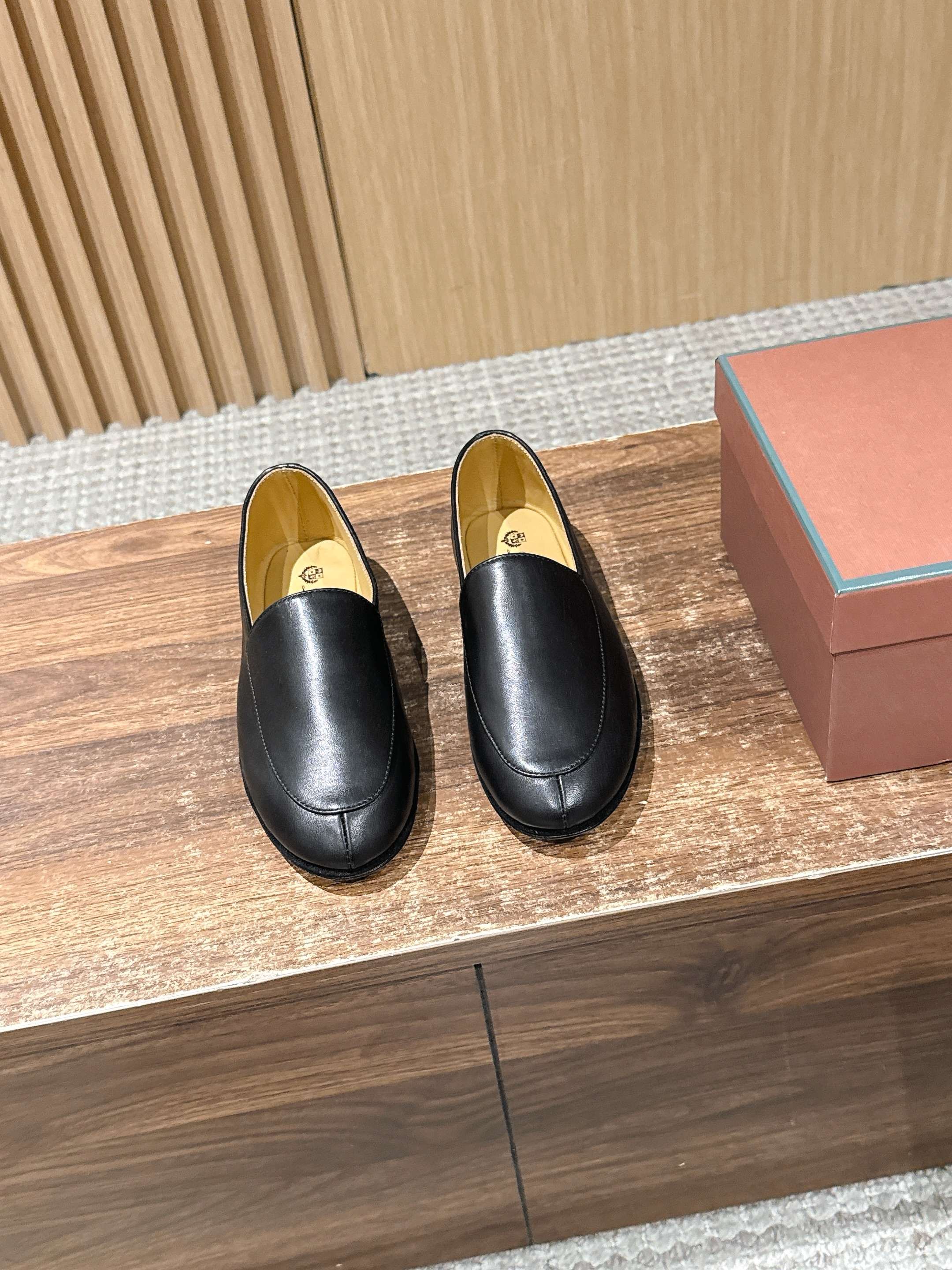 NO:723751,Loro Piana 26ss early spring new slip-on flat loafer casual shoes are designed with no laces and slip-ons, the toe line is round and smooth, the overall shape is simple and low-key, both elegant and practical. The shoe body has no unnecessary decoration, only the delicate leather texture and exquisite stitching reflect the texture. The brand logo is printed on the inside of the shoe, giving a low-key sense of luxury.  Can be paired with suit pants, cashmere wide-leg pants, knitted dresses and other items, suitable for commuting, business and leisure, daily outings and other occasions. It can not only create a smart and sophisticated workplace look, but also create a relaxed and casual daily atmosphere through soft color matching. Sheepskin upper, sheepskin lining, genuine leather outsole, increased by 1.5cm, size 35-40 (40 size customization is not returnable), loafers, loro piana, loafers, skirts, business  suit,sheepskin,leather soles19860909Loro Piana 诺悠翩雅26ss早春新品一脚蹬平底乐福鞋休闲鞋 采用无鞋带套脚设计,鞋头线条圆润流畅,整体造型简约低调,兼具优雅气质与实用性.鞋身无多余装饰,仅以细腻的皮革纹理与精致的缝线体现质感,鞋内印有品牌标识,低调中透出奢华感. 可搭配西装裤、羊绒阔腿裤、针织连衣裙等单品,适配通勤、商务休闲、日常出街等多种场合.既能打造干练精致的职场造型,也能通过柔和的配色营造松弛随性的日常氛围. 鞋面羊皮 内里羊皮 大底真皮大底 增高1.5cm size35-40码（40码定制不退换）,乐福鞋,loro piana,loafers,skirts,business suit,sheepskin,Leather soles,Women's Shoes