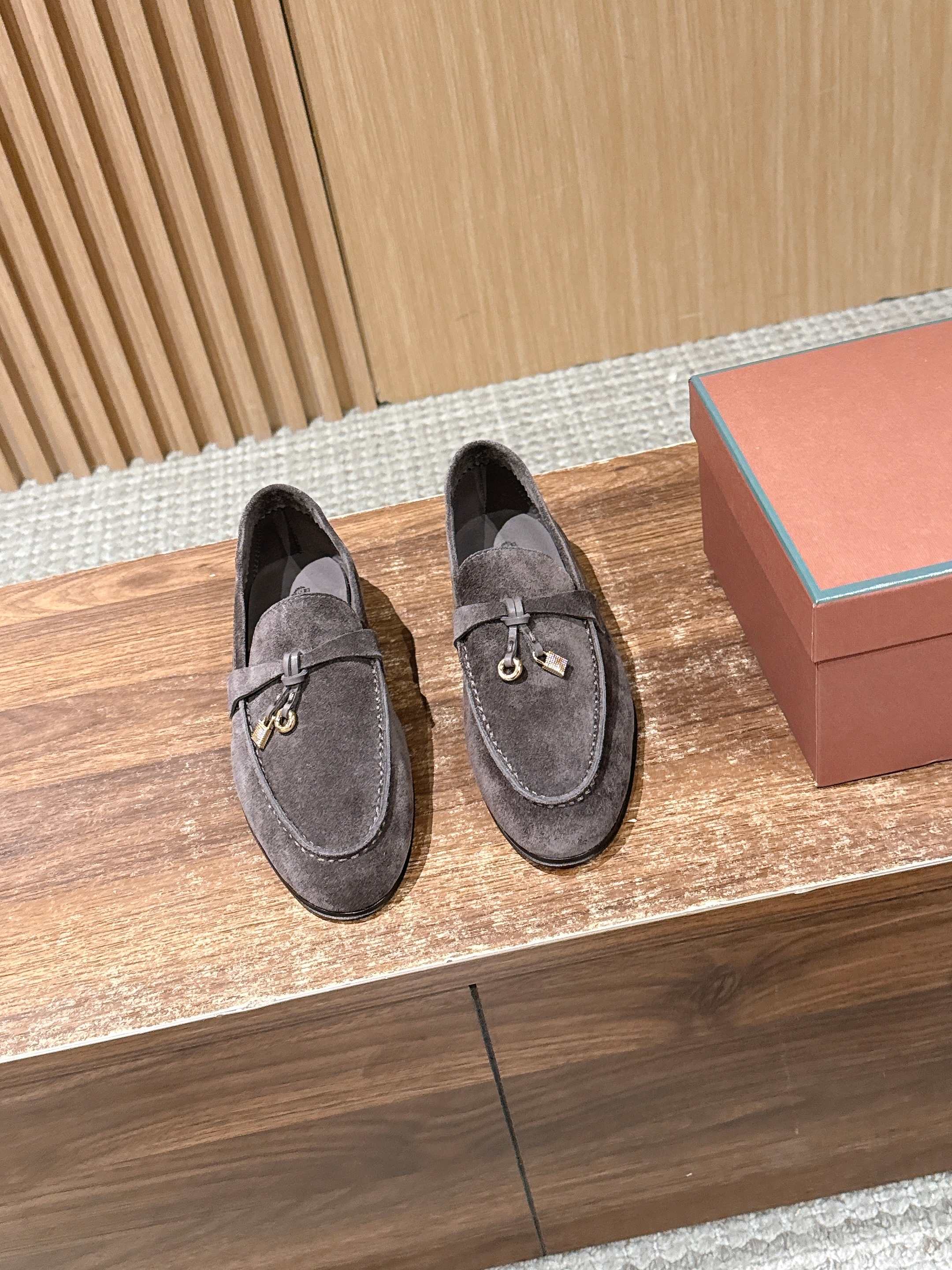 NO:723756,Loro Piana 26s spring and summer new classic design lock casual loafers  The soul of the shoe upper is the small but substantial silver lock. It is not an ordinary metal decoration. Its design is inspired by the locks of travel bags or precious objects in the brand's history. The surface presents a warm matte or old luster, and the edges are polished and rounded. This lock is like a miniature family emblem. In the most subtle way, it imbues the minimalist upper with an unrepeatable imprint of heritage and handcrafted warmth. The shoe body is made of Loro.  Piana's signature cow suede, the leather has been specially oiled and softened to give it a unique texture that is as delicate as velvet and has a soft halo. Its touch is extremely rich and soft, and the new shoes have a docile fit that has been cherished for a long time, completely transforming the external luxury into internal sensory pleasure.  The shoe shape inherits the elegant genes of classic loafers, but has been relaxed and reshaped. The rounded and inclusive toe box provides stretching space, and the line of the shoe opening is slightly relaxed to facilitate putting on and taking off. The shoe last achieves a delicate balance between looseness and fit, ensuring absolute freedom in walking, while still maintaining a neat and slender profile when viewed from the side. All lines serve an effortless fit.  The brand's pursuit of comfort is deeply rooted in the bones. The lining is soft leather of the same level as the outside, and the insole has cushioning support that fits the arch of the foot. The light and flexible rubber sole ensures a silent and steady step. All stitching is neat and even, the edges are perfectly oiled, the silver lock is fixed in a secret and firm way, and every detail swears incomparable quality in silence. Material: cow suede, lining, sheep lining, outsole, genuine leather outsole imported from Italy  Shoe sizes 35-39/40 are customized and non-returnable, loafers, loro piana, loafers, Leather soles19860909Loro Piana 诺悠翩雅26s 春夏新款 经典设计锁扣休闲乐福鞋 鞋面的灵魂,是那枚小巧而分量十足的银质锁扣.并非普通的金属装饰,其设计灵感源自品牌历史中旅行箱包或珍贵物件的锁具.表面呈现温润的哑光或做旧光泽,边缘打磨圆润.这枚锁扣如同一个微型家族徽记,以最含蓄的方式,为极简的鞋面烙下无可复制的传承印记与手工温度. 鞋身选用Loro Piana标志性的标志牛反绒,皮革经过特殊的油鞣与软化处理,呈现出一种如天鹅绒般细腻、自带柔和光晕的独特质感.其触感异常丰盈柔软,新鞋即拥有被长久珍爱后的温驯贴合感,将外在的奢华全然转化为内在的感官愉悦. 鞋型秉承经典乐福鞋的优雅基因,但进行了松弛化重塑.圆润包容的鞋头提供舒展空间,鞋口线条被略微放宽,便于穿脱.鞋楦在宽松与合体之间达成精妙平衡,确保步履间的绝对自由,同时从侧面看仍保持利落修长的轮廓.一切线条都服务于一种毫不费力的得体. 品牌对舒适的追求深入骨髓.内衬是与外部同级的柔软皮革,鞋垫具备符合足弓的缓震支撑.轻盈灵活的橡胶鞋底确保了无声而稳实的步履.所有缝线工整均匀,边油处理完美,银锁的固定方式隐秘而牢固,每一处细节都在寂静中宣誓着无可比拟的品质. 材质牛反绒 内里羊里 大底意大利进口真皮大底 鞋码35-39/40定制不退换,乐福鞋,loro piana,loafers,Leather soles,Women's Shoes