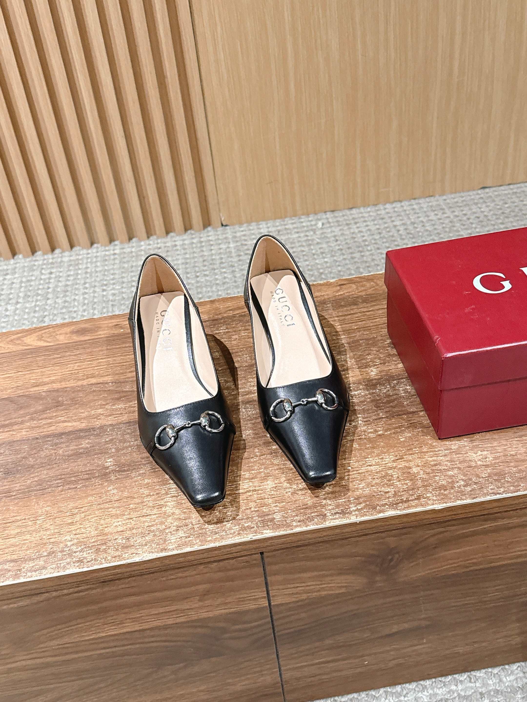 NO:723741,Gucci Gucci 26ss early spring new classic horsebit pointed-toe high heels. The body of the shoe is made of fine lambskin, which is soft and shiny. Different colors show different textures such as matte and delicate gloss to meet different matching needs. The horsebit is made of old or shiny metal material, forming a texture contrast with the leather upper, and the details highlight the brand craftsmanship.  The shoe shape has been ergonomically optimized, and the pointed toe curvature and heel height balance beauty and comfort, making it suitable for long-term wear. The horsebit element and the pointed toe shoe shape combine the retro charm of the 1960s, which not only retains the brand's historical sense, but also conforms to modern aesthetics. It is a timeless classic design. Waxed lambskin upper, sheepskin lining, Italian genuine leather outsole, 6cm higher  size 35-40 (customized sizes 40 are non-refundable), single shoes, gucci, gucci, high heels, sheepskin, Leather soles19860909Gucci 古驰26ss早春新款经典马衔扣尖头高跟鞋 鞋身采用细腻的小羊皮,触感柔软且富有光泽,不同颜色呈现出哑光、细腻光泽等不同质感,满足不同搭配需求.马衔扣采用做旧或亮面金属材质,与皮革鞋面形成质感对比,细节处彰显品牌工艺. 鞋型经过人体工学优化,尖头弧度和鞋跟高度平衡了美观与舒适度,适合长时间穿着.马衔扣元素与尖头鞋型融合了上世纪60年代的复古韵味,既保留了品牌历史感,又符合现代审美,是永不过时的经典设计. 鞋面油蜡小羊皮 内里羊皮 大底意大利真皮大底 增高6cm size35-40码（40码定制不退换）,单鞋,gucci,gucci,high heels,sheepskin,Leather soles,Women's Shoes