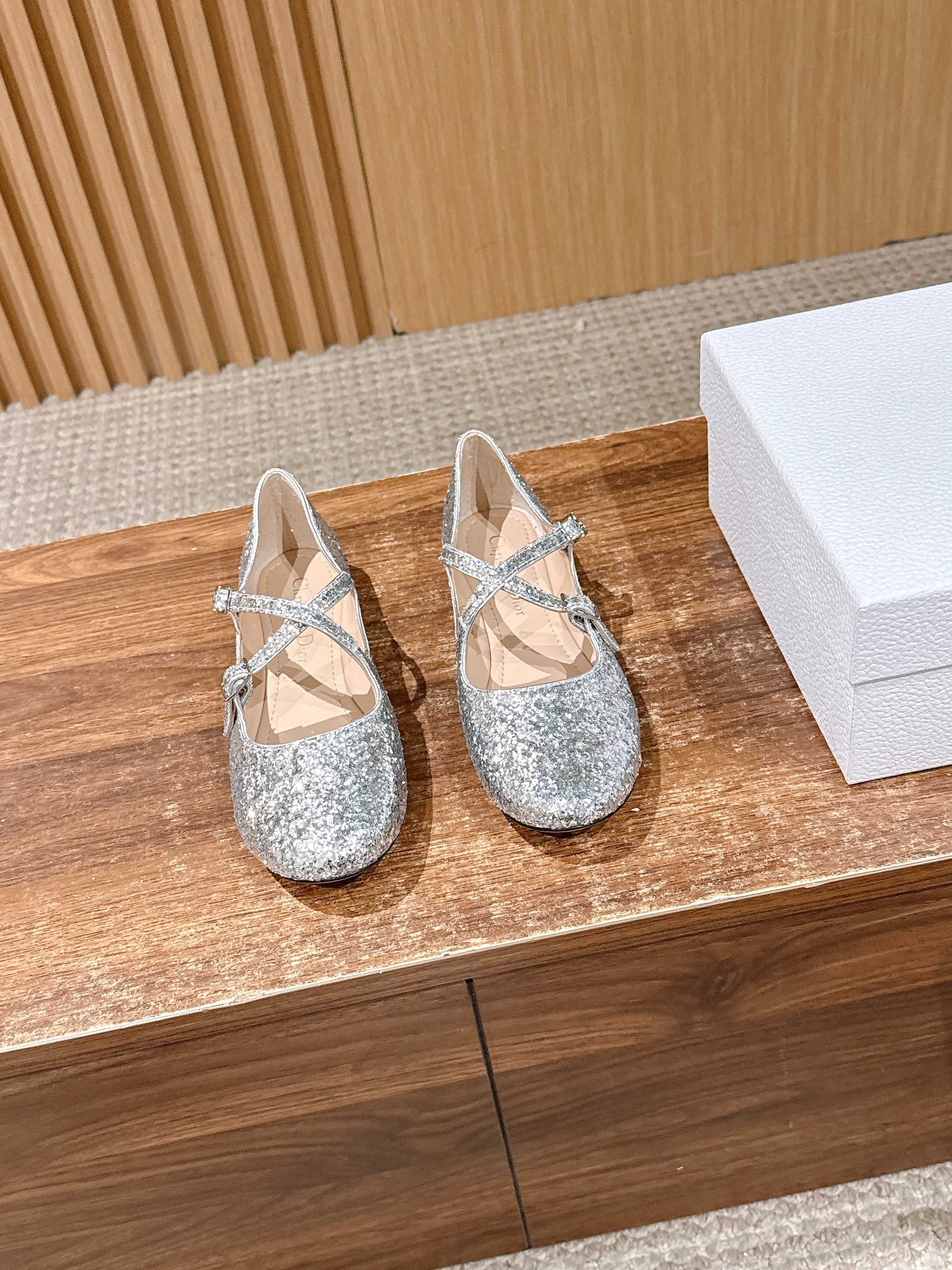 NO:723705,Christian Dior's 2026 early spring new cross-strap glitter flat Mary Jane shoes are cross-strap Mary Jane shoes, with a flat-soled design, a rounded square toe shape, and an adjustable metal buckle at the strap, taking into account both a retro feel and a good fit.  The shoe style continues Dior's classic elegant ballet shoe style, which is retro and exquisite. The white model is fresh and fairy, the gold model is noble and luxurious, and the silver model is cool and eye-catching. The three colors can be adapted to different wearing styles and scenes. Upper Grete/Electric Embroidered Mesh Fabric Lining Sheepskin Outsole Genuine leather outsole Increased by 1cm Size: 35-42 yards (customized sizes 40, 41, and 42 are not returnable), ballet shoes, dior, dior, mary  jane,sheepskin,leather soles19860909Christian Dior 迪奥2026早春新款交叉绑带闪粉平底玛丽珍鞋单鞋 交叉绑带玛丽珍鞋版型,搭配平底设计,鞋头是圆润的方头造型,绑带处配有可调节金属扣,兼顾复古感与穿着贴合度. 鞋型延续了迪奥经典的优雅芭蕾鞋风格,复古又精致.白色款清新仙气,金色款贵气奢华,银色款冷艳亮眼,三款色调可适配不同穿搭风格与场景. 鞋面格力特/电绣网布 内里羊皮 大底真皮大底 增高1cm Size :35-42码（40、41、42码定制不退换）,芭蕾舞鞋,dior,dior,mary jane,sheepskin,Leather soles,Women's Shoes