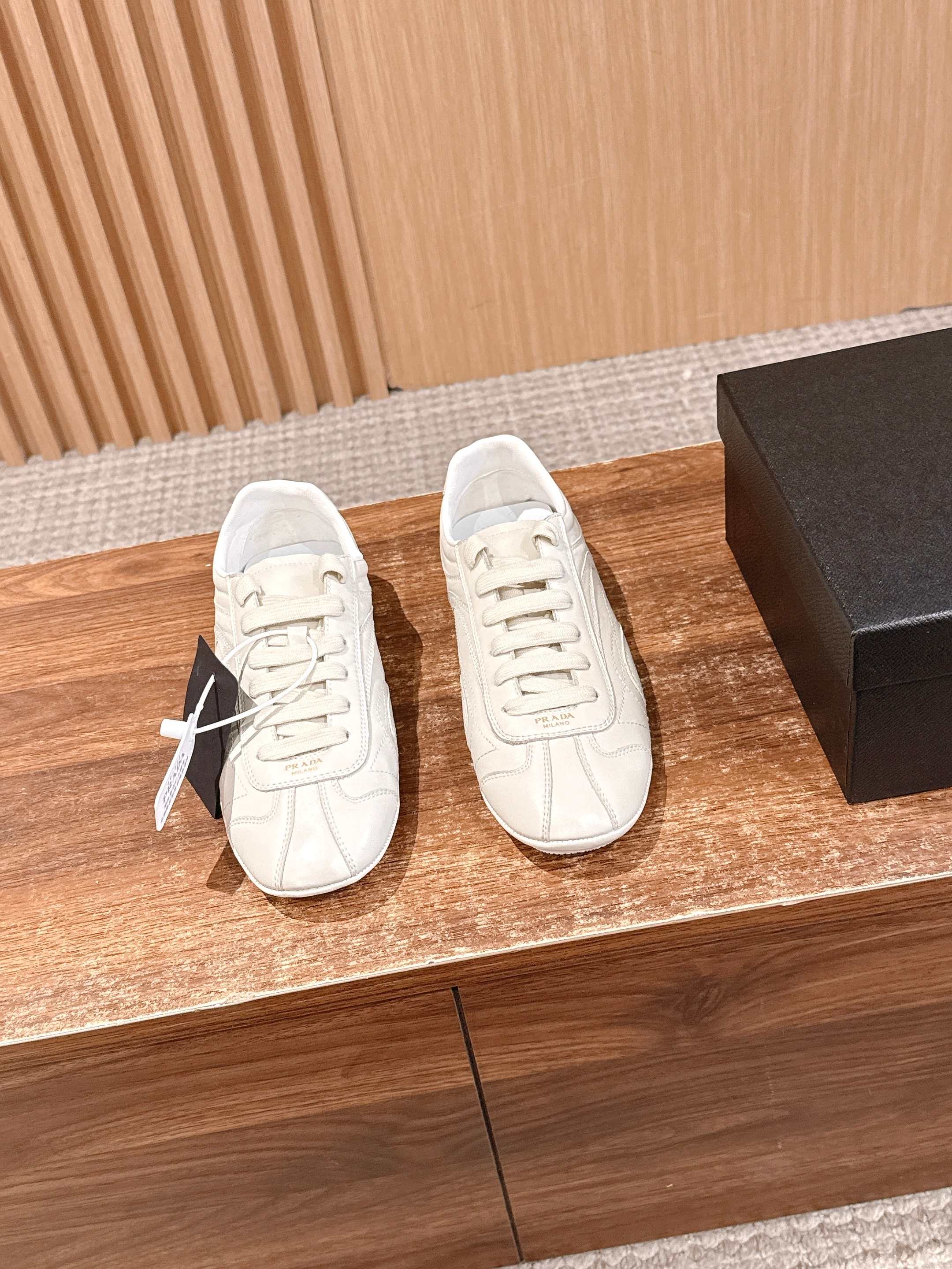 NO:723716,PRADA 2026 new thin-soled moral training shoes, casual shoes, made of calfskin, wrapped in sheepskin on the inside, soft and waxy. The insole is thickened in lambskin, which is extremely comfortable to step on, has a sense of support, and feels well wrapped. The shoe shape is full of wrapping, light, easy to wear and practical, a casual shoe that makes you taller and longer legs!  Original molded non-slip outsole Size female 35-41 (40 41 customized, non-returnable), casual shoes/sports shoes, prada, prada, sneakers, cowhide, sheepskin19860909PRADA 普拉达2026新款薄底德训鞋 休闲鞋 小牛皮材质 内里羊皮包裹,软软糯糯的.鞋垫加厚小羊皮,踩上去无比舒适,有支撑感,又包裹得很好的感觉 鞋型包裹感十足,轻便好穿实用的一款休闲鞋,显高显大长腿！原版开模防滑大底 Size女35-41（40 41订做不退换）,休闲鞋/运动鞋,prada,prada,sneakers,cowhide,sheepskin,Women's Shoes