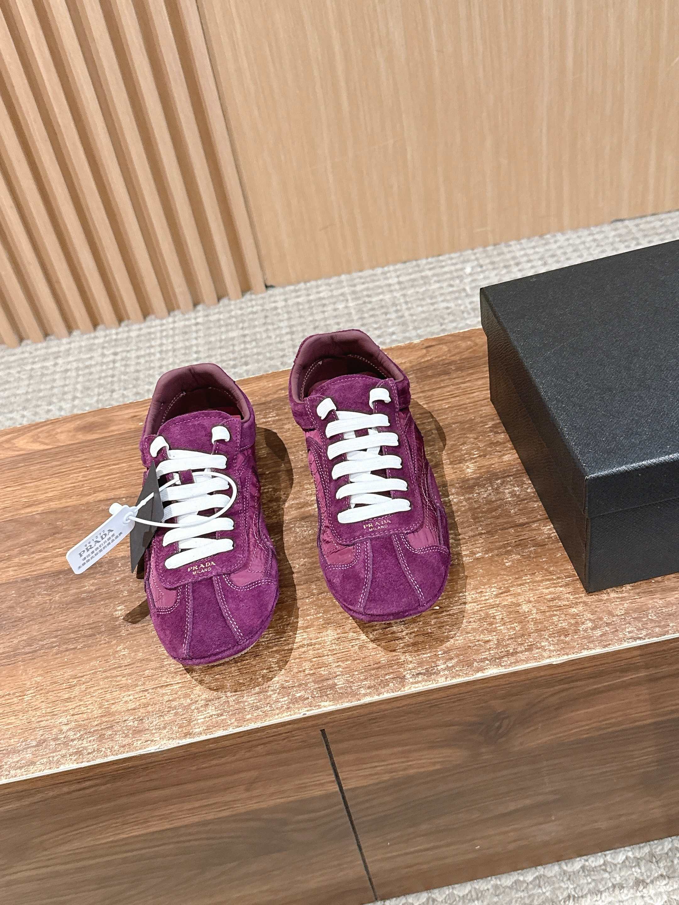 NO:723719,PRADA 2026 new thin-soled moral training shoes, casual shoes, made of cow velvet and ski cloth, wrapped in sheepskin on the inside, soft and waxy. The insole is thickened with lambskin, which is extremely comfortable to step on, has a sense of support, and feels well wrapped. The shoe shape is full of wrapping, light, easy to wear and practical, a casual shoe that makes you taller and longer legs!  Original molded non-slip outsole Size female 35-41 (40 41 customized, non-returnable), casual shoes/sports shoes, prada, prada, sneakers, sheepskin19860909PRADA 普拉达2026新款薄底德训鞋 休闲鞋 牛绒加滑雪服布材质 内里羊皮包裹,软软糯糯的.鞋垫加厚小羊皮,踩上去无比舒适,有支撑感,又包裹得很好的感觉 鞋型包裹感十足,轻便好穿实用的一款休闲鞋,显高显大长腿！原版开模防滑大底 Size女35-41（40 41订做不退换）,休闲鞋/运动鞋,prada,prada,sneakers,sheepskin,Women's Shoes