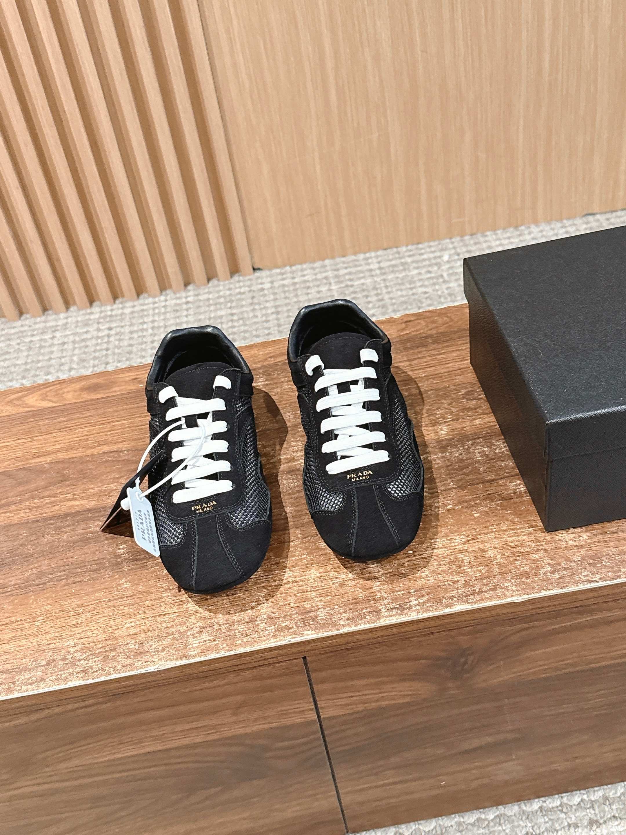 NO:723723,PRADA 2026 new thin-soled moral training shoes, casual shoes, made of cow velvet and breathable mesh, wrapped in sheepskin inside, soft and waxy. The insole is thickened with lambskin, which is extremely comfortable to step on, has a sense of support, and feels well wrapped. The shoe shape is full of wrapping, light, easy to wear and practical, and it is a casual shoe that makes your legs look taller and longer!  Original molded non-slip outsole Size female 35-41 (40 41 customized, non-returnable), casual shoes/sports shoes, prada, prada, sneakers, sheepskin19860909PRADA 普拉达2026新款薄底德训鞋 休闲鞋 牛绒加透气网布材质 内里羊皮包裹,软软糯糯的.鞋垫加厚小羊皮,踩上去无比舒适,有支撑感,又包裹得很好的感觉 鞋型包裹感十足,轻便好穿实用的一款休闲鞋,显高显大长腿！原版开模防滑大底 Size女35-41（40 41订做不退换）,休闲鞋/运动鞋,prada,prada,sneakers,sheepskin,Women's Shoes