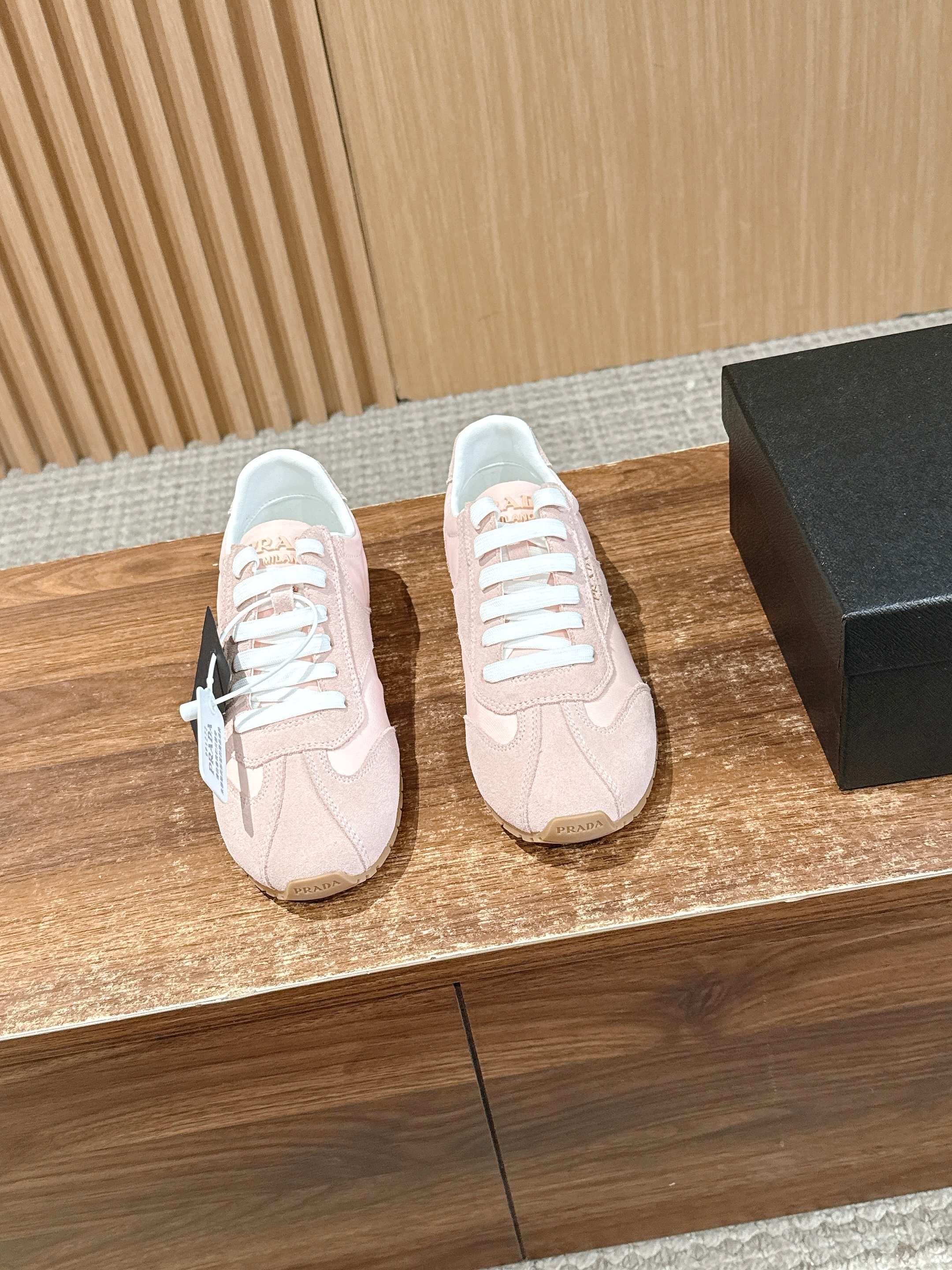 NO:723727,PRADA 2026 new thin-soled moral training shoes, casual shoes, made of cow velvet and ski cloth, wrapped in sheepskin on the inside, soft and waxy. The insole is thickened with lambskin, which is extremely comfortable to step on, has a sense of support, and feels well wrapped. The shoe shape is full of wrapping, light, easy to wear and practical, a casual shoe that makes you taller and longer legs!  Original molded non-slip outsole Size female 35-41 (40 41 customized, non-returnable), casual shoes/sports shoes, prada, prada, sneakers, sheepskin19860909PRADA 普拉达2026新款薄底德训鞋 休闲鞋 牛绒加滑雪服布材质 内里羊皮包裹,软软糯糯的.鞋垫加厚小羊皮,踩上去无比舒适,有支撑感,又包裹得很好的感觉 鞋型包裹感十足,轻便好穿实用的一款休闲鞋,显高显大长腿！原版开模防滑大底 Size女35-41（40 41订做不退换）,休闲鞋/运动鞋,prada,prada,sneakers,sheepskin,Women's Shoes