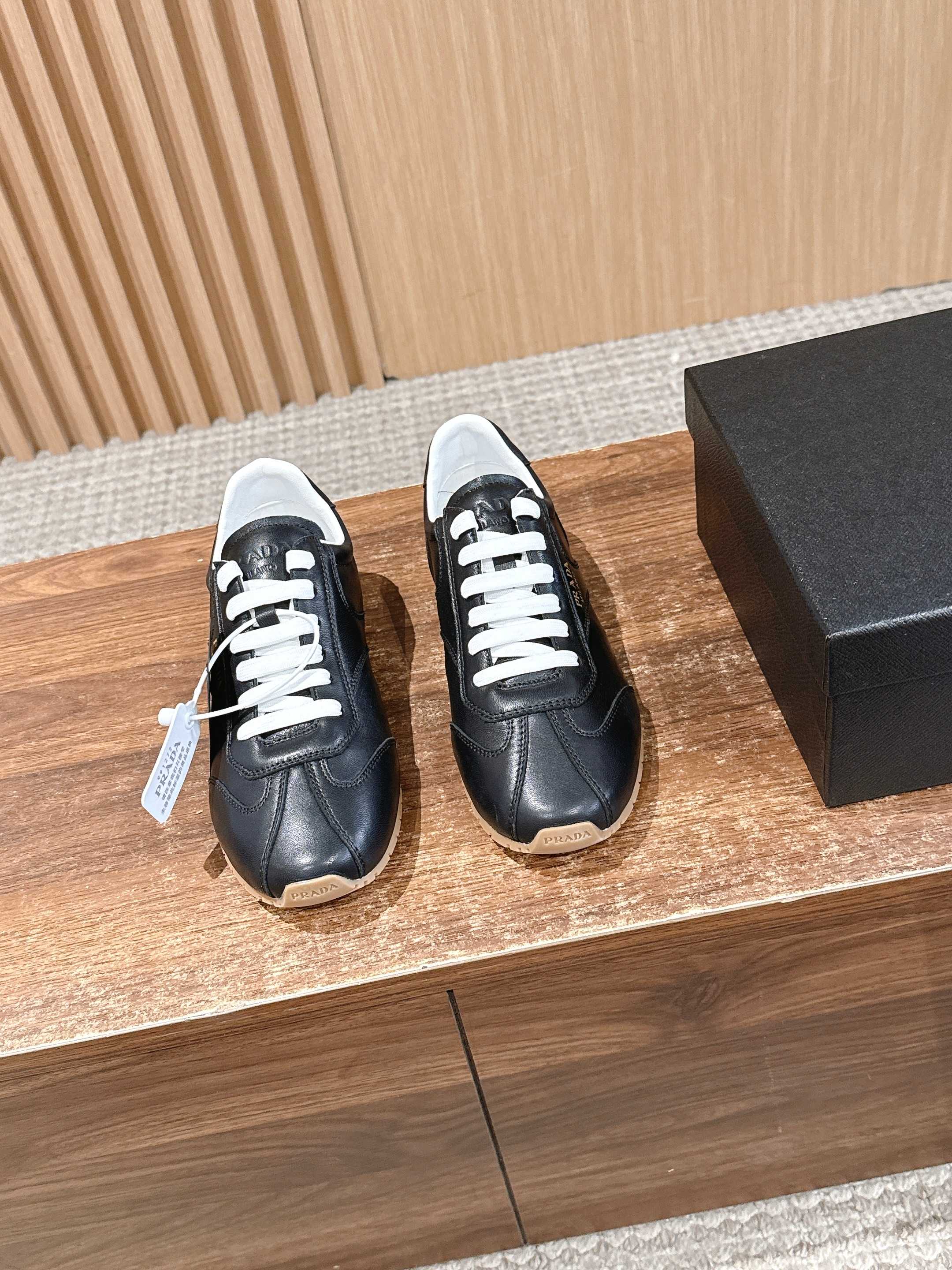 NO:723729,PRADA 2026 new thin-soled moral training shoes, casual shoes, made of calfskin, wrapped in sheepskin on the inside, soft and waxy. The insole is thickened in lambskin, which is extremely comfortable to step on, has a sense of support, and feels well wrapped. The shoe shape is full of wrapping, light, easy to wear and practical, a casual shoe that makes you taller and longer legs!  Original molded non-slip two-color outsole Size female 35-41 (40 41 customized, non-returnable), casual shoes/sports shoes, prada, prada, sneakers, cowhide, sheepskin19860909PRADA 普拉达2026新款薄底德训鞋 休闲鞋 小牛皮材质 内里羊皮包裹,软软糯糯的.鞋垫加厚小羊皮,踩上去无比舒适,有支撑感,又包裹得很好的感觉 鞋型包裹感十足,轻便好穿实用的一款休闲鞋,显高显大长腿！原版开模防滑双色大底 Size女35-41（40 41订做不退换）,休闲鞋/运动鞋,prada,prada,sneakers,cowhide,sheepskin,Women's Shoes