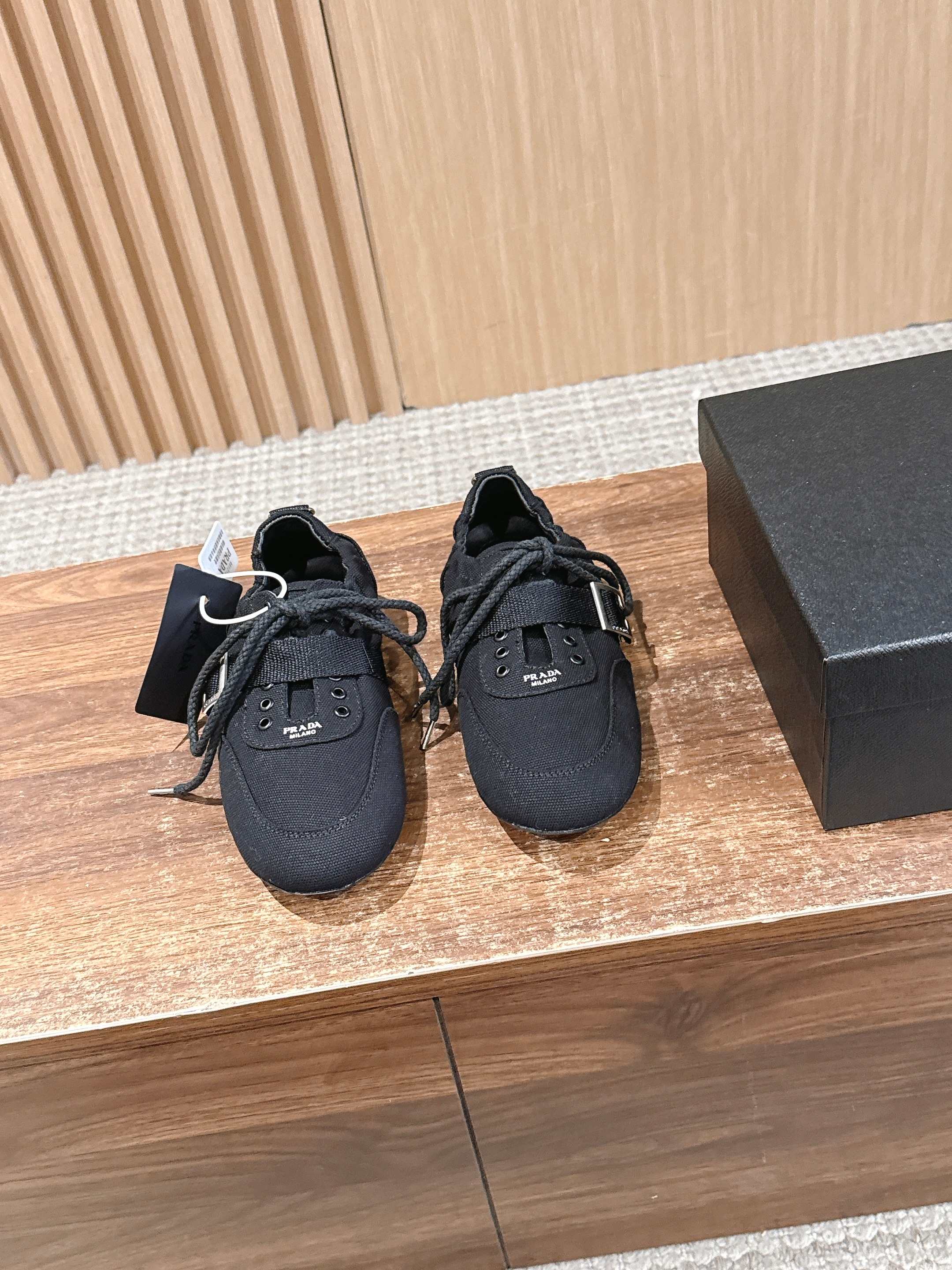 NO:723734,PRADA 2026 new retro strappy flat casual shoes Forrest Gump shoes. The upper is made of canvas-like fabric with a delicate texture. It is combined with a double fixation design of laces and Velcro buckles, which has both practicality and design. The shoe shape is low-cut and flat-soled, with simple and smooth lines, leaning towards the style of retro moral training shoes/driving shoes.  There are two classic colors, navy blue and khaki brown, both of which are low-saturation earthy/cool tones, versatile and textured; the toe is rounded, and the shoe body does not have too many decorations, which is simple and elegant. The flat-soled design with soft upper makes the foot feel comfortable and suitable for daily leisure, commuting and other scenarios. Washed cloth for the upper, cloth lining/sheepskin, rubber outsole, increased size by 3cm  : 35-41 sizes (customized sizes 40 and 41 are non-refundable), casual shoes/sports shoes, prada, prada, sneakers, sheepskin19860909PRADA 普拉达2026新款复古绑带平底休闲鞋阿甘鞋德训鞋 鞋面采用帆布质感的面料,质感细腻,结合系带与魔术贴搭扣双重固定设计,兼具实用性与设计感；鞋型为低帮平底,线条简约流畅,偏向复古德训鞋/驾车鞋的风格. 有藏蓝色、卡其棕色两款经典色系,均为低饱和度的大地/冷色调,百搭且显质感；鞋头圆润,鞋身无过多装饰,简约大气.平底设计搭配柔软鞋面,脚感舒适,适合日常休闲、通勤等多种场景. 鞋面水洗布 内里布/羊皮 大底橡胶大底 增高3cm size :35-41码（40、41码定制不退换）,休闲鞋/运动鞋,prada,prada,sneakers,sheepskin,Women's Shoes