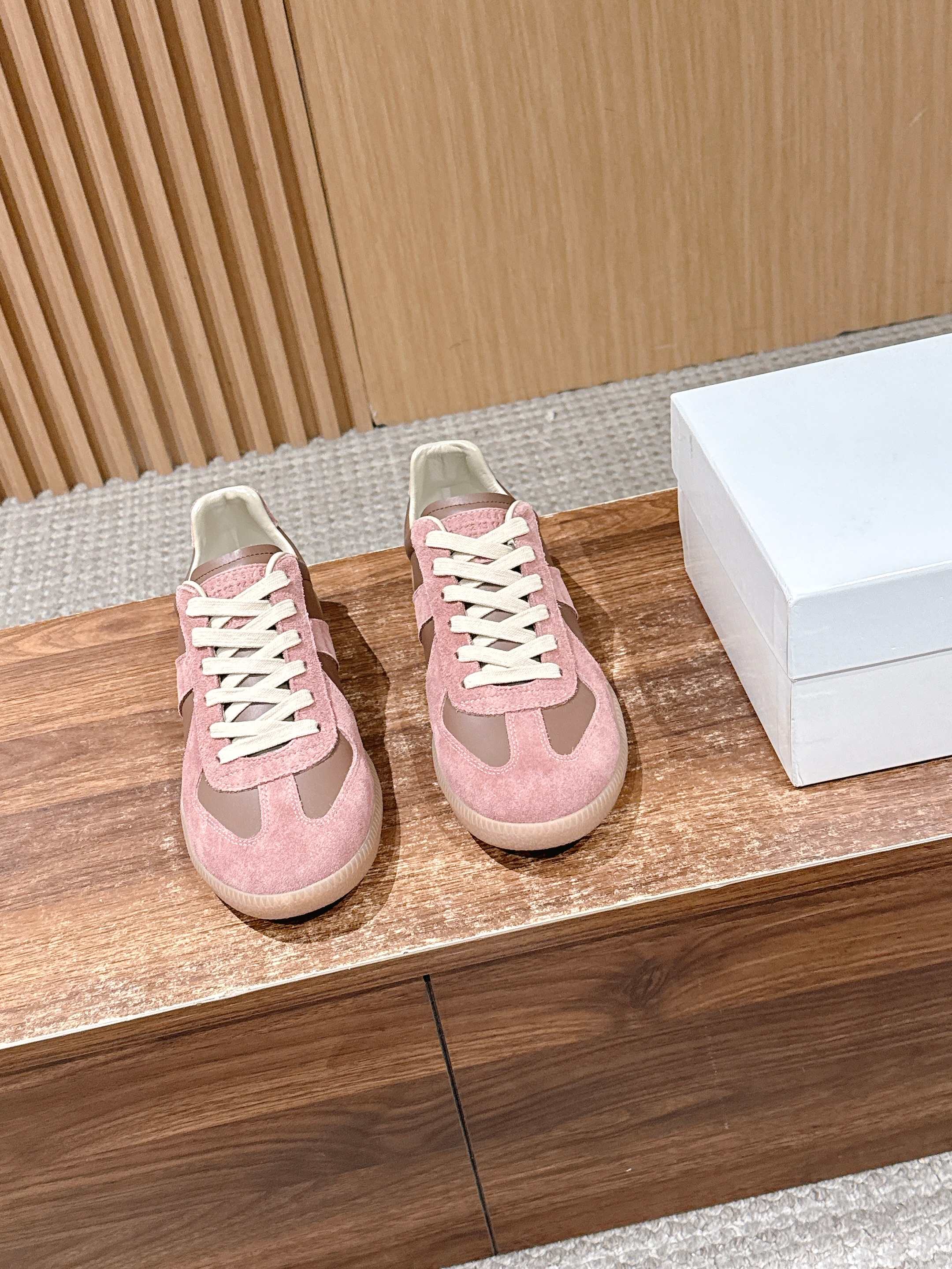 NO:723739,Men's Maison Margiela MM Margiela retro moral training shoes. This pair of replicas is a moral training shoe with cowhide splicing. The overall shoe shape is particularly simple and retro. It is a pair of casual shoes that are both suitable and quality. It is extremely comfortable on the foot. The upper is spliced ​​with imported cowhide suede. The leather lining is ZP replica rubber non-slip outsole. Size35-45, casual shoes/sports shoes, masion margiela, sneakers, cowhide19860909男 Maison Margiela MM马吉拉复古德训鞋 这双replica是牛皮拼接的德训鞋 鞋型整体特别简约复古 是一双适合和质量并存的休闲鞋 上脚巨舒服 鞋面进口牛皮翻毛皮拼接 牛皮里 zp复刻橡胶防滑大底 Size35-45,休闲鞋/运动鞋,masion margiela,sneakers,cowhide,Women's Shoes