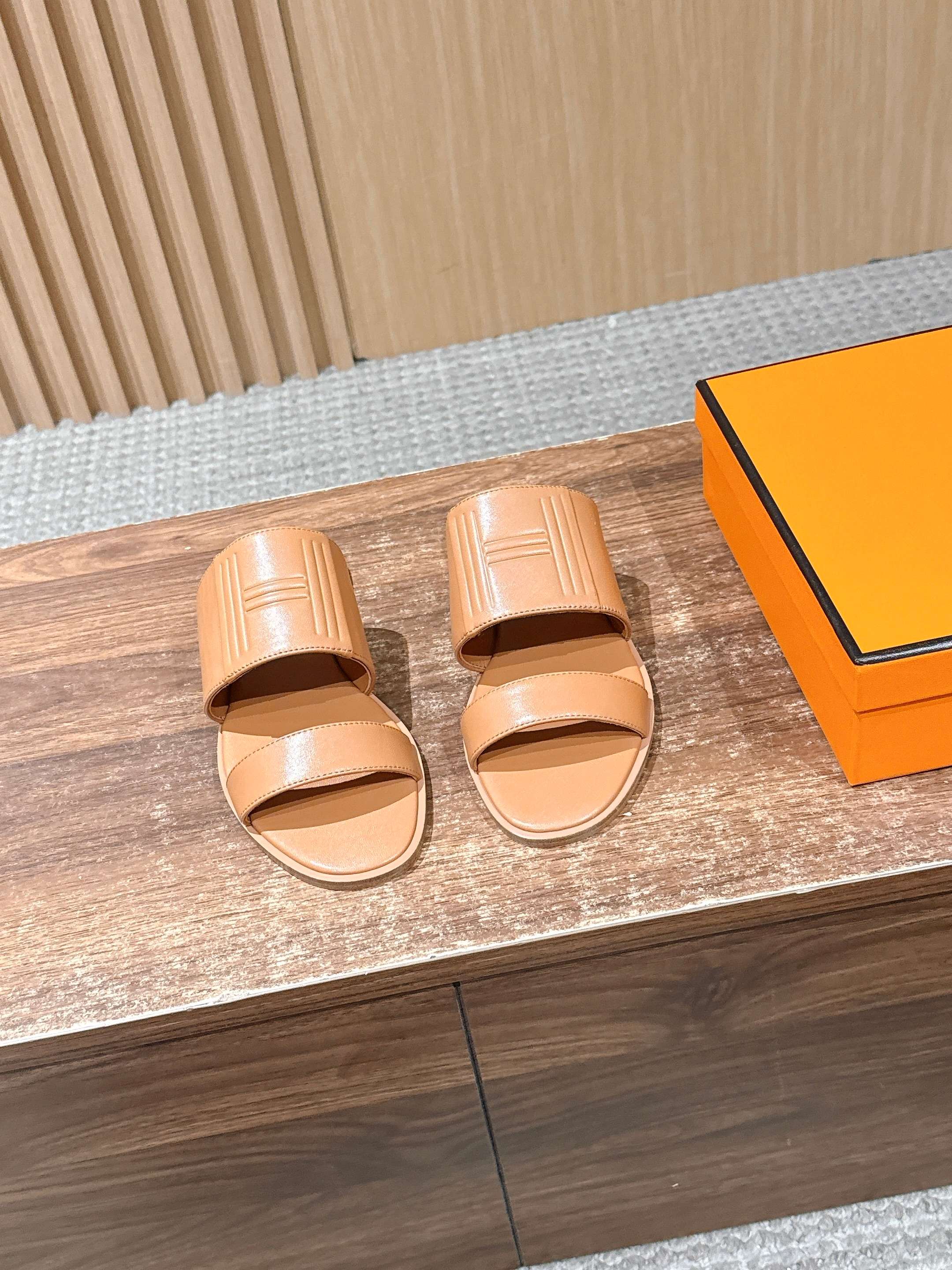 NO:724201,HREMES Hermès 26ss spring and summer new flat slippers are embossed with the brand's iconic 'H'-shaped texture on the upper, without the need for additional metal buckles, highlighting the brand recognition in a low-key manner. Based on the classic flip-flop, the double-broadband design is simple and neat, suitable for a variety of foot types, with both comfort and modernity. The shoe body has neat lines, and the edges are finely sealed, giving the overall visual sense a unified and textured feel.  The double-strap design is matched with leather material, and the upper foot is light and breathable, suitable for long-term wear in summer, and it will not scratch your feet when worn barefoot. It can be matched with casual jeans and shorts, as well as simple dresses and commuting clothes. It is a 'universal item' for creating a summer look. Cow leather upper, cow leather lining, Italian genuine leather outsole, 1cm higher  size35-39 (40/41 size customization is not returnable), slippers, hermes, slippers, skirts, shorts, jeans, cowhide, Leather soles19860909HREMES 爱马仕26ss春夏新款平底拖鞋 鞋面压印品牌标志性的“H”形纹理,无需额外金属扣饰,低调中彰显品牌辨识度.以经典一字拖为原型,双条宽带设计简约利落,适配多种脚型,兼具舒适感与现代感.鞋身车线工整,边缘做了精细的封边处理,整体视觉感统一且富有质感. 双带设计与皮革材质搭配,上脚轻盈透气,适合夏季长时间穿着,赤脚穿也不会磨脚.既能搭配休闲感的牛仔裤、短裤,也能适配简约风的连衣裙、通勤装,是打造夏日造型的“万能单品”. 鞋面奶牛皮 内里奶牛皮 大底意大利真皮大底 增高1cm size35-39（40/41码定制不退换）,拖鞋,hermes,slippers,skirts,shorts,jeans,cowhide,Leather soles,Women's Shoes