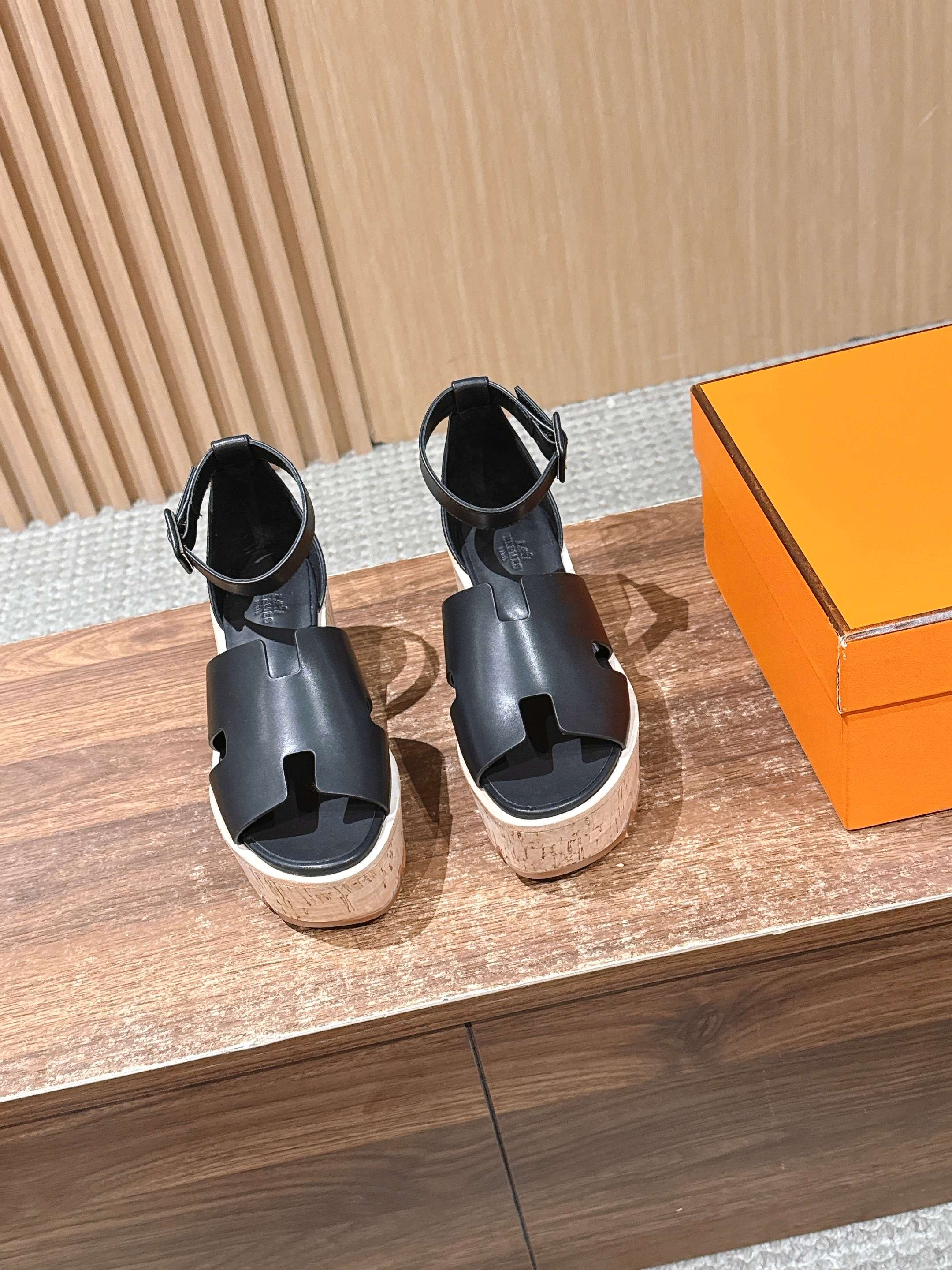 NO:724224,HERMES 26ss spring and summer new ankle strap thick-soled H-shaped wedge sandals are based on classic Roman sandals. The H-shaped hollow upper + wedge heel design is simple and neat. The wedge shape can visually lengthen the leg line and adapt to a variety of foot types. The shoe body has neat stitching and the leather cutting edges have been carefully edge-sealed. The overall visual sense is unified and rich in texture.  The wedge heel design disperses the pressure on the foot, and the soft leather and loose last fit the foot shape and will not chafe when worn barefoot, making it suitable for long walks in summer. It can be matched with casual jeans and shorts, as well as simple dresses and commuting wear. It is a 'universal item' to create an elegant summer look. Cow leather upper, cow leather lining, outsole, TPU genuine leather welt combination outsole, 7cm higher  Size 35-40 (customized sizes 40 are non-returnable), sandals, hermes, hermes, sandals, skirts, shorts, jeans, cowhide19860909HERMES 爱马仕26ss春夏新款踝带厚底H型坡跟凉鞋 以经典罗马凉鞋为原型,H形镂空鞋面+坡跟的设计简约利落,坡跟造型能在视觉上拉长腿部线条,适配多种脚型.鞋身车线工整,皮革剪裁边缘做了精细的封边处理,整体视觉感统一且富有质感. 坡跟设计分散了脚部压力,柔软皮革与宽松鞋楦上脚即贴合脚型,赤脚穿也不会磨脚,适合夏季长时间行走.既能搭配休闲感的牛仔裤、短裤,也能适配简约风的连衣裙、通勤装,是打造夏日优雅造型的“万能单品”. 鞋面奶牛皮 内里奶牛皮 大底TPU真皮沿条组合大底 增高7cm Size35-40码（40码定制不退换）,凉鞋,hermes,hermes,sandals,skirts,shorts,jeans,cowhide,Women's Shoes