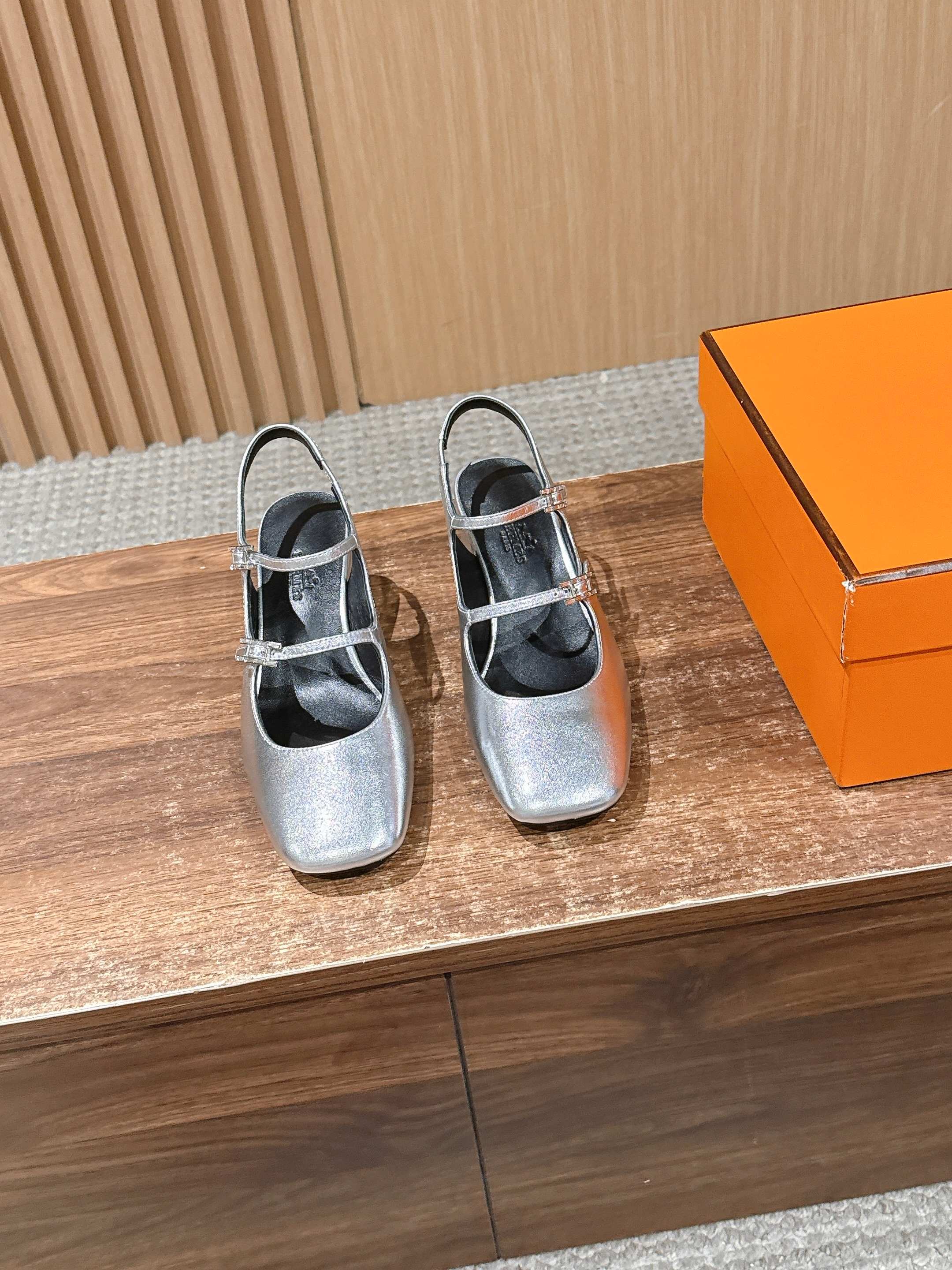 NO:724207,Hermes 26ss/Jackie series new spring and summer Mary Jane block-heeled high-heeled sandals are based on classic Mary Jane shoes. The design of square toe + double buckle is simple and elegant. The square toe shape can modify the foot shape, taking into account elegance and comfort. The body of the shoe has neat lines, the connection between the metal buckle and the upper is natural and smooth, and the brand logo is only presented in the form of embossing in a low-key way inside the shoe.  The soft leather material and moderately loose shoe last fit the foot shape immediately, without the need for running-in, and the bare feet will not be worn. It can be matched with retro-style dresses, suit pants, or minimalist commuting wear. It is a 'universal item' to create an elegant look. Suede upper, suede lining, Italian genuine leather outsole, 6cm higher  size35-39 (40/41 customization is not returnable), sandals, hermes, hermes, sandals, mary jane, skirts, business suit, sheepskin, Leather soles19860909Hermes 爱马仕26ss/Jackie系列春夏新款玛丽珍粗跟高跟凉鞋 以经典玛丽珍鞋为原型,方头+双条搭扣的设计简约优雅,方头造型能修饰脚型,兼顾了优雅与舒适.鞋身车线工整,金属扣与鞋面的衔接自然流畅,品牌标识仅以压印形式低调呈现于鞋内. 柔软的皮革材质与适度宽松的鞋楦,上脚即贴合脚型,无需磨合,赤脚穿也不会磨脚.既能搭配复古风的连衣裙、西装裤,也能适配极简风的通勤装,是打造优雅造型的“万能单品”. 鞋面小山羊皮 内里小山羊皮 大底意大利真皮大底 增高6cm size35-39（40/41定制不退换）,凉鞋,hermes,hermes,sandals,mary jane,skirts,business suit,sheepskin,Leather soles,Women's Shoes