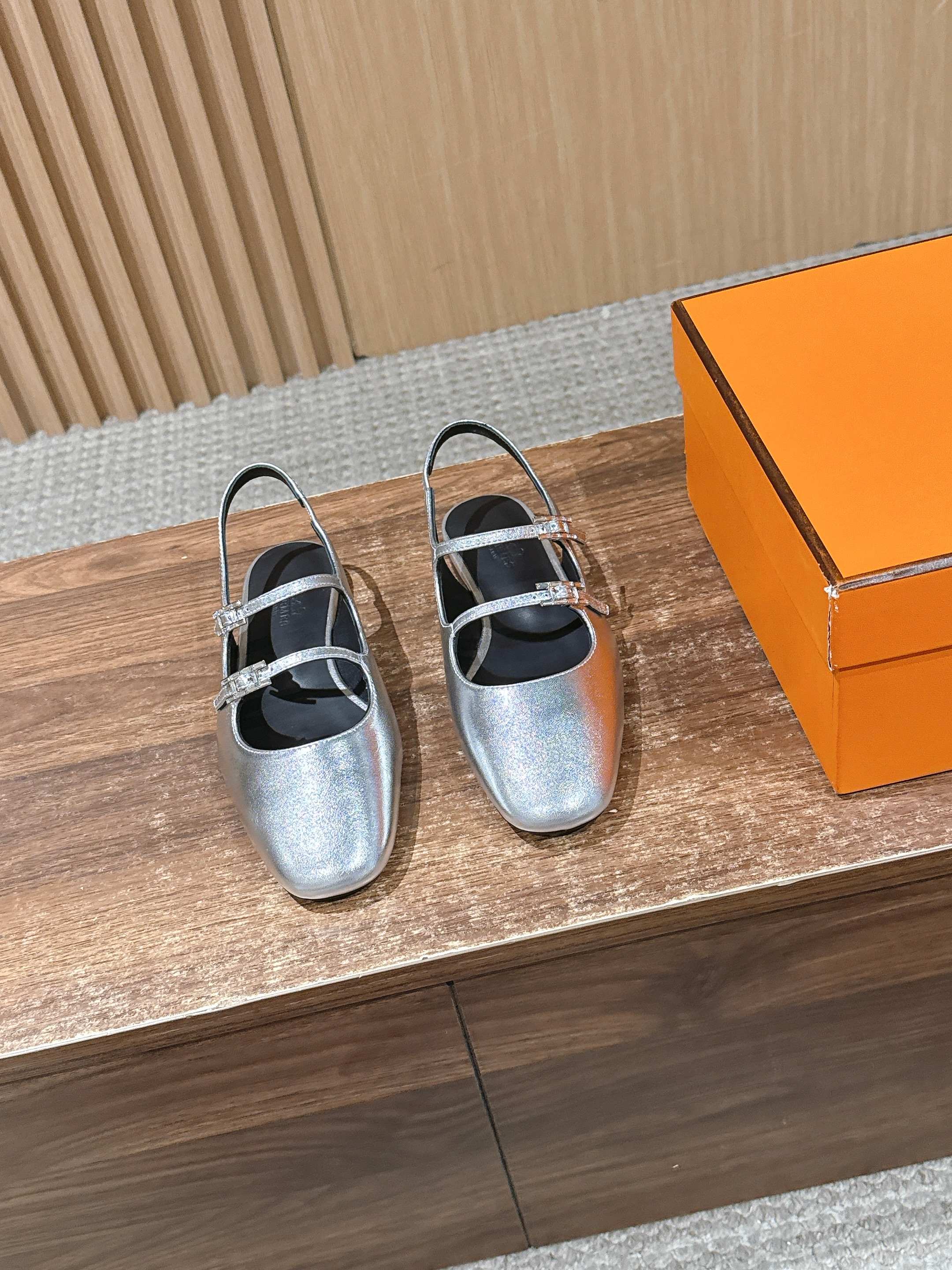 NO:724210,Hermes 26ss/Jackie series new spring and summer Mary Jane flat sandals are based on classic Mary Jane shoes. The design of square toe + double buckle is simple and elegant. The square toe shape can modify the foot shape, taking into account both elegance and comfort. The body of the shoe has neat lines, the connection between the metal buckle and the upper is natural and smooth, and the brand logo is only presented in the form of embossing in a low-key way inside the shoe.  The soft leather material and moderately loose shoe last fit the foot shape immediately, without the need for running-in, and wearing barefoot will not chafe your feet. It can be matched with retro-style dresses, suit pants, or minimalist style commuting wear. It is a 'universal item' to create an elegant look. Suede upper, suede lining, Italian genuine leather outsole  size35-39 (40/41 customization is not returnable), sandals, hermes, hermes, sandals, mary jane, skirts, business suit, sheepskin, Leather soles19860909Hermes 爱马仕26ss/Jackie系列春夏新款玛丽珍平跟凉鞋 以经典玛丽珍鞋为原型,方头+双条搭扣的设计简约优雅,方头造型能修饰脚型,兼顾了优雅与舒适.鞋身车线工整,金属扣与鞋面的衔接自然流畅,品牌标识仅以压印形式低调呈现于鞋内. 柔软的皮革材质与适度宽松的鞋楦,上脚即贴合脚型,无需磨合,赤脚穿也不会磨脚.既能搭配复古风的连衣裙、西装裤,也能适配极简风的通勤装,是打造优雅造型的“万能单品”. 鞋面小山羊皮 内里小山羊皮 大底意大利真皮大底 size35-39（40/41定制不退换）,凉鞋,hermes,hermes,sandals,mary jane,skirts,business suit,sheepskin,Leather soles,Women's Shoes