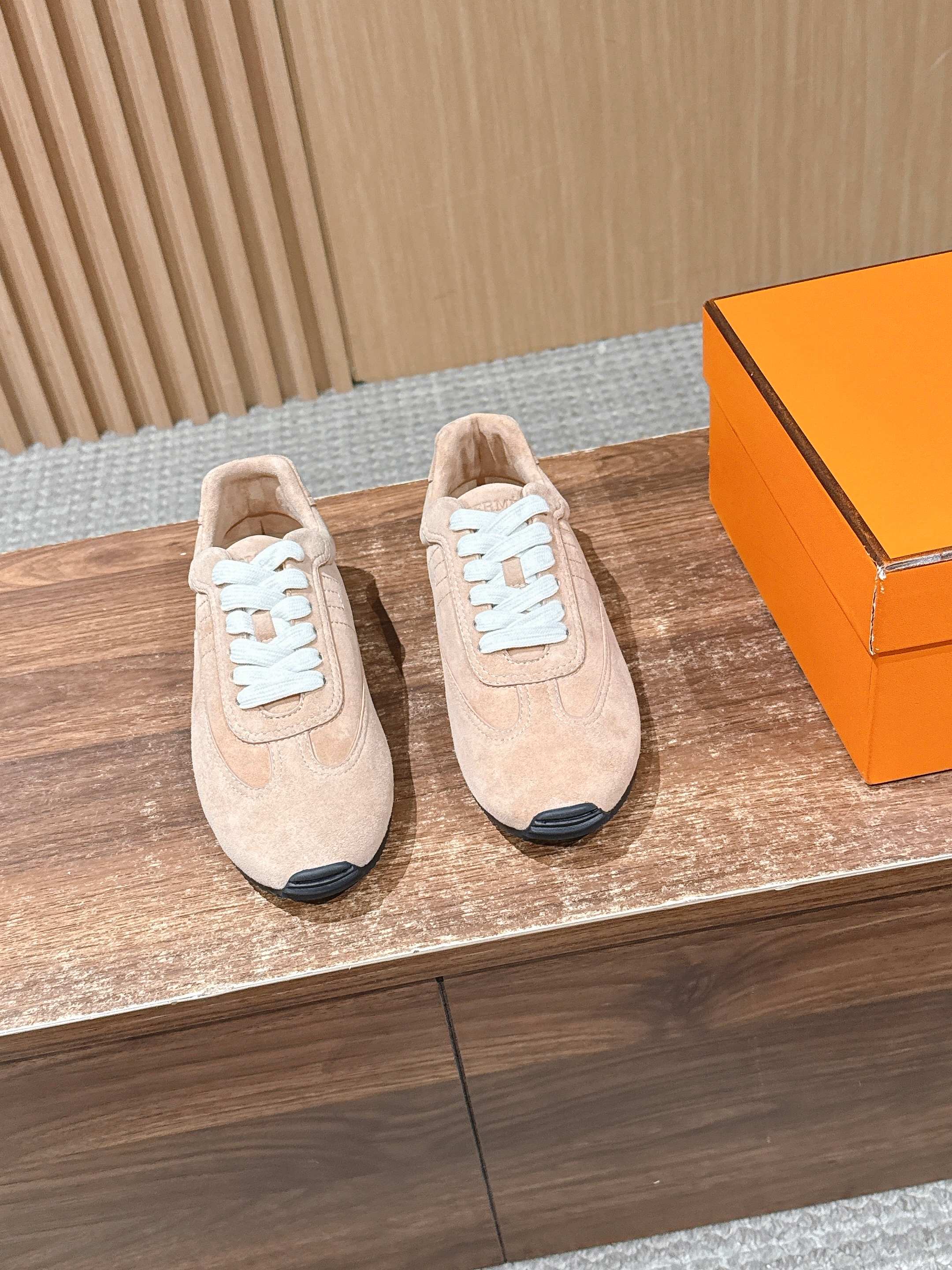 NO:724206,HERMES Hermès' new spring and summer show style moral training shoes, sports shoes and casual shoes are based on the classic moral training shoes. The shape of low top + round toe is simple and neat, which not only retains the sporty attributes, but also has a sense of elegance. The stitching of the shoe body is neat, the leather splicing has a natural transition, and the edges are finely sealed. The overall visual sense is unified and rich in texture.  The soft leather material and loose and moderate shoe last fit the foot shape immediately, without the need for running-in. Wearing it barefoot will not chafe your feet. It can be matched with casual jeans and sweatpants, as well as simple suits and dresses. It is a 'universal item' for daily wear. Upper cow leather/fetal cashmere lining fetal cashmere Outsole TPU outsole 3cm higher  size 35-40 (customized size 40 is non-returnable), casual shoes/sports shoes, hermes, hermes, sneakers, skirts, jeans, business suit, cowhide19860909HERMES 爱马仕春夏新款秀款德训鞋运动鞋休闲鞋 以经典德训鞋为原型,低帮+圆润鞋头的造型简约利落,既保留了运动属性,又兼具优雅感.鞋身车线工整,皮革拼接处过渡自然,边缘做了精细的封边处理,整体视觉感统一且富有质感. 柔软的皮革材质与宽松适度的鞋楦,上脚即贴合脚型,无需磨合,赤脚穿也不会磨脚.既能搭配休闲感的牛仔裤、运动裤,也能适配简约风的西装、连衣裙,是日常穿搭的“万能单品”. 鞋面奶牛皮/胎羊绒 内里胎羊绒 大底TPU大底 增高3cm size35-40码（40码定制不退换）,休闲鞋/运动鞋,hermes,hermes,sneakers,skirts,jeans,business suit,cowhide,Women's Shoes