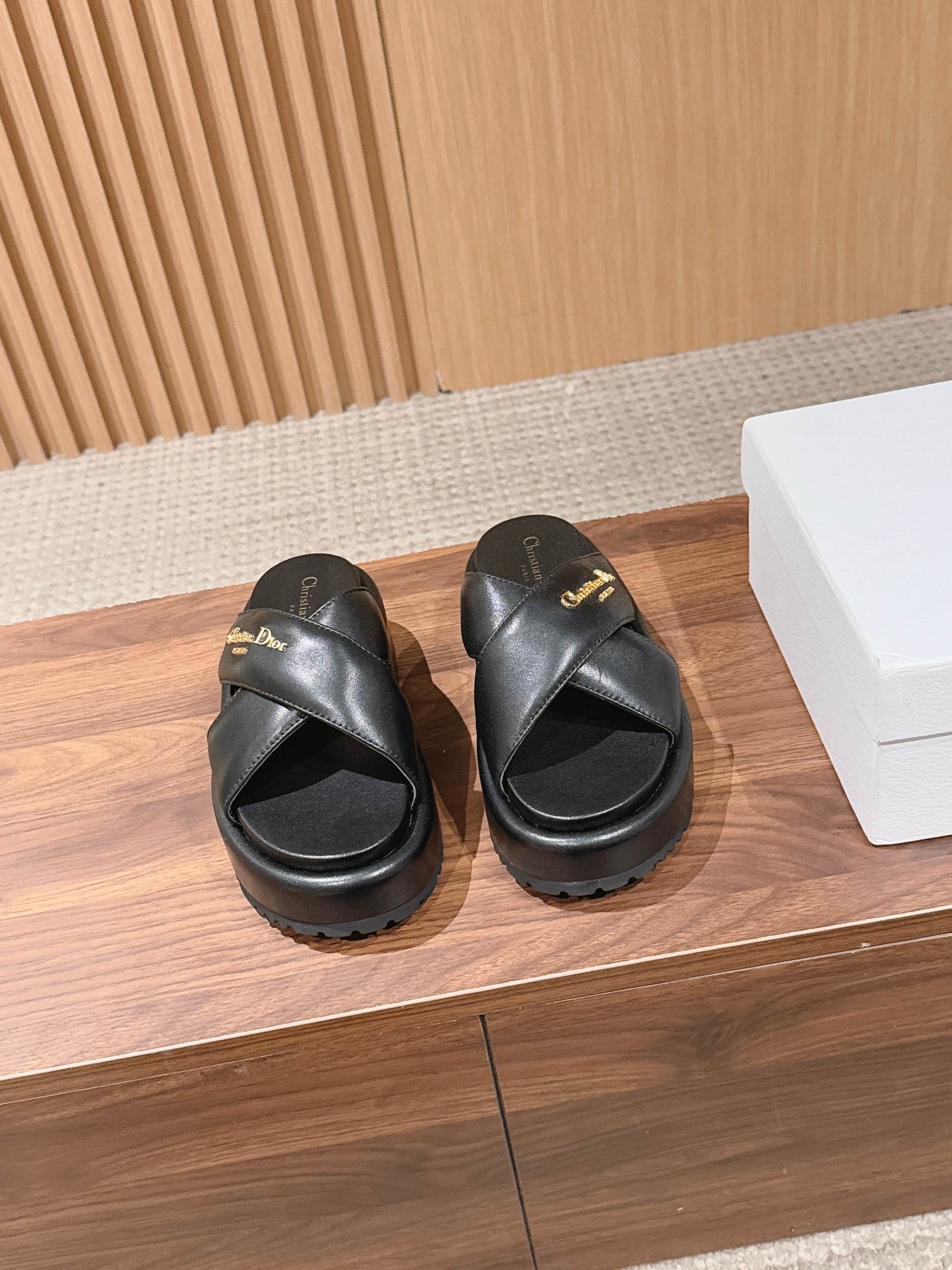 NO:749286,CHRISTIAN DIOR Dior's new thick-soled D-shaped cross-strap sandals/slippers D's thick-soled slippers are simple and elegant, with custom-made presbyopia on the upper - with a golden 'ChristianDior' logo, full of brand feel. The thick-soled design is taller and more comfortable, suitable for long-term wear. The soles are non-slip and are OK for daily outings or vacations! They can be easily worn with skirts and casual pants. They are a must-have item in spring and summer. They are fashionable and practical, and can easily enhance the quality of your outfit.  Size: 35-41 (40/41 customized, non-refundable), slippers and sandals, dior, dior, dior, sandals, slippers, skirts19860909CHRISTIAN DIOR 迪奥新款厚底D字交叉带凉鞋/拖鞋 D家厚底拖鞋,简约大气,鞋面定制老花面-搭配金色'ChristianDior'标志,品牌感满满.厚底设计增高又舒适,适合长时间穿着.鞋底防滑,日常出街或度假都很OK!裙装休闲裤都能轻松驾驭,春夏季节必备单品,时尚又实用,轻松提升穿搭质感 Size:35-41（40/41定做不退换),拖鞋凉鞋,dior,dior,dior,sandals,slippers,skirts,Women's Shoes