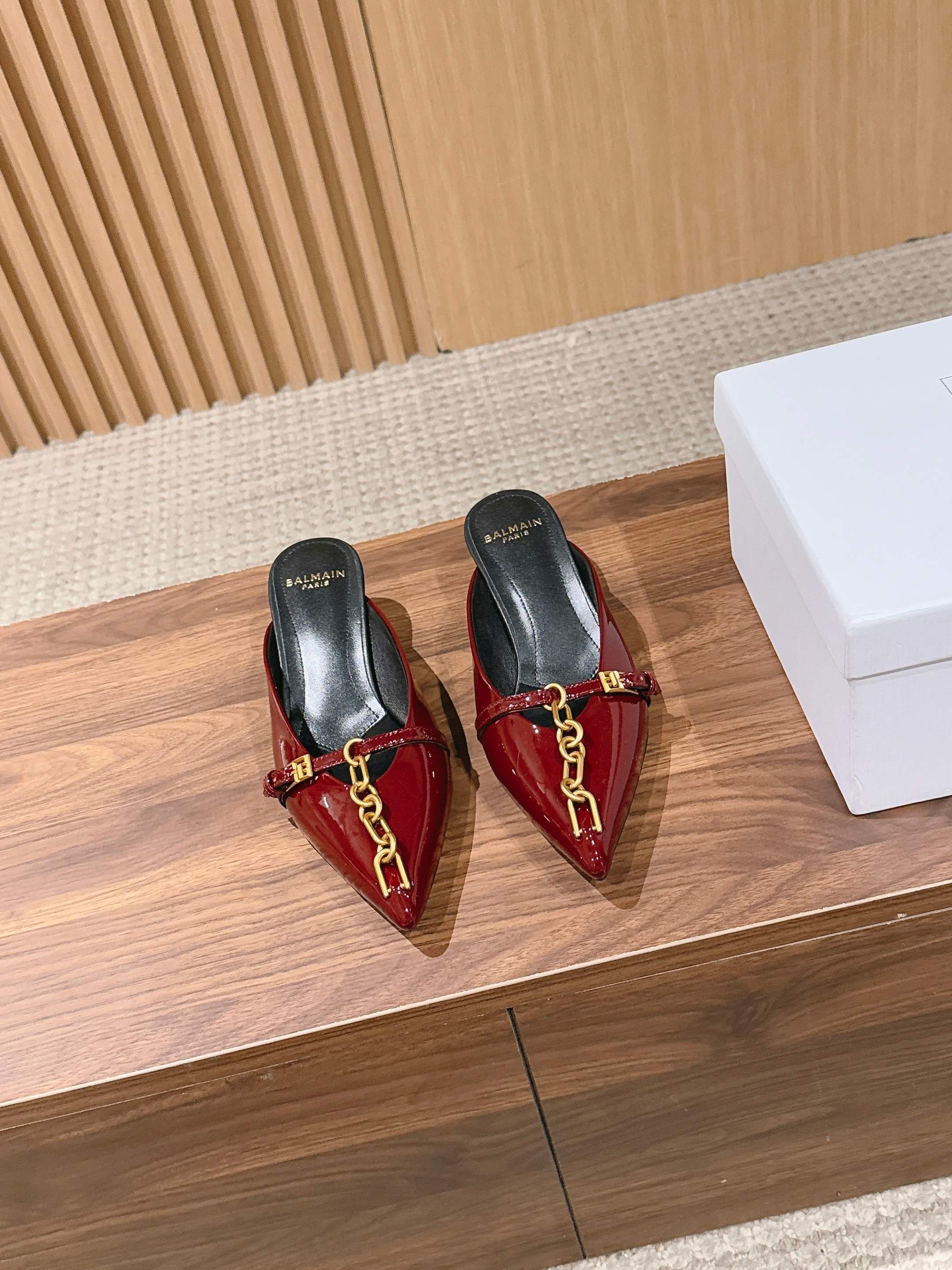 NO:749266,BALMAIN Balmain 2026 catwalk model·Fashion pointed toe cat heel chain mules slippers. Comfortable and sexy low-heeled slippers. The upper is equipped with the iconic SYNC chain, which covers the leather laces. The leather laces are equipped with gold PB buckles. Can be matched with any ready-to-wear style. Cow patent leather/sheepskin lining material. Genuine leather outsole. Heel height 4.5cm.  Size35-39 (40 orders are not returnable), half drag, balmain, balmain, slippers, sheepskin, Leather soles19860909BALMAIN 巴尔曼2026走秀款·时装尖头猫跟链条穆勒凉拖鞋 舒适又性感的低跟凉拖 鞋面配有标志性的SYNC链条,套住皮革系带·皮革系带配有金色PB搭扣·可搭配任何成衣造型 牛漆皮/羊皮里材质 真皮大底 跟高4.5cm Size35-39（40订做不退换）,半拖,balmain,balmain,slippers,sheepskin,Leather soles,Women's Shoes