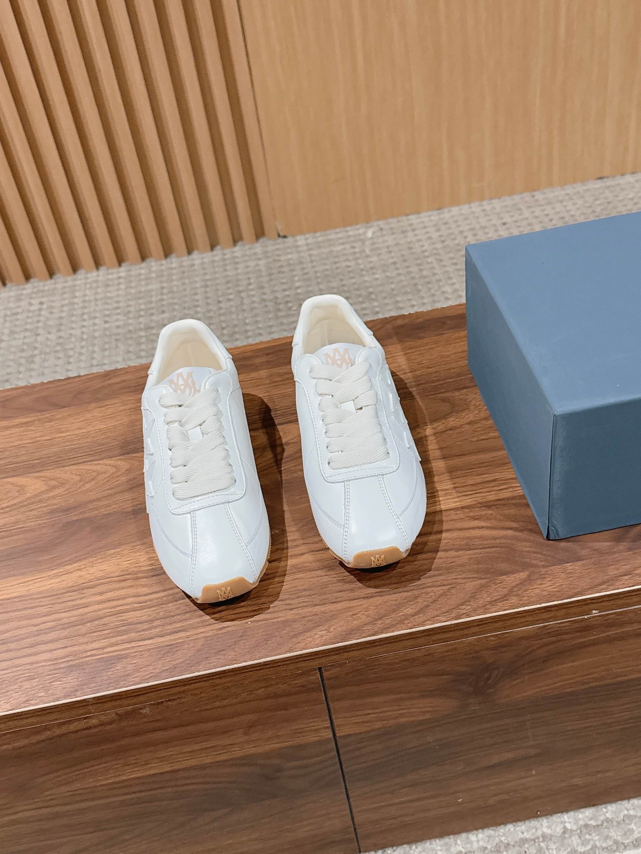 NO:750317,AMIRI-Pacific Flat AMIRI series thin-soled star moral training shoes, early spring hot style star contrasting flat-soled casual sports white shoes!  —AMIRI bone shoes, I believe everyone knows how popular they are, right?  This time I would like to recommend to you the latest model of their shoes, Stars Casual Shoes~ STARS Stars Sports Casual Shoes, classic, versatile and fashionable!  Low-top lace-up sneakers. The collage of complex star patterns brings a casual and uninhibited style, and the contrasting hook surface has an eye-catching shape, presenting a subtle blend of luxury aesthetics and design. Amiri's brand letters and MA logo appear on the side of the shoe. Fabric: imported cow suede, lining: original customized breathable lining. Outsole: exclusive molded TPU material, women's size 35-39 (40 customizations are non-refundable), casual shoes/sports shoes, amiri, sneakers19860909AMIRI-Pacific Flat 埃米尔系列薄底星星德训鞋早春爆款星星撞色平底休闲运动小白鞋！ —AMIRI骨头鞋相信大家都知道有多火爆了吧？这一次给大家推荐他家最新款鞋,星星休闲鞋～ STARS 星星运动休闲鞋 经典百搭时尚！低帮系带运动鞋. 以繁复星星图案拼贴带来率性不羁格调,撞色勾面个性吸睛造型,呈现奢华美学与设计的精妙交融. Amiri的品牌字母和 MA标识出现在鞋身侧面 面料: 进口牛反毛皮,内里: 原版定制透气里 大底: 独家开模TPU材质 码数女款35-39（40定制不退换）,休闲鞋/运动鞋,amiri,sneakers,Women's Shoes