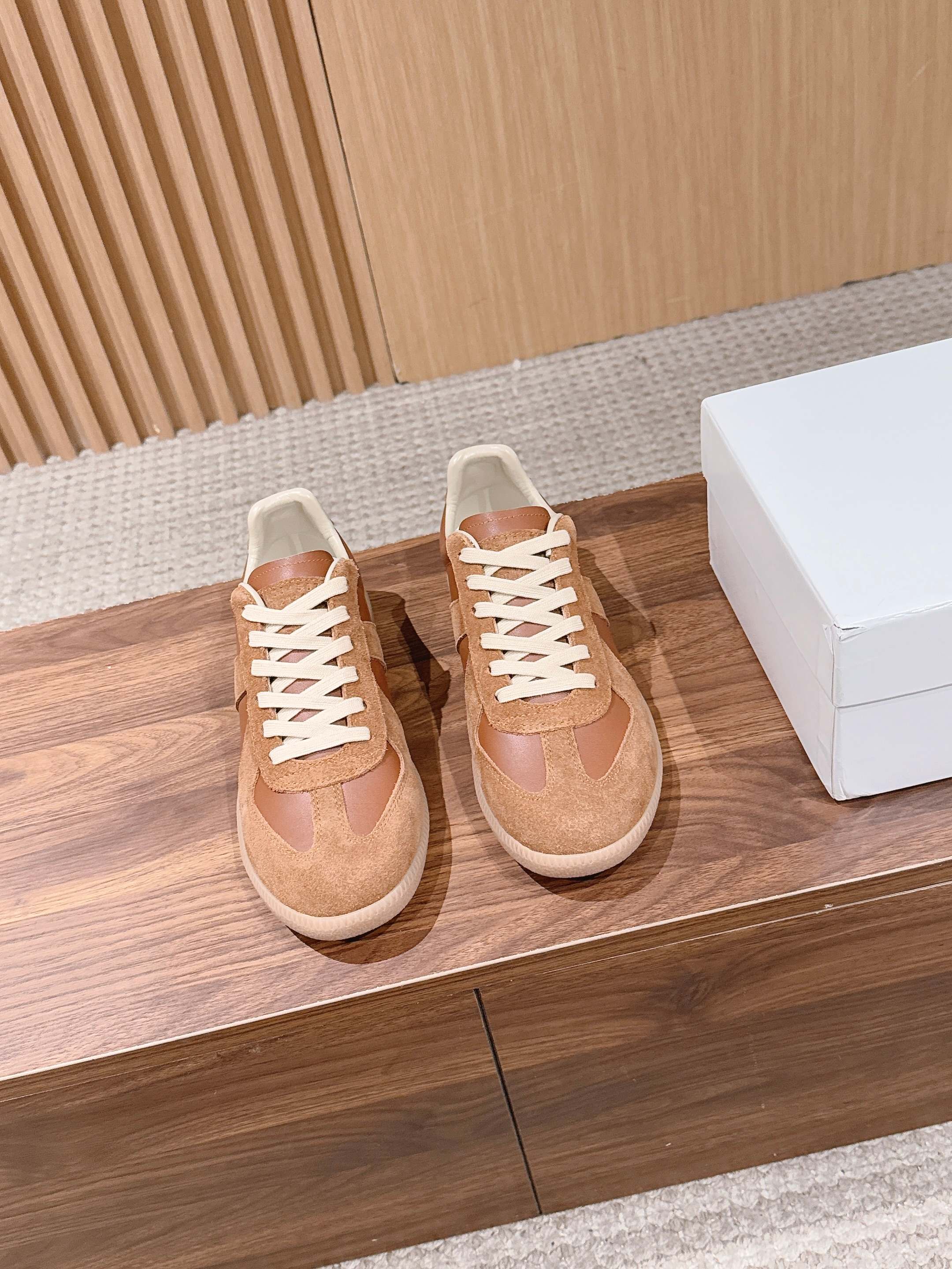 NO:761213,Men's Maison Margiela MM Margiela retro moral training shoes. This pair of replicas is a moral training shoe with cowhide splicing. The overall shoe shape is particularly simple and retro. It is a pair of casual shoes that are both suitable and quality. It is extremely comfortable on the foot. The upper is spliced ​​with imported cowhide suede. The leather lining is ZP replica rubber non-slip outsole. Size35-45, casual shoes/sports shoes, masion margiela, sneakers, cowhide19860909男 Maison Margiela MM马吉拉复古德训鞋 这双replica是牛皮拼接的德训鞋 鞋型整体特别简约复古 是一双适合和质量并存的休闲鞋 上脚巨舒服 鞋面进口牛皮翻毛皮拼接 牛皮里 zp复刻橡胶防滑大底 Size35-45,休闲鞋/运动鞋,masion margiela,sneakers,cowhide,Women's Shoes