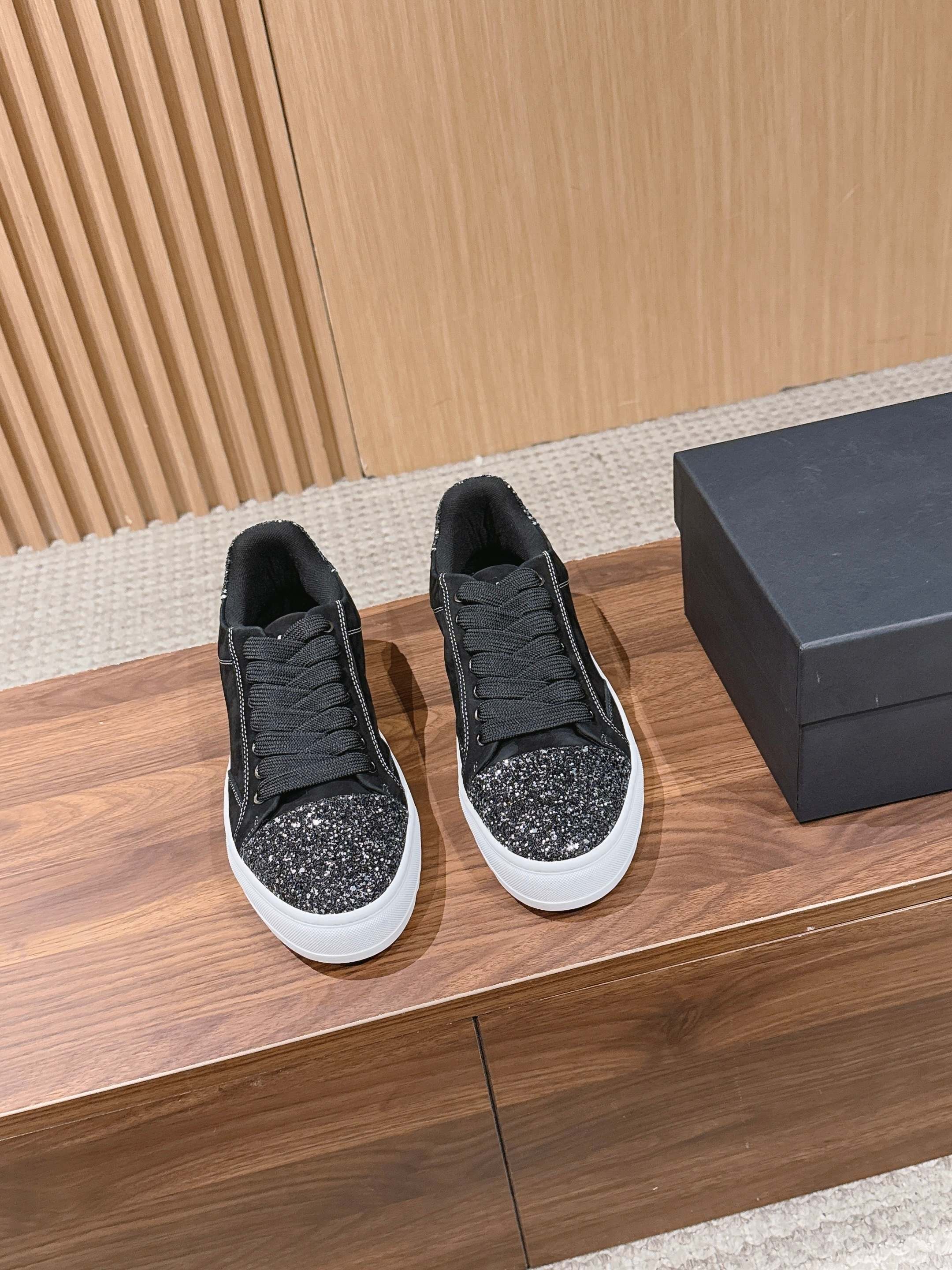 NO:761219,Numeris British brand sawtooth thick sole casual canvas sneakers Numeris sneakers are inspired by the lifestyle of urban youth. Every stitch and every detail is carefully designed by craftsmen. Numeris  Made of high-quality black nubuck leather upper with crisp white stitching and decorated with our signature pebbled leather white toe cap. The interior of the sneaker is made of wear-resistant and breathable technical mesh, providing unparalleled comfort. The final touch is our Numeris brand logo printed on the heel. Beautiful packaging at the delivery counter. Fabric: Original custom imported cowhide/canvas. Custom imported breathable mesh lining. Original molded anti-slip rubber sole. Sole thickness 3CM. Size:  Men's 39-47, casual shoes/sports shoes, sneakers, cowhide19860909Numeris 英国品牌 锯齿 厚底 休闲 帆布 运动鞋 Numeris运动鞋的灵感来自都市青年的生活方式.每一针和每一个细节都是工匠精心设计的.Numeris 采用优质黑色磨砂皮鞋面,搭配清爽的白色缝线,并饰有我们标志性的荔枝纹皮革白色鞋头.运动鞋的内部采用耐磨透气科技网布,提供无与伦比的舒适度.最后的润色是在鞋跟上印有我们的Numeris 品牌标识 配送专柜精美包装 面料:原版定制进口牛皮/帆布 内里定制进口透气网里 鞋底原版开模防滑橡胶材质 底厚3CM Size : 男款39-47,休闲鞋/运动鞋,sneakers,cowhide,Women's Shoes